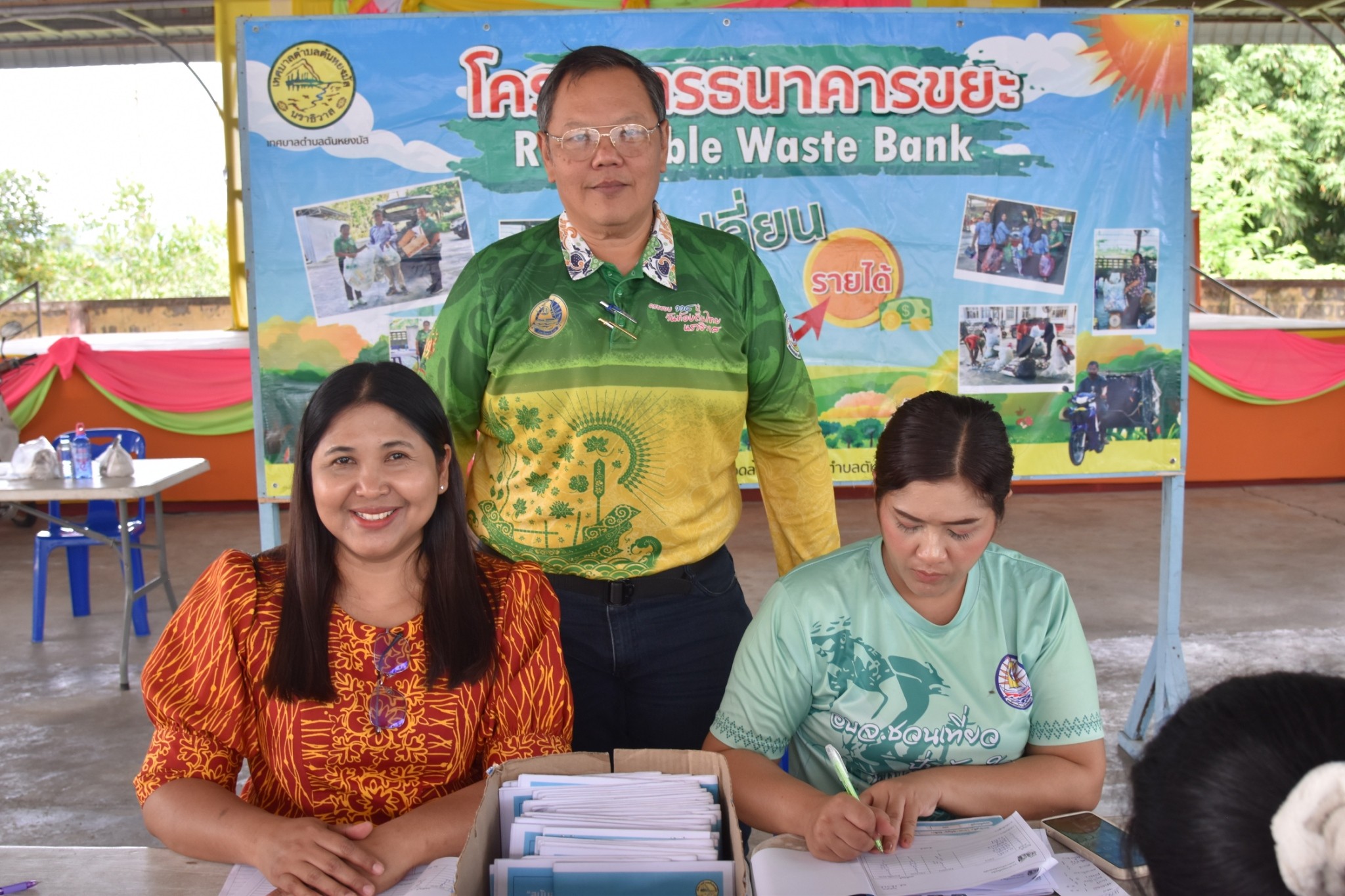วันพุธ ที่ 11 เดือน มิถุนายน พ.ศ. 2568 เวลา 09.00 น.
กองสาธารณสุขและสิ่งแวดล้อม เทศบาลตำบลตันหยงมัสร่วมกับอาสาสมัครท้องถิ่นรักษ์โลก (อถล.) และอาสาสมัครสาธารณสุขประจำหมู่บ้าน (อสม.) ทั้ง 7 ชุมชน ร่วมดำเนินการจัดงาน " MOI Waste Bank Week - มหาดไทย ปักธงประกาศความสำเร็จ 1 องค์กรปกครองส่วนท้องถิ่น 1 ธนาคารขยะ" โดยดำเนินการจัดให้มีกิจกรรมการซื้อขายขยะริไซเคิลของธนาคารขยะ เชิญชวนหน่วยงานรัฐ หน่วยงานเอกชน และประชาชนในพื้นที่เขตเทศบาลตำบลตันหยงมัส พร้อมใจกันนำขยะรีไซเคิล ได้แก่ พลาสติก แก้ว กระดาษ มาซื้อ-ขาย กันที่ ณ อาคารอเนกประสงค์ สำนักงานเทศบาลตำบลตันหยงมัส “ร่วมกันลดขยะที่ต้นทาง” “คัดแยกก่อนทิ้ง”
#MOIWASTEBANKWEEK #MOIWASTESEGREGATION #MOIACTIONISM #SDGLOCALIZATION