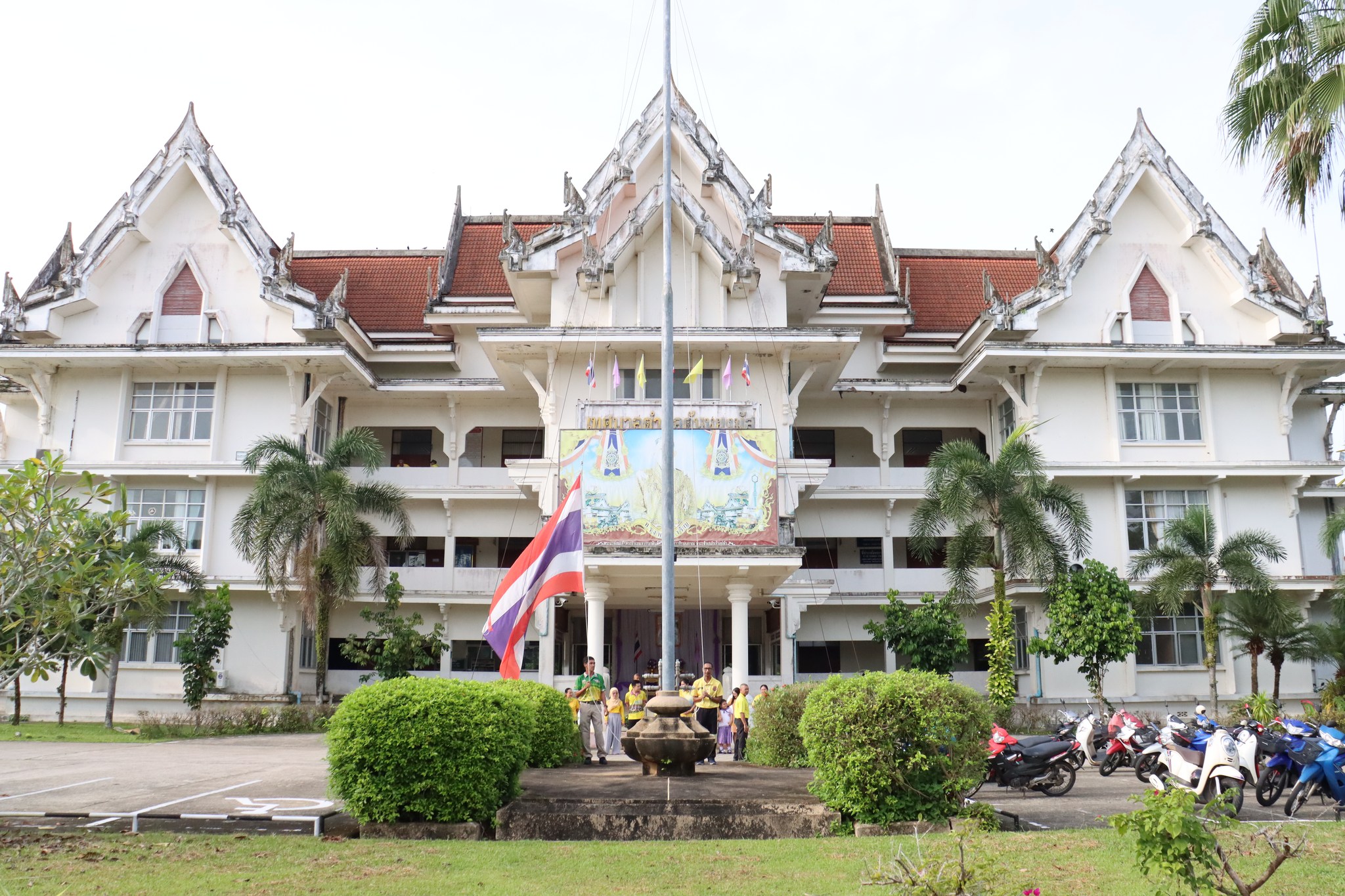 วันจันทร์ ที่ 16 มิถุนายน พ.ศ. 2568 เวลา 08:00 น. ณ สำนักงานเทศบาลตำบลตันหยงมัส โดยมีคณะผู้บริหารข้าราชการ พนักงาน และลูกจ้างเทศบาลตำบลตันหยงมัสร่วมกิจกรรมเข้าแถวเคารพธงชาติทุกวันจันทร์ เพื่อสำนึกคุณ "ชาติ ศาสน์ กษัตริย์" เพื่อความสามัคคีปรองดอง และน้อมรำลึกถึงความสำคัญของสถาบัน ทั้ง 3 สถาบัน และเพื่อให้สถาบันชาติของประเทศไทยอยู่กับคนไทยทุกคน
#งานประชาสัมพันธ์เทศบาลตำบลตันหยงมัส
#เทศบาลตำบลตันหยงมัส
📸ข่าว:สาเหะศูลฮี สาเหะดอเล๊าะ
--------------------------------------------------------------------------
งานประชาสัมพันธ์ กองยุทธศาสตร์และงบประมาณ ติดตามข้อมูลข่าวสารเพิ่มเติม ได้ที่ 
https://www.tanyongm at.go.th/
https://www.facebook.com/TassabanTanyongmat?mibextid=ZbWKwL