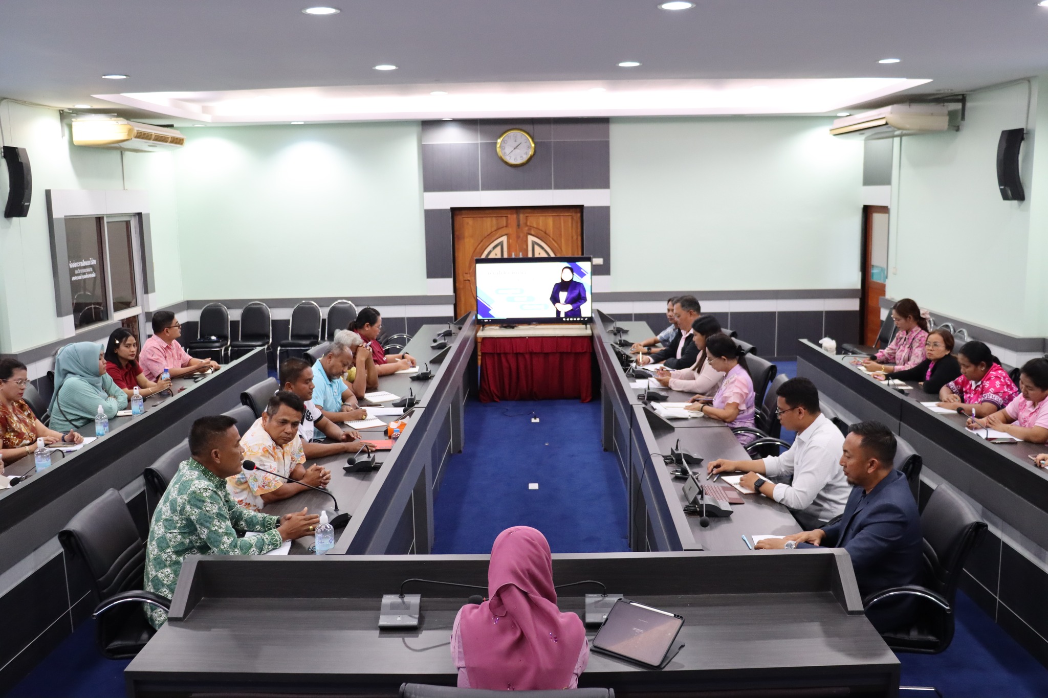 ประชุมหัวหน้าส่วนราชการ เทศบาลตำบลตันหยงมัส
---------------------------------------------------------
วันอังคาร ที่ 24 มิถุนายน 2568 นางสาวซารีนา มานะวณิชย์ นายกเทศมนตรีตำบลตันหยงมัส ,นายกูเปาซัน สุริยะสุนทร รองนายกเทศมนตรี,นายณัฐวัตร รับไซ เลขานุการนายกเทศมนตรี ประชุมหัวหน้าส่วนราชการ และพนักงานเทศบาลตำบลตันหยงมัส
➡️ทั้งนี้ เป็นการประชุมหัวหน้าส่วนราชการครั้งแรก ในโอกาสเข้ารับตำแหน่งนายกเทศมนตรีตำบลตันหยงมัส เพื่อมอบแนวทางนโยบายและรับฟังแนวนโยบายในการขับเคลื่อนงานราชการ รวมถึงการพบปะ แลกเปลี่ยนความคิดเห็น และเสนอแนะแนวทางในการแก้ไขปัญหาและการทำงานร่วมกันเป็นไปในทิศทางเดี่ยวกัน อย่างมีประสิทธิภาพ  เพื่อร่วมพัฒนาตำบลตันหยงมัสต่อไป
#ประชุมหัวหน้าส่วนราชการ
#งานประชาสัมพันธ์เทศบาลตำบลตันหยงมัส
#เทศบาลตำบลตันหยงมัส
📝ข่าวโดย :สาเหะศูลฮี สาเหะดอเล๊าะ
📸 ภาพถ่ายโดย :สาเหะศูลฮี สาเหะดอเล๊าะ 
--------------------------------------------------------------------------
📌งานประชาสัมพันธ์ กองยุทธศาสตร์และงบประมาณ ติดตามข้อมูลข่าวสารเพิ่มเติม ได้ที่ 
https://www.tanyongm at.go.th/
https://www.facebook.com/TassabanTanyongmat?mibextid=ZbWKwL