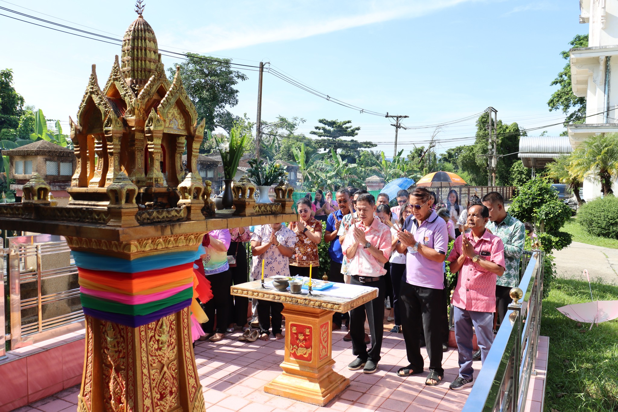 พิธีทำบุญสำนักงานเทศบาลตำบลตันหยงมัส เพื่อเสริมสร้างความเป็นสิริมงคล
----------------------------------------------------------------------
วันที่ 24 มิถุนายน 2568 เวลา 09.00 น. ณ สำนักงานเทศบาลตำบลตันหยงมัส นางสาวซารีนา มานะวณิชย์ นายกเทศมนตรีตำบลตันหยงมัส มอบหมายให้นายสุรัตน์ ตันติยะสกุล ประธานสภาเทศบาล พร้อมคณะผู้บริหาร สมาชิกสภาเทศบาล หัวหน้าส่วนราชการ พนักงานเทศบาล เจ้าหน้าที่เทศบาลตำบลตันหยงมัส ร่วมพิธีทำบุญสำนักงานเทศบาลตำบลตันหยงมัส ประกอบพิธีเจริญพระพุทธมนต์ ถวายภัตตาหารเพล และเครื่องสังฆทาน แด่พระภิกษุสงฆ์
   ทั้งนี้เพื่อเสริมสร้างความเป็นสิริมงคลแก่สถานที่ทำงาน เสริมความเจริญรุ่งเรืองให้กับองค์กร หน้าที่การงานราบรื่น เพื่อความสามัคคีในองค์กรเปิดโอกาสให้พนักงานและผู้บริหารร่วมกิจกรรมทางศาสนา เสริมสร้างความสัมพันธ์ที่ดีในองค์กร
#งานประชาสัมพันธ์เทศบาลตำบลตันหยงมัส
#เทศบาลตำบลตันหยงมัส
📸 ภาพถ่ายโดย :สาเหะศูลฮี สาเหะดอเล๊าะ 
--------------------------------------------------------------------------
📌งานประชาสัมพันธ์ กองยุทธศาสตร์และงบประมาณ ติดตามข้อมูลข่าวสารเพิ่มเติม ได้ที่ 
https://www.tanyongm at.go.th/
https://www.facebook.com/TassabanTanyongmat?mibextid=ZbWKwL
