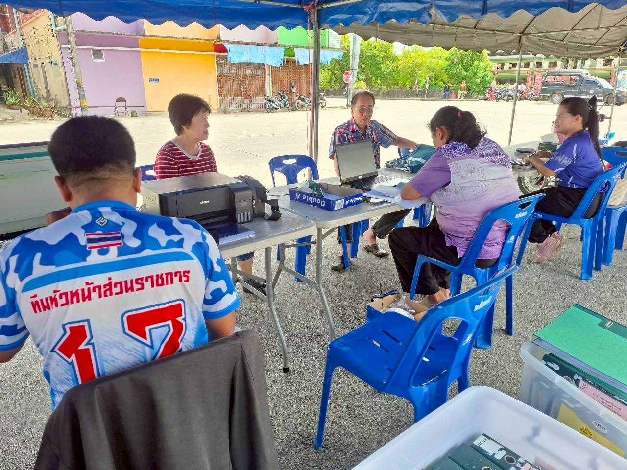 วันพุธ ที่ 25 มิถุนายน 2568 เวลา 09.00 น.
ด้วยเจ้าหน้าที่ งานฝ่ายจัดเก็บและพัฒนารายได้ กองคลัง เทศบาลตำบลตันหยงมัส ออกหน่วยเคลื่อนที่บริการประชาชน อาทิ จัดเก็บภาษีที่ดิน สิ่งปลูกสร้าง และชำระภาษีป้าย ของโครงการออกหน่วยเคลื่อนที่จัดเก็บภาษีนอกสถานที่ประจำปี 2568
📢📢โครงการออกหน่วยเคลื่อนที่จัดเก็บภาษีนอกสถานที่ประจำปี 2568 
โดยกองคลัง ออกหน่วยเคลื่อนที่จัดเก็บภาษีที่ดิน สิ่งปลูกสร้าง และชำระภาษีป้าย 
📍สถานที่ ณ บริเวณวงเวียนลองกอง 
⏰ ตั้งแต่เวลา 09.00 น. - 15.00 น.
🗓️ระหว่างวันที่ 25-30 มิถุนายน 2568 วันอังคาร วันพุธ และวันพฤหัสบดี
(อาทิตย์นี้เป็นอาทิตย์สุดท้ายของเดือนมิถุนายนและจะมีการขยายกำหนดเวลาของการให้บริการนอกสถานที่ งานประชาสัมพันธ์ก็ขอเชิญชวนประชาชนให้ความร่วมมือในการชำระภาษีที่ดิน  สิ่งปลูกสร้าง ภาษีป้าย และค่าธรรมเนียมใบอนุญาตด้วยนะคะ)
📍นอกจากนี้จะมีให้บริการที่ สำนักงานเทศบาลตำบลตันหยงมัส
 ตั้งแต่เวลา 08.30 น. -16.30 น. 
ระหว่างวันที่ 25-30 มิถุนายน 2568 
**เอกสารที่ต้องเตรียมที่ใช้ในการชำระภาษี **
-สำเนาบัตรประชาชน 1 ฉบับ
-สำเนาทะเบียนบ้าน 1 ฉบับ
-เอกสารที่เกี่ยวข้องกับการชำระภาษีที่ผ่านมา
#งานประชาสัมพันธ์เทศบาลตำบลตันหยงมัส
#เทศบาลตำบลตันหยงมัส
📝ข่าวโดย :สาเหะศูลฮี สาเหะดอเล๊าะ
--------------------------------------------------------------------------
📌งานประชาสัมพันธ์ กองยุทธศาสตร์และงบประมาณ ติดตามข้อมูลข่าวสารเพิ่มเติม ได้ที่ 
https://www.tanyongm at.go.th/
https://www.facebook.com/TassabanTanyongmat?mibextid=ZbWKwL