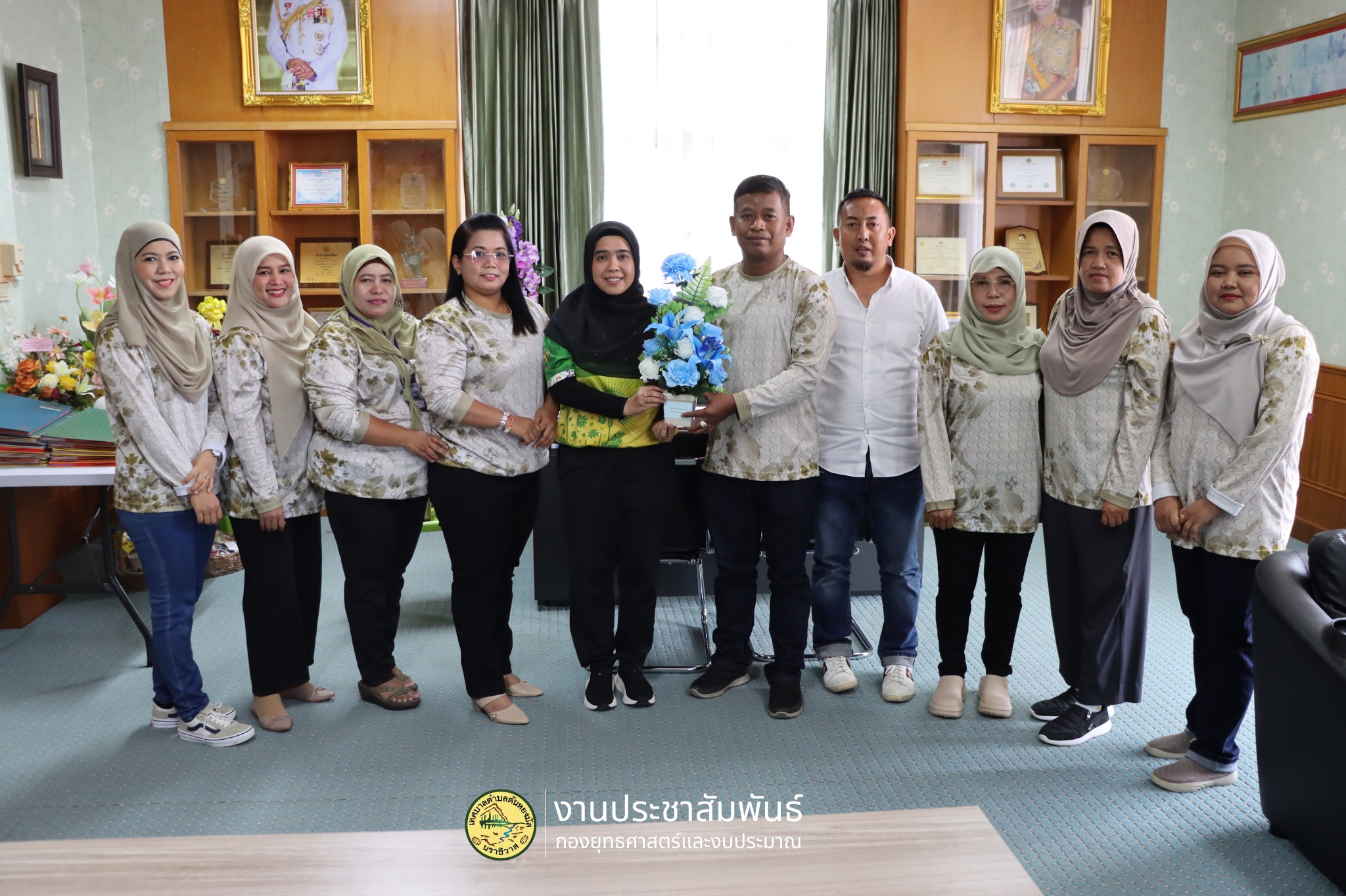 #ร่วมแสดงความยินดีกับนายกเทศมนตรีตำบลตันหยงมัส 
(วันที่ 25 มิถุนายน พ.ศ.2568) ในบรรยากาศที่เต็มไปด้วยความอบอุ่นและความปรารถนาดี ผู้แทนจากหน่วยงานต่าง ๆได้มอบกระเช้าของขวัญ เพื่อแสดงความยินดีและให้กำลังใจในการปฏิบัติหน้าที่เพื่อประชาชนในท้องถิ่น
เทศบาลตำบลตันหยงมัส ขอขอบคุณทุกภาคส่วนที่ร่วมแสดงความยินดีและพร้อมเดินหน้าร่วมกันพัฒนาท้องถิ่นให้ก้าวหน้าและยั่งยืนต่อไป
#งานประชาสัมพันธ์เทศบาลตำบลตันหยงมัส
#เทศบาลตำบลตันหยงมัส
📸ภาพโดย : สาเหะศูลฮี สาเหะดอเล๊าะ
📋ข่าวโดย :สาเหะศูลฮี สาเหะดอเล๊าะ
--------------------------------------------------------------------------
งานประชาสัมพันธ์ กองยุทธศาสตร์และงบประมาณ ติดตามข้อมูลข่าวสารเพิ่มเติม ได้ที่ 
https://www.tanyongm at.go.th/
https://www.facebook.com/TassabanTanyongmat?mibextid=ZbWKwL