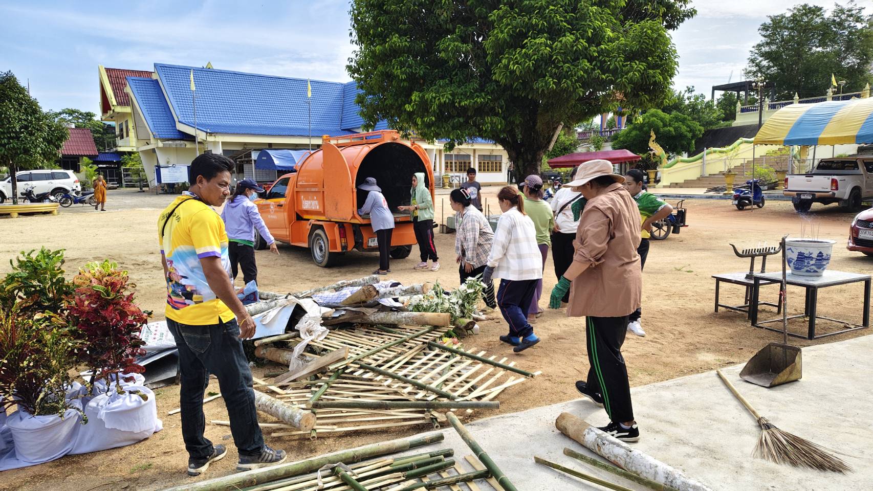 วันที่ 25 มิถุนายน 2568 เวลา 09.00 น. นายธนพล ตันสุนีย์ ผู้อำนวยการกองสาธารณสุขและสิ่งแวดล้อม มอบหมายให้นางสาวสุชัญญา ช่อเขียว เจ้าพนักงานธุรการชำนาญงาน และพนักงานรักษาความสะอาด ลงพื้นที่พัฒนาเก็บขยะ ในพื้นที่บริเวณวัดสังฆสิทธาราม พร้อมทั้งนำวัสดุเหลือใช้ เช่น ไม้ไผ่ นำไปใช้ประโยชน์ในแปลงผักปลอดสารพิษ ณ วัดสังฆสิทธาราม ตำบลตันหยงมัส อำเภอระแงะ จังหวัดนราธิวาส
#งานประชาสัมพันธ์เทศบาลตำบลตันหยงมัส
#เทศบาลตำบลตันหยงมัส
📝ข่าวโดย :กองสาธารณสุขและสิ่งแวดล้อม
--------------------------------------------------------------------------
📌งานประชาสัมพันธ์ กองยุทธศาสตร์และงบประมาณ ติดตามข้อมูลข่าวสารเพิ่มเติม ได้ที่ 
https://www.tanyongm at.go.th/
https://www.facebook.com/TassabanTanyongmat?mibextid=ZbWKwL