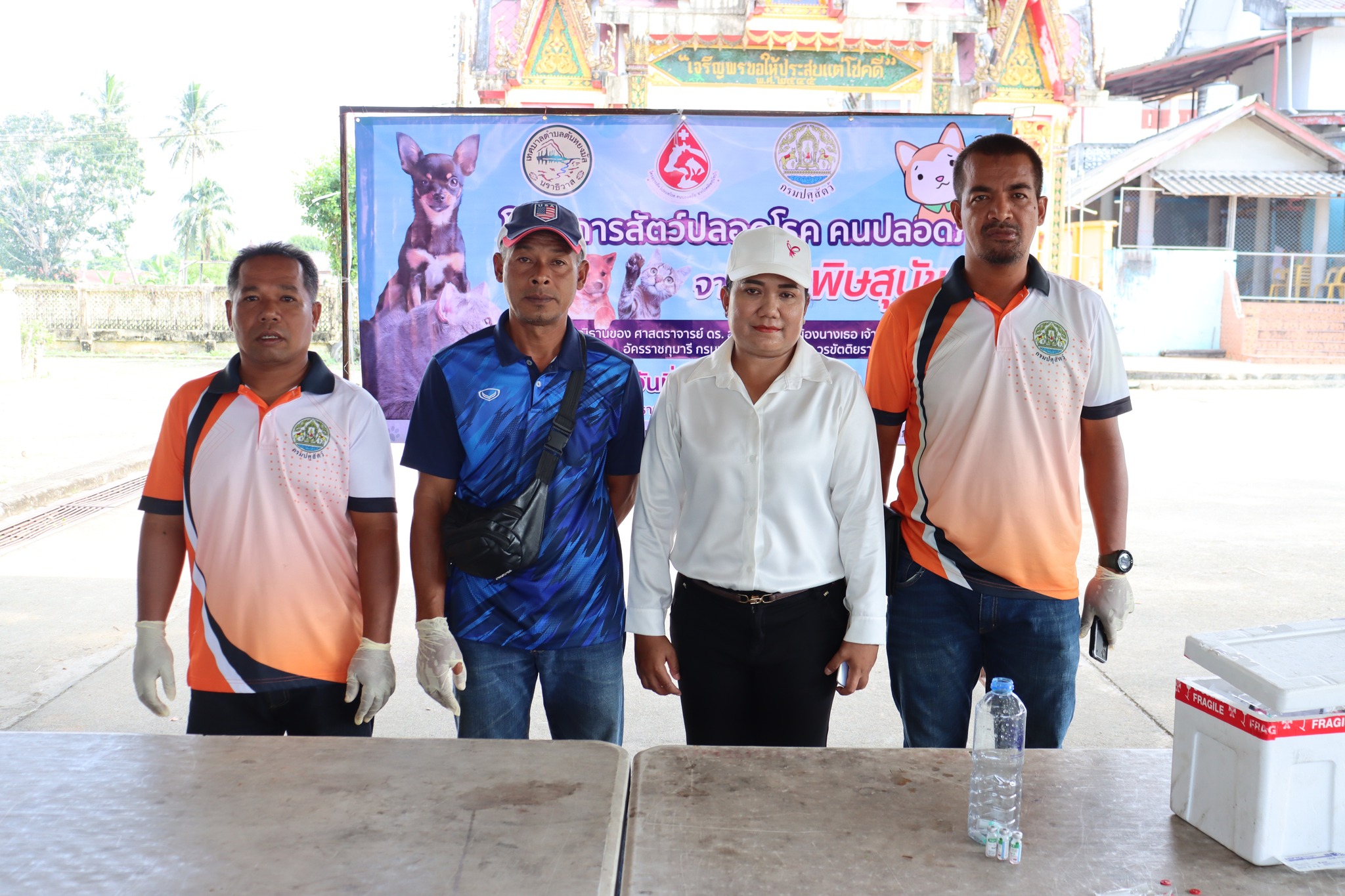 วันที่ 26 มิถุนายน 2568 เวลา 08.30 น. นายธนพล ตันสุนีย์ ผู้อำนวยการกองสาธารณสุขและสิ่งแวดล้อม กองสาธารณสุขและสิ่งแวดล้อมเทศบาลตำบลตันหยงมัส ร่วมกับ สำนักงานปศุสัตว์อำเภอระแงะ จัดโครงการสัตว์ปลอดโรค คนปลอดภัย จากโรคพิษสุนัขบ้าตามโครงการสัตว์ปลอดโรค คนปลอดภัยจากโรคพิษสุนัขบ้า ตามพระปณิธานศาสตราจารย์ ดร.สมเด็จพระเจ้าน้องนางเธอเจ้าฟ้าจุฬาภรณวลัยลักษณ์ อัครราชกุมารี กรมพระศรีสวางควัฒน วรขัตติยราชนารี บริการฉีดวัดซีนโรคพิษสุนัขบ้า ให้กับสัตว์เลี้ยง ประเภทสุนัขและแมว จำนวน 152 ตัว สุนัข 92 ตัว แมว 60 ตัว ณ วัดสังฆสิทธาราม ตำบลตันหยงมัส จังหวัดนราธิวาส
#งานประชาสัมพันธ์เทศบาลตำบลตันหยงมัส
#เทศบาลตำบลตันหยงมัส
ข่าวโดย:กองสาธารณสุขและสิ่งแวดล้อม
ภาพโดย:ฝ่ายประชาสัมพันธ์เทศบาลตำบลตันหยงมัส
--------------------------------------------------------------------------
งานประชาสัมพันธ์ กองยุทธศาสตร์และงบประมาณ ติดตามข้อมูลข่าวสารเพิ่มเติม ได้ที่ 
https://www.tanyongm at.go.th/
https://www.facebook.com/TassabanTanyongmat?mibextid=ZbWKwL