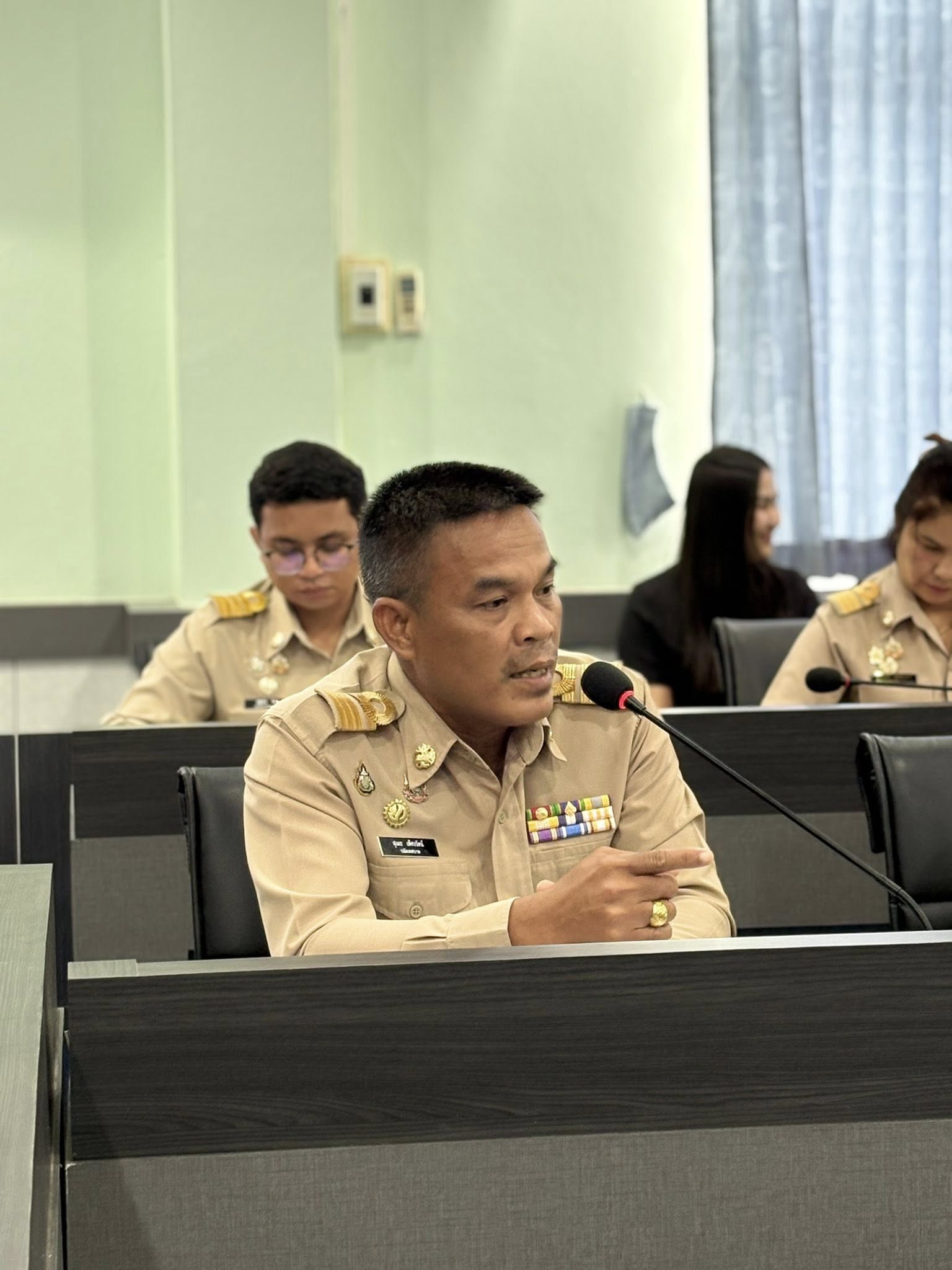 วันพฤหัสบดี ที่ 3 กรกฎาคม 2568 เวลา 13.30 น. 
ณ ห้องประชุมสภาเทศบาล ชั้น 3 เทศบาลตำบลตันหยงมัส  นางสาวซารีนา มานะวณิชย์ นายกเทศมนตรีตำบลตันหยงมัส มอบหมายหน้าที่ในการประชุม ให้แก่นายสุเมธ เพ็ชรรัตน์ ปลัดเทศบาล เข้าร่วมประชุมเพื่อพูดคุยถึงโครงการสืบสานประเพณีวันเข้าพรรษาและประชุมเตรียมความพร้อมการจัดงานประเพณีแห่เทียนเข้าพรรษา ประจำปี 2568  ในการประชุมครั้งนี้ มีคณะผู้บริหารเทศบาล สมาชิกสภาเทศบาล รองปลัดเทศบาล ผู้อำนวยการกอง หัวหน้าส่วนราชการ พนักงานเทศบาล และลูกจ้างเทศบาล เข้าร่วมประชุมอย่างพร้อมเพรียง เพื่อวางแผนการดำเนินงาน จัดแบ่งหน้าที่ และเตรียมกิจกรรมต่างๆ ให้พร้อมเรียบร้อยอย่างสมบูรณ์แบบ
โดยเทศบาลตำบลตันหยงมัส กำหนดจัดงานในวันที่ 7-8 กรกฎาคม 2568  ดังนี้
- โดยวันที่ 7 กรกฎาคม 2568 พิธีสมโภชเทียนพรรษา ณ หอประชุมอำเภอระแงะ เวลา 16.00 น. เป็นต้นไป 
- พร้อมด้วยวันที่ 8 กรกฎาคม 2568 พิธีแห่เทียนและถวายเทียนพรรษา ณ วัดในพื้นที่อำเภอระแงะ จำนวน 6 แห่ง ตั้งเวลา 07.00 น. เป็นต้นไป 
- กำหนดการถวายเทียนพรรษาประทาน "ศรีอทิตยประทีปากร" พระเจ้าวรวงศ์เธอ พระองค์เจ้าอทิตยาทรกิติคุณ โครงการสืบสานประเพณีวันเข้าพรรษา
ประจำปี พ.ศ.2568 ณ วัดสังฆสิทธาราม ตำบลตันหยงมัส อำเภอระแงะ จังหวัดนราธิวาส วันอังคาร ที่ 8 กรกฎาคม 2568 ตั้งแต่เวลา 14.30 น. เป็นต้นไป