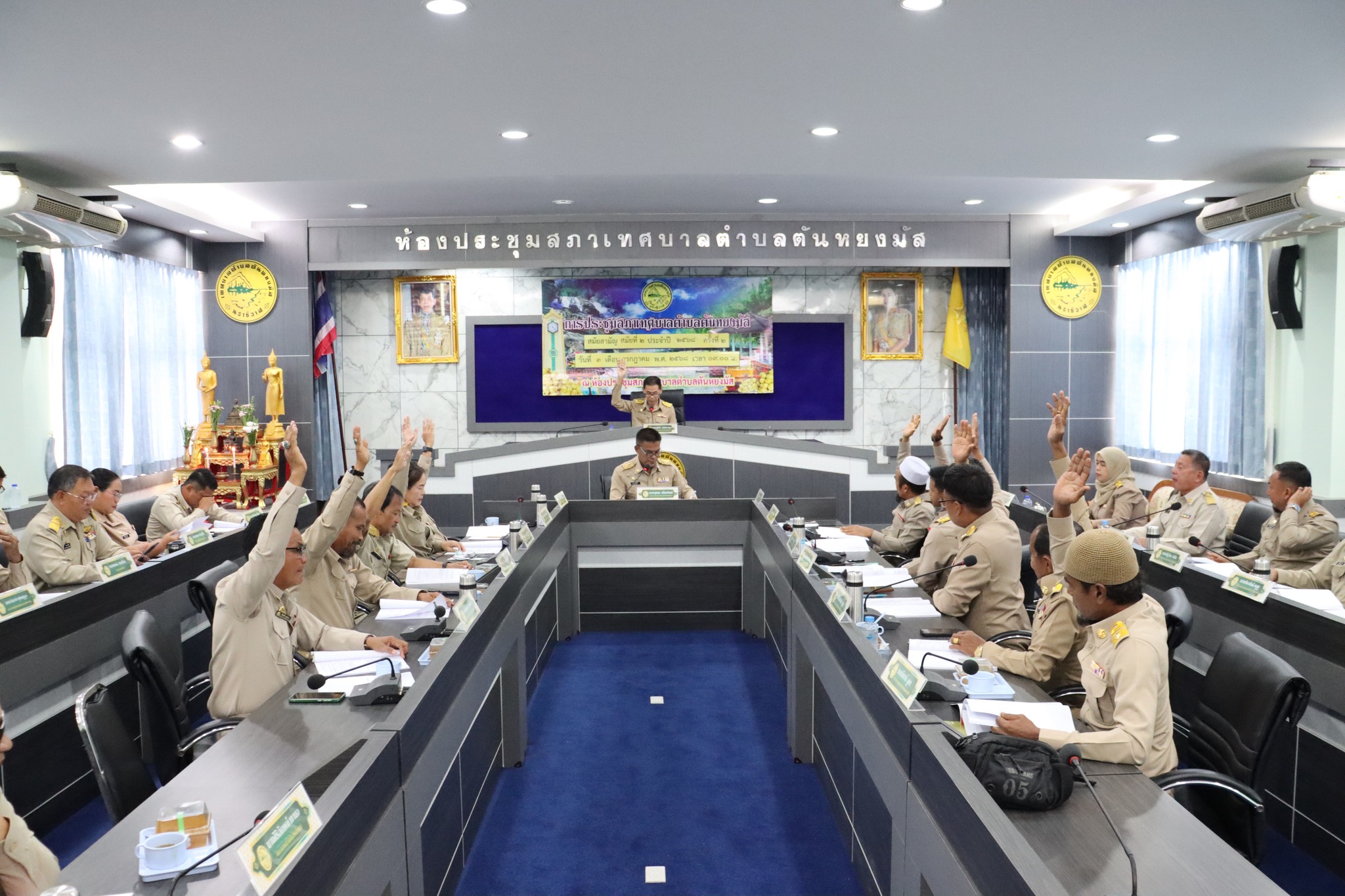 วันพฤหัสบดี ที่ 3 กรกฎาคม 2568 เวลา 09.00 น. การประชุมสภาเทศบาลตำบลตันหยงมัส สมัยสามัญ สมัยที่ 2 ประจำปี 2568 ครั้งที่ 2 ณ ห้องประชุมสภาเทศบาลตำบลตันหยงมัส ชั้น 3 นายสุรัตน์ ตันติยะสกุล ประธานสภาเทศบาลตำบลตันหยงมัส เป็นประธานเปิดการประชุมสภาเทศบาลตำบลตันหยงมัส สมัยสามัญ สมัยที่ 2 ประจำปี 2568 ครั้งที่ 2 โดยมีนางสาวซารีนา มานะวณิชย์ นายกเทศมนตรีตำบลตันหยงมัส พร้อมด้วยคณะผู้บริหาร สมาชิกสภาเทศบาล,ปลัดเทศบาล และหัวหน้าส่วนราชการ ร่วมประชุมตอบข้อกระทู้ถามของสมาชิกสภาเทศบาล และรายงานเรื่องเสนอใหม่ ดังนี้ 
🔴ญัตติที่ 1 เสนอชื่อสมาชิกสภาเทศบาลเพื่อแต่งตั้งเป็นคณะกรรมการกองทุนหลักประกันสุขภาพ 
(กองสาธารณสุขและสิ่งแวดล้อม) จำนวน 2 ท่าน ได้แก่
1.นายรัชชวุฒ เทพษร สมาชิกสภาเทศบาล 
2.นายประชา มามะ สมาชิกสภาเทศบาล
🔴ญัตติที่ 2 การคัดเลือกสมาชิกสภาเทศบาลเป็นคณะกรรมการพัฒนาเทศบาลและคณะกรรมการติดตามและประเมินผลแผนของเทศบาลตำบลตันหยงมัส (กองยุทธศาสตร์และงบประมาณ)
*คณะกรรมการพัฒนาเทศบาลตำบลตันหยงมัส จำนวน 3 ท่าน ได้แก่ 
1.นายจักรกรี บุญล่วน สมาชิกสภาเทศบาล
2.นายสุริยา บือราเฮง สมาชิกสภาเทศบาล
3.นายเอกชัย จิตมงคล สมาชิกสภาเทศบาล
*คณะกรรมการติดตามและประเมินผลแผนของเทศบาลตำบลตันหยงมัส จำนวน 3 ท่าน ได้แก่ 
1.นายสมพงศ์ ชูนุ่น สมาชิกสภาเทศบาล
2.นายมะยูไน สาและ สมาชิกสภาเทศบาล
3.นายอรุณ กรัณฑสุทธานนท์ สมาชิกสภาเทศบาล
🔴ญัตติที่ 3 ขอความเห็นชอบการขอตั้งงบประมาณและการรับโอนสินทรัพย์ (เมื่อดำเนินโครงการแล้วเสร็จ) ตามแผนปฏิบัติราชการประจำปี งบประมาณ 2570 จำนวน 1 รายการ และการดำเนินโครงการ งบกลาง รายการเงินสำรองจ่ายเพื่อกรณีฉุกเฉิน หรือจำเป็น จำนวน 1 รายการ 
➡️: โครงการพัฒนาแหล่งท่องเทียวสวนสุขภาพ งบประมาณ 8,422,000 บาท
และการดำเนินโครงการ งบกลาง รายการเงินสำรองจ่ายเพื่อกรณีฉุกเฉินหรือจำเป็น จำนวน 1 รายการ
➡️: โครงการปรับปรุงถนนคอนกรีต เสริมเหล็ก สายมะรือโบ-บ่อทอง หมู่ที่ 1 งบประมาณ 9,200,000 บาท
🔴ญัตติ ขออนุมัติโอนเงินงบประมาณรายจ่ายประจำปี 2568 ตั้งจ่ายเป็นรายการใหม่
-สำนักปลัดเทศบาล
-กองยุทธศาสตร์และงบประมาณ
-กองการศึกษา
-กองช่าง
-กองคลัง
-กองสาธารณสุขและสิ่งแวดล้อม
#งานประชาสัมพันธ์เทศบาลตำบลตันหยงมัส
#เทศบาลตำบลตันหยงมัส
📝ข่าวโดย :สาเหะศูลฮี สาเหะดอเล๊าะ
📸 ภาพถ่ายโดย :สาเหะศูลฮี สาเหะดอเล๊าะ 
--------------------------------------------------------------------------
📌งานประชาสัมพันธ์ กองยุทธศาสตร์และงบประมาณ ติดตามข้อมูลข่าวสารเพิ่มเติม ได้ที่ 
https://www.tanyongm at.go.th/
https://www.facebook.com/TassabanTanyongmat?mibextid=ZbWKwL