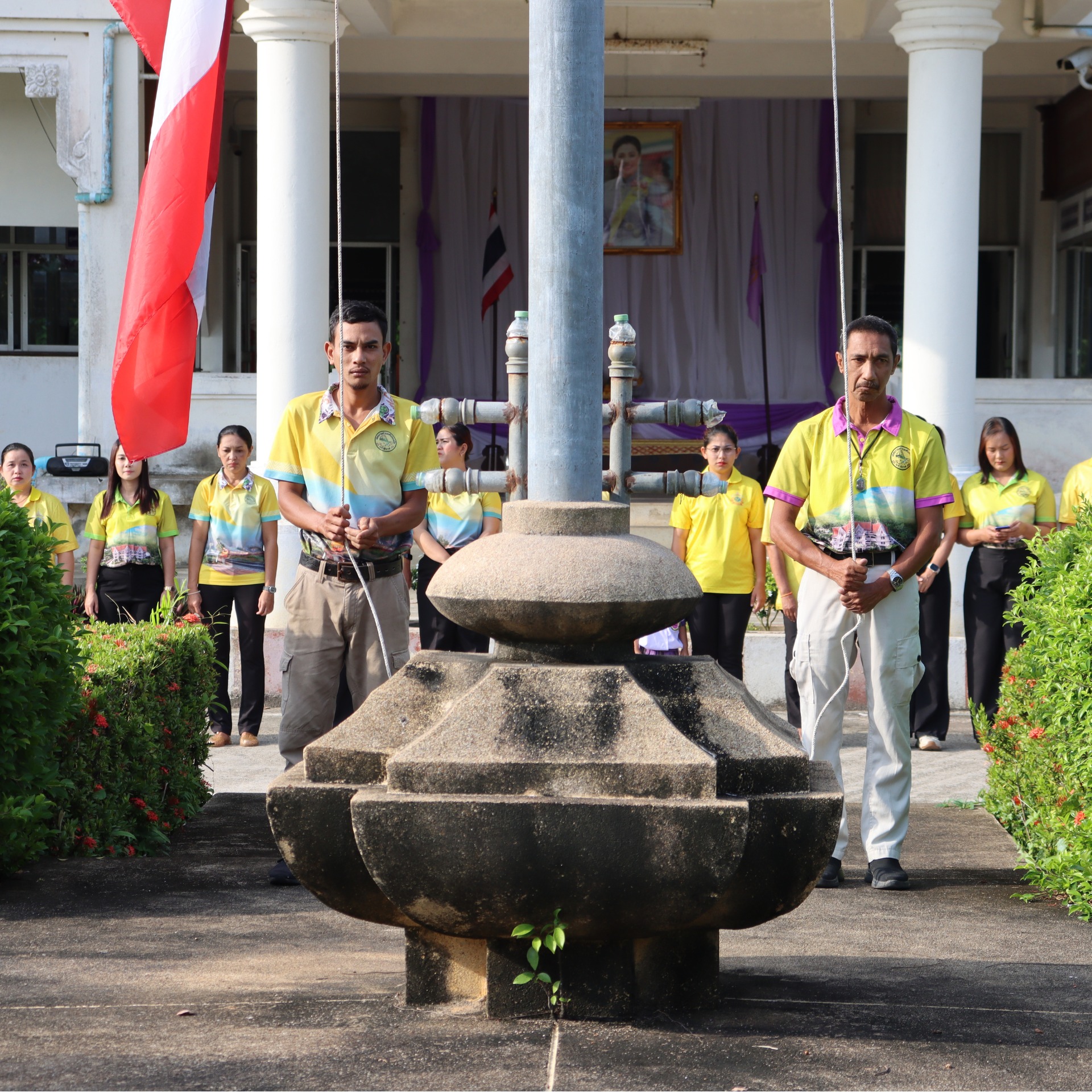 วันจันทร์ ที่ 7 กรกฎาคม พ.ศ. 2568 เวลา 08:00 น. ณ สำนักงานเทศบาลตำบลตันหยงมัส โดยมีคณะผู้บริหารข้าราชการ พนักงาน และลูกจ้างเทศบาลตำบลตันหยงมัสร่วมกิจกรรมเข้าแถวเคารพธงชาติทุกวันจันทร์ เพื่อสำนึกคุณ "ชาติ ศาสน์ กษัตริย์" เพื่อความสามัคคีปรองดอง และน้อมรำลึกถึงความสำคัญของสถาบัน ทั้ง 3 สถาบัน และเพื่อให้สถาบันชาติของประเทศไทยอยู่กับคนไทยทุกคน
#งานประชาสัมพันธ์เทศบาลตำบลตันหยงมัส
#เทศบาลตำบลตันหยงมัส
📝ข่าวโดย :สาเหะศูลฮี สาเหะดอเล๊าะ
📸 ภาพถ่ายโดย :สาเหะศูลฮี สาเหะดอเล๊าะ 
--------------------------------------------------------------------------
📌งานประชาสัมพันธ์ กองยุทธศาสตร์และงบประมาณ ติดตามข้อมูลข่าวสารเพิ่มเติม ได้ที่ 
https://www.tanyongm at.go.th/
https://www.facebook.com/TassabanTanyongmat?mibextid=ZbWKwL