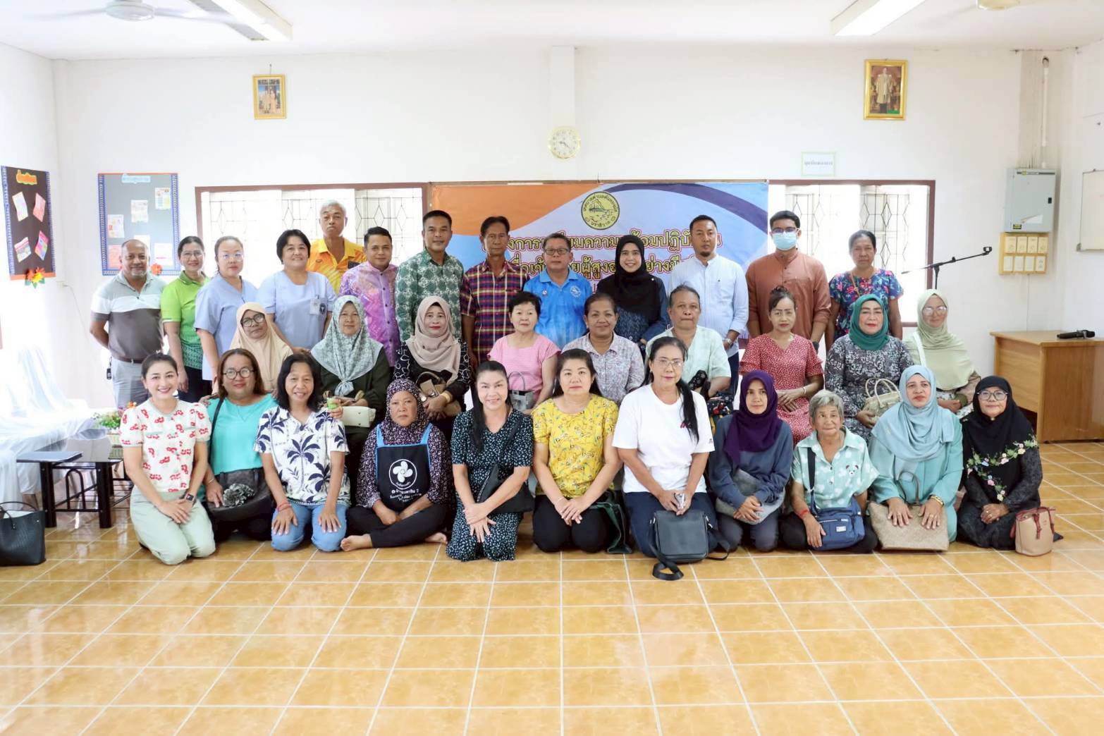 โครงการเตรียมความพร้อมปฏิบัติตน เพื่อเข้าสู่วัยผู้สูงอายุอย่างมีสติ ประจำปีงบประมาณ 2568
วันพฤหัสบดี ที่ 9 กรกฎาคม พ.ศ.2568 เวลา 09.00 น.ณ ศูนย์พัฒนาคุณภาพชีวิตและส่งเสริมอาชีพผู้สูงอายุ เทศบาลตำบลตันหยงมัส กองสวัสดิการสังคม เทศบาลตำบลตันหยงมัส ได้จัดกิจกรรมโครงการเตรียมความพร้อมปฏิบัติตน เพื่อเข้าสู่วัยผู้สูงอายุอย่างมีสติ ประจำปีงบประมาณ 2568 นางสาวซารีนา มานะวณิชย์ นายกเทศมนตรีตำบลตันหยงมัส เป็นประธานในพิธีเปิด พร้อมด้วยนายสุเมธ เพ็ชรรัตน์ ปลัดเทศบาล กล่าวรายงาน พร้อมหัวหน้าส่วนราชการ และพนักงานเทศบาลตำบลตันหยงมัส อาสาสมัครสาธารณสุขประจำหมู่บ้าน,ประชาชนทั่วไป จำนวน 30 คน เข้าร่วมในโครงการดังกล่าว โดยมีวิทยากร คุณรติวรรณ ไชยกุล พยาบาลวิชาชีพชำนาญการพิเศษ กลุ่มงานบริการด้านปฐมภูมิและองค์ร่วม มาให้ความรู้และสาธิตการออกกำลังกาย โดยใช้อุปกรณ์ในบ้านสำหรับผู้สูงอายุ ให้ความรู้ในเรื่องของอาหารและโภชนาการสำหรับผู้สูงอายุและการดูแลตนเองเมื่อเจ็บป่วย โครงการครั้งนี้จัดขึ้น เพื่อเสริมสร้างให้ผู้ที่จะเป็นผู้สูงอายุมีความรู้ เรื่องการเปลี่ยนแปลงของร่างกาย และเพื่อเตรียมความพร้อมด้านจิตใจให้เข็มแข็งและปรับตัวได้เมื่อเข้าสู่วัยผู้สูงอายุ

#งานประชาสัมพันธ์เทศบาลตำบลตันหยงมัส
#เทศบาลตำบลตันหยงมัส