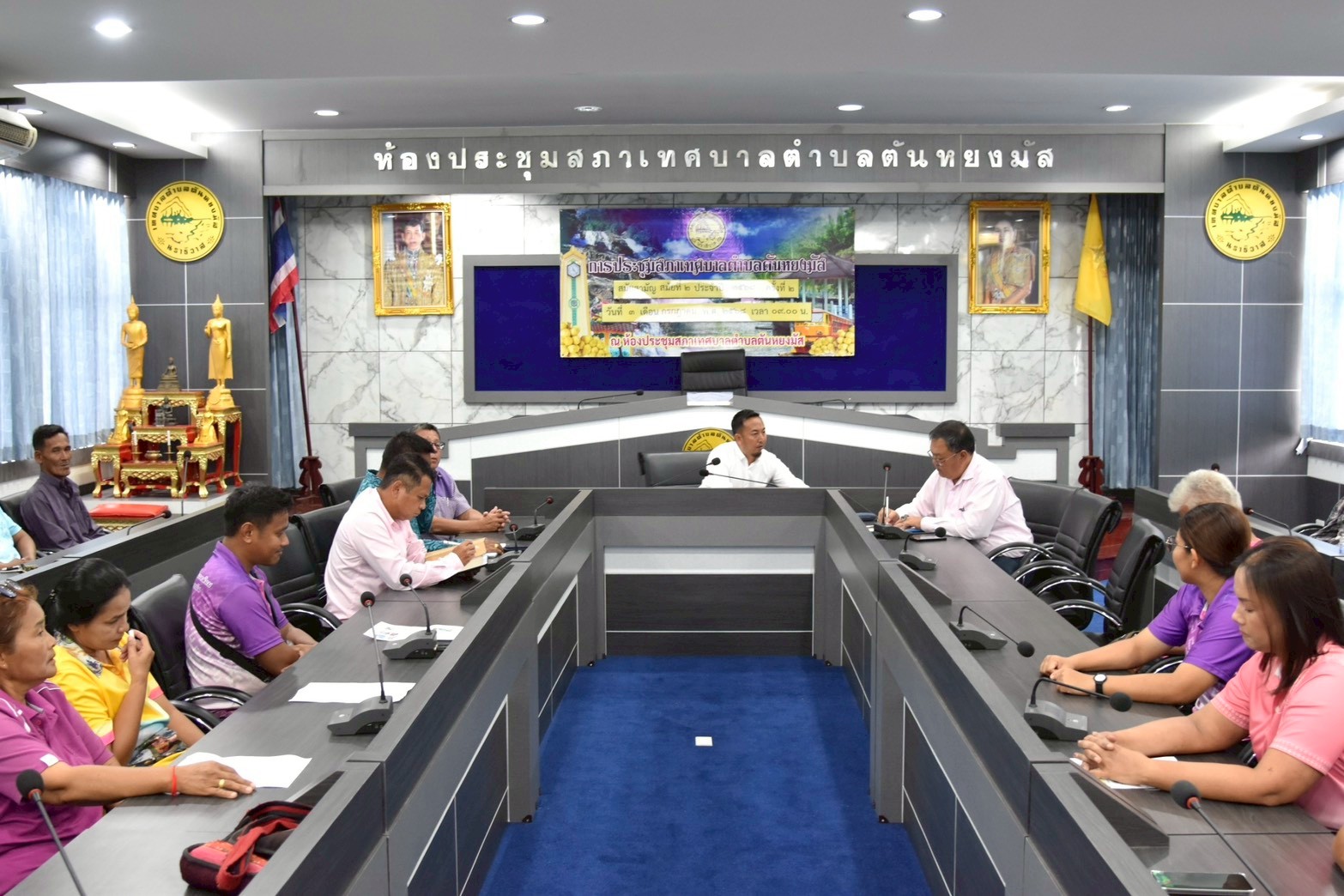 วันที่ 15 กรกฎาคม 2568 เวลา 13.20 น. ณ ห้องประชุมสภา ชั้น 3 สำนักงานเทศบาลตำบลตันหยงมัส
นายกูเปาซัน สุริยะสุนทร รองนายกเทศมนตรี เป็นประธานในการประชุม "ประจำเดือนกรกฎาคม" กองสาธารณสุขและสิ่งแวดล้อมปีงบประมาณ 2568 โดยการเข้าร่วมประชุมในครั้งนี้มี นายสว่าง อกนิษฐ์กุล รองนายกเทศมนตรี, นายสุเมธ เพ็ชรรัตน์ ปลัดเทศบาล, นายนพพร จันทร์แก้ว รองปลัดเทศบาล,นายธนพล ตันสุนีย์ ผู้อำนวยการกองสาธารณสุขและสิ่งแวดล้อม และพนักงานกองสาธารณสุขและสิ่งแวดล้อม ร่วมพบปะพูดคุย ชี้แนะการปฏิบัติหน้าที่กับงานด้านสาธารณสุขและสิ่งแวดล้อม,การติดตามความคืบหน้าของโครงการต่างๆ การแก้ไขปัญหาที่เกิดขึ้น, การแลกเปลี่ยนความรู้และประสบการณ์,และการวางแผนการดำเนินงานในอนาคต เพื่อให้พนักงานเทศบาลในกองสาธารณสุขและสิ่งแวดล้อมได้ดำเนินงานไปในทิศทางเดียวกัน

#กองยุทธศาสตร์และงบประมาณ
#งานประชาสัมพันธ์เทศบาลตำบลตันหยงมัส
#เทศบาลตำบลตันหยงมัส
📝ข่าวโดย : นางสาว วรรณวิษา สุขสถาน
📸 ภาพถ่ายโดย :นางสาว วรรณวิษา สุขสถาน