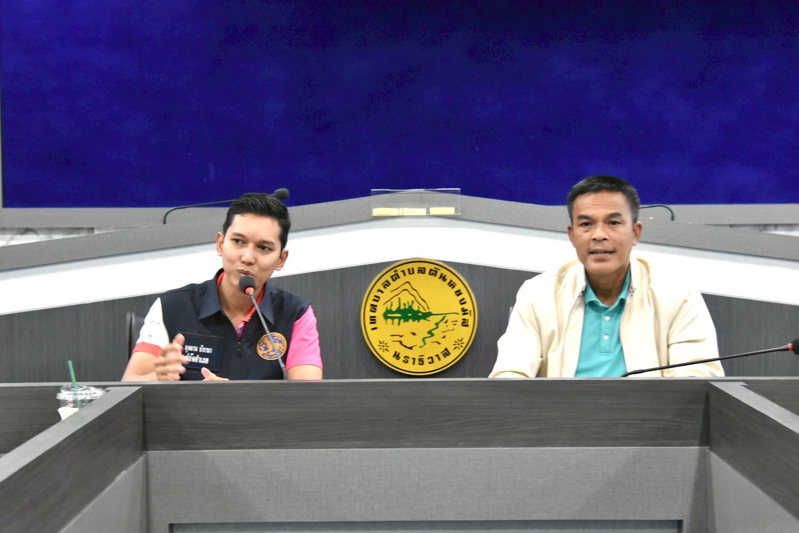 วันที่ 6 สิงหาคม 2568 ณ ห้องประชุมสภา ชั้น 3  ได้มีการประชุมจากเรื่องที่มีการร้องเรียนกรณีมีเหตุก่อสร้างอาคาร/บ้าน บริเวณที่ดินที่อยู่เคียงข้างกับที่ดินของ นางสาวลัดดาวัลย์  แซ่โค้ว (เจ้าของบ้านผู้เสียหาย) จนเป็นเหตุให้อาคารของผู้ร้องเรียนได้รับความเสียหายด้านโครงสร้างบ้าน อาคารมีการทรุดตัว ผนังอาคารมีรอยแตกร้าว โดยมี นายสุเมธ เพ็ชรรัตน์ ปลัดเทศบาล พร้อมด้วย นายนพพร จันทร์แก้ว รองปลัดเทศบาล ได้เข้าร่วมการประชุมในครั้งนี้ และมีนายลุคมาน  นิบานา ปลัดอำเภอศูนย์ดำรงธรรมอำเภอระแงะ พร้อมกับพนักงานเจ้าหน้าที่จากศูนย์ดำรงธรรมอำเภอระแงะ ได้กล่าวพูดคุยไกล่เกลี่ย พูดคุยแก้ปัญหาเรื่องร้องเรียนที่เกิดขึ้น  จากนั้นได้เดินทางไปลงพื้นที่ตรวจสอบ  ณ บ้านเลขที่ 175 หมู่ 7  ถนนเทศบาล 8 ตำบลตันหยงมัส อำเภอระแงะ จังหวัดนราธิวาส 

📍#กองยุทธศาสตร์และงบประมาณ
#งานประชาสัมพันธ์เทศบาลตำบลตันหยงมัส
#เทศบาลตำบลตันหยงมัส
📝ข่าวโดย : นางสาว วรรณวิษา สุขสถาน
📸 ภาพถ่ายโดย : นางสาว วรรณวิษา สุขสถาน วันที่ 6 สิงหาคม 2568 ณ ห้องประชุมสภา ชั้น 3  ได้มีการประชุมจากเรื่องที่มีการร้องเรียนกรณีมีเหตุก่อสร้างอาคาร/บ้าน บริเวณที่ดินที่อยู่เคียงข้างกับที่ดินของ นางสาวลัดดาวัลย์  แซ่โค้ว (เจ้าของบ้านผู้เสียหาย) จนเป็นเหตุให้อาคารของผู้ร้องเรียนได้รับความเสียหายด้านโครงสร้างบ้าน อาคารมีการทรุดตัว ผนังอาคารมีรอยแตกร้าว โดยมี นายสุเมธ เพ็ชรรัตน์ ปลัดเทศบาล พร้อมด้วย นายนพพร จันทร์แก้ว รองปลัดเทศบาล ได้เข้าร่วมการประชุมในครั้งนี้ และมีนายลุคมาน  นิบานา ปลัดอำเภอศูนย์ดำรงธรรมอำเภอระแงะ พร้อมกับพนักงานเจ้าหน้าที่จากศูนย์ดำรงธรรมอำเภอระแงะ ได้กล่าวพูดคุยไกล่เกลี่ย พูดคุยแก้ปัญหาเรื่องร้องเรียนที่เกิดขึ้น  จากนั้นได้เดินทางไปลงพื้นที่ตรวจสอบ  ณ บ้านเลขที่ 175 หมู่ 7  ถนนเทศบาล 8 ตำบลตันหยงมัส อำเภอระแงะ จังหวัดนราธิวาส 

📍#กองยุทธศาสตร์และงบประมาณ
#งานประชาสัมพันธ์เทศบาลตำบลตันหยงมัส
#เทศบาลตำบลตันหยงมัส
📝ข่าวโดย : นางสาว วรรณวิษา สุขสถาน
📸 ภาพถ่ายโดย : นางสาว วรรณวิษา สุขสถาน