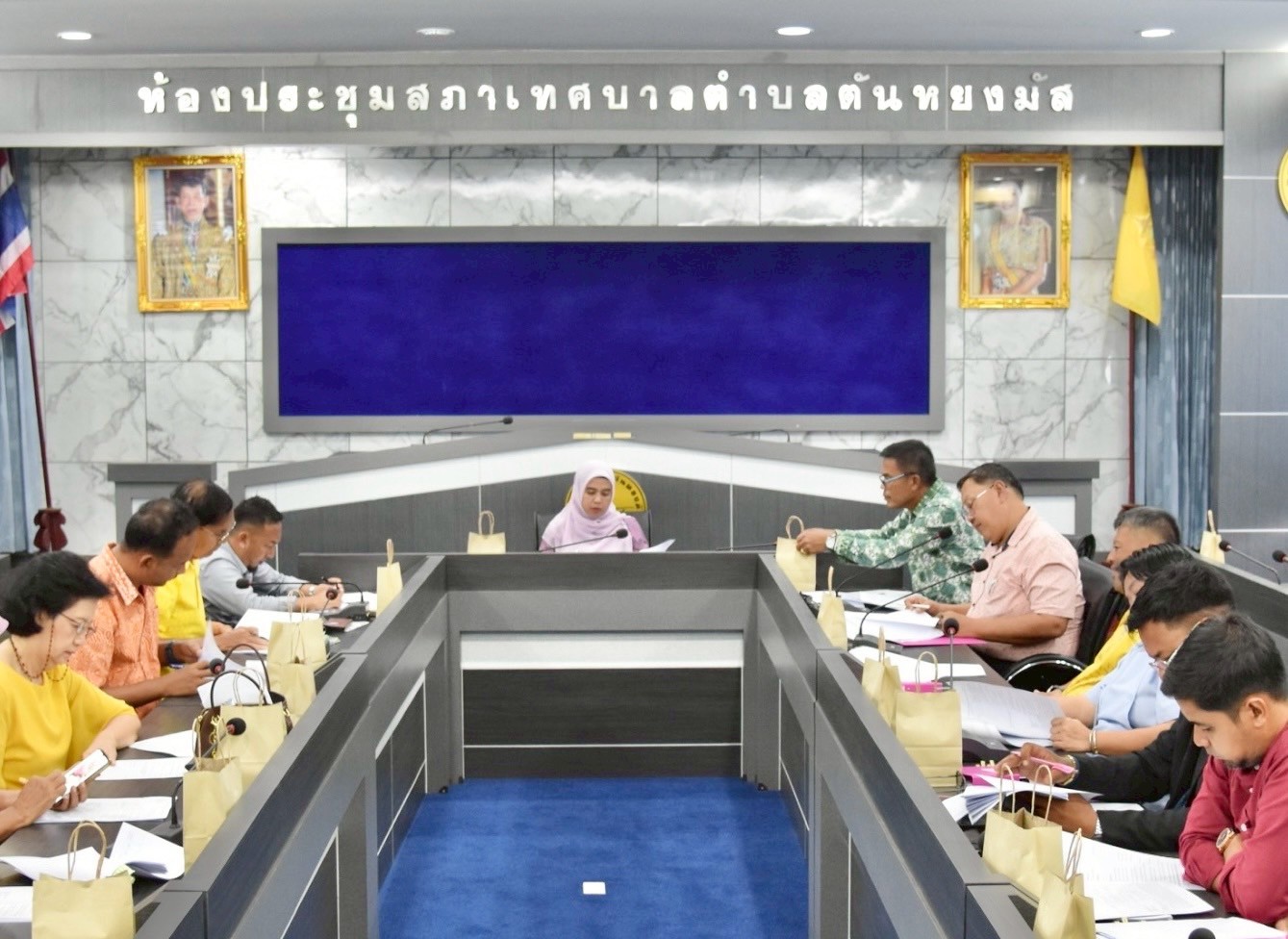 ประชุมคณะกรรมการกองทุนหลักประกันสุขภาพเทศบาลตำบลตันหยงมัส ครั้งที่ ๒/๒๕๖๘

วันพฤหัสบดี ที่ ๗ สิงหาคม ๒๕๖๘ เวลา ๑๓.๐๐ น. กองสาธารณสุขและสิ่งแวดล้อม เทศบาลตำบลตันหยงมัส จัดประชุมคณะกรรมการกองทุนหลักประกันสุขภาพ (สปสช.) เทศบาลตำบลตันหยงมัส ครั้งที่ ๒/๒๕๖๘     โดยมีนางสาวซารีนา มานะวิณิชย์ นายกเทศมนตรีตำบลตันหยงมัส ประธานคณะกรรมการกองทุนหลักประกันสุขภาพเทศบาลตำบลตันหยงมัส ดำเนินการประชุม โดยมีคณะกรรมการกองทุนฯ เข้าร่วมการประชุมเพื่อพิจารณาอนุมัติ (ร่าง) คำสั่งกองทุนหลักประกันสุขภาพตำบลตันหยงมัส ดังต่อไปนี้
- เรื่องแต่งตั้งคณะอนุกรรมการสนับสนุนการจัดบริการสาธารณสุขสำหรับผู้ที่ภาวะพึ่งพึง
- เรื่องแต่งตั้งคณะอนุกรรมการกลั่นกลองโครงการกองทุนหลักประกันสุขภาพเทศบาลตำบลตันหยงมัส
- เรื่องแต่งตั้งคณะทำงานกองทุนหลักประกันสุขภาพเทศบาลตำบลตันหยงมัส
- เรื่องแต่งตั้งอนุกรรมการติดตามประเมินผลโครงการกองทุนหลักประกันสุขภาพเทศบาลตำบลตันหยงมัส
และพิจารณาอนุมัติโครงการกองทุนหลักประกันสุขภาพ เทศบาลตำบลตันหยงมัส ที่ขอรับงบประมาณสนับสนุน จำนวน ๑๐ โครงการ ดังต่อไปนี้
โครงการประเภทที่ ๑ สนับสนุนการจัดบริการสาธารณสุขของหน่วยงานบริการ/สถานบริการ/หน่วยงานสาธารณสุข 
- โครงการป้องกันควบคุมโรคติดต่อและภัยสุขภาพในชุมชน ปีงบประมาณ ๒๕๖๘ 
(โรงพยาบาลระแงะ)
- โครงการพาหมอไปหาประชาชนตำบลตันหยงมัส ปีงบประมาณ ๒๕๖๘
(โรงพยาบาลระแงะ)
- โครงการวัยรุ่น ไม่ซีด ไม่ท้องก่อนวัย ห่างไกลยาเสพติด ปีงบประมาณ ๒๕๖๘
(โรงพยาบาลระแงะ)
- โครงการดูแลผู้ป่วยโรคเบาหวานให้เข้าสู่ระยะสงบ (Remissionservice) ปีงบประมาณ ๒๕๖๘
(โรงพยาบาลระแงะ)
โครงการประเภทที่ ๒ สนับสนุนกิจกรรมสร้างเสริมสุขภาพ การป้องกันโรคของกลุ่มหรือองค์กรประชาชน/หน่วยงานอื่น 
- โครงการลดหวาน มัน เค็ม ลดโรค NCD (ชมรม อย.น้อยโรงเรียนดารุสสาลาม)
- โครงการส่งเสริมสุขภาพและป้องกันโรคติดต่อในโรงเรียนอนุบาลระแงะ (โรงเรียนอนุบาลระแงะ)
- โครงการไลน์แดนซ์แสนสนุก ปีงบประมาณ ๒๕๖๘ (ชมรมแอโรบิคตันหยงมัส)

- โครงการติดตามเยี่ยมบ้านผู้พิการและผู้ป่วยติดบ้านติดเตียง ปีงบประมาณ ๒๕๖๘ 
(ชมรม อสม.เขตเทศบาล ตำบลตันหยงมัส)
โครงการประเภทที่ ๓ สนับสนุนและส่งเสริมการสร้างสุขภาพ การป้องกันโรค การฟื้นฟูสมรรถภาพและ     การรักษาพยาบาลของศูนย์เด็กเล็กหรือศูนย์พัฒนาและฟื้นฟูคุณภาพชีวิตผู้สูงอายุและคนพิการ
- โครงการหนูน้อยสุขภาพดี (ศูนย์พัฒนาเด็กเล็กเทศบาลตำบลตันหยงมัส)
โครงการประเภทที่ ๗ การใช้เงินตามมติบอร์ด
- โครงการแว่นสายตาในเด็กนักเรียน (กองสาธารณสุขฯ)

📍#กองยุทธศาสตร์และงบประมาณ
#งานประชาสัมพันธ์เทศบาลตำบลตันหยงมัส
#เทศบาลตำบลตันหยงมัส
📝ข่าวโดย : นางสาว วรรณวิษา สุขสถาน
📸 ภาพถ่ายโดย : นางสาว วรรณวิษา สุขสถาน

📌งานประชาสัมพันธ์ กองยุทธศาสตร์และงบประมาณ ติดตามข้อมูลข่าวสารเพิ่มเติม ได้ที่
📱โทรศัพท์ : 0-7367-1364
📘Facebook: เทศบาลตำบลตันหยงมัส
📗Line OA : @131jynuc
💻Website: https://www.tanyongmat.go.th/front/event_all/0