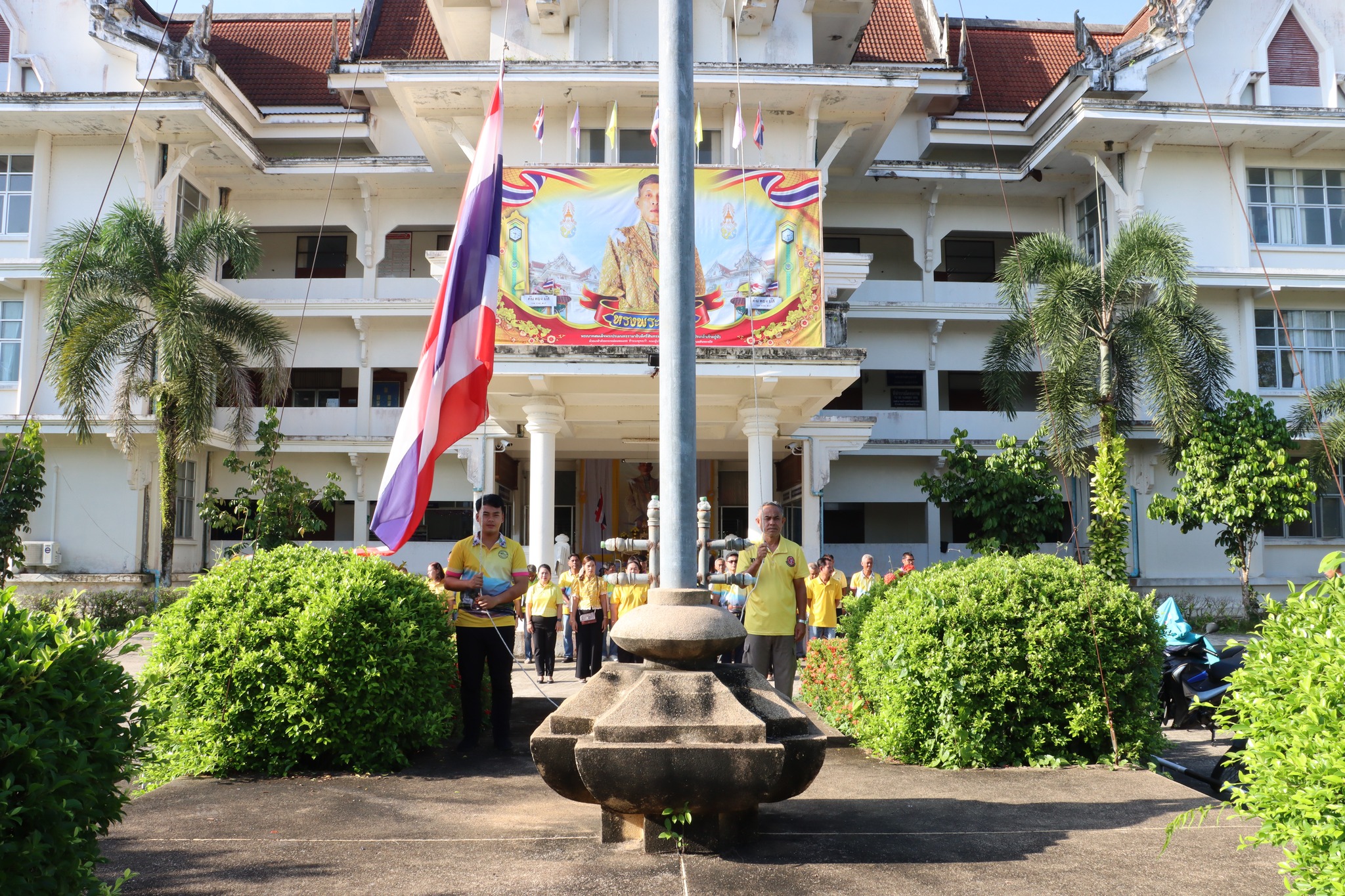 วันจันทร์ ที่ 21 กรกฎาคม พ.ศ. 2568 เวลา 08:00 น. ณ สำนักงานเทศบาลตำบลตันหยงมัส โดยมีคณะผู้บริหารข้าราชการ พนักงาน และลูกจ้างเทศบาลตำบลตันหยงมัสร่วมกิจกรรมเข้าแถวเคารพธงชาติทุกวันจันทร์ เพื่อสำนึกคุณ "ชาติ ศาสน์ กษัตริย์" เพื่อความสามัคคีปรองดอง และน้อมรำลึกถึงความสำคัญของสถาบัน ทั้ง 3 สถาบัน และเพื่อให้สถาบันชาติของประเทศไทยอยู่กับคนไทยทุกคน