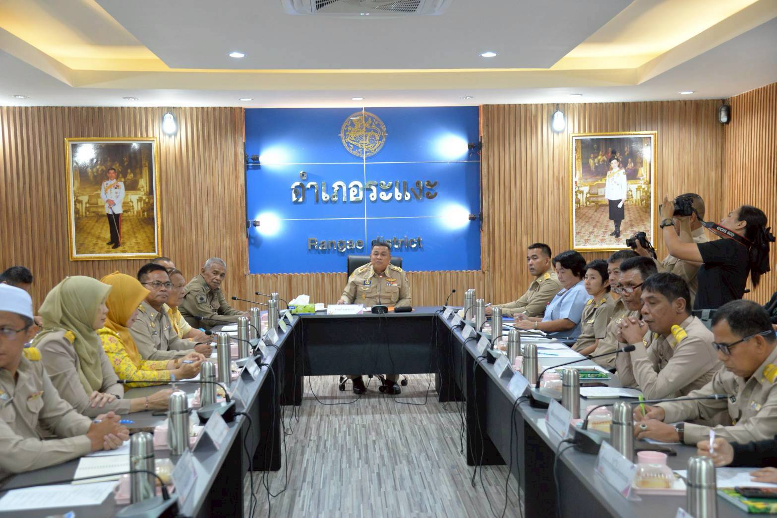วันจันทร์ ที่ 4 สิงหาคม พ.ศ. 2568 เวลา 10.00 น. เทศบาลตำบลตันหยงมัส นางสาวซารีนา มานะวณิชย์ นายกเทศมนตรีตำบลตันหยงมัส มอบหมายให้นายกูเปาซัน สุริยะสุนทร รองนายกเทศมนตรีตำบลตันหยงมัส    ร่วมการประชุมหัวหน้าส่วนราชการ หน่วยงานรัฐวิสาหกิจ องค์กรปกครองส่วนท้องถิ่น ครั้งที่ 8/2568 โดยมี    นายวิมุตติ อำนักมณี นายอำเภอระแงะ เป็นประธาน พร้อมด้วยหัวหน้าส่วนราชการ และผู้ที่เกี่ยวข้องเข้าร่วมในการประชุมครั้งนี้ ณ ห้องประชุมตันหยงมัส ชั้น 2 ที่ว่าการอำเภอระแงะ จังหวัดนราธิวาส
---------------------------------------------------------------------------------
📍สำนักงานอำเภอระแงะ มีเรื่องแจ้งที่ประชุมจำนวน 6 เรื่อง ดังนี้
✅1.แผนการจัดกิจกรรมเสวนายามเช้า : วันพุธที่ 20 สิงหาคม 2568 (อบต.เฉลิม,อบต.บาโงสะโต,อบต.ตันหยงลิมอ ร่วมเป็นเจ้าภาพ)
✅2.แผนการประชุมหัวหน้าส่วนราชการ : วันอังคารที่ 2 กันยายน 2568 ณ โรงพยาบาลระแงะ,สาธารณสุข (ห้องประชุมโรงพยาบาลระแงะ จังหวัดนราธิวาส
✅3.แผนทำบุญเยี่ยมวัด :ไม่มีการจัดกิจกรรมทำบุญเยี่ยมวัดภายในเดือนสิงหาคมนี้
✅4.กิจกรรมเฉลิมพระเกียรติสมเด็จพระนางเจ้าสิริกิติ์ พระบรมราชินีนาถ พระบรมราชชนนีพันปีหลวง เนื่องในโอกาสวันเฉลิมพระชนมพรรษา 12 สิงหาคม 2568
✅5.การจัดโครงการจังหวัดเคลื่อนที่ “บำบัดทุกข์ บำรุงสุข สร้างร้อยยิ้มให้ประชาชน” ประจำปีงบประมาณ 2568 :วันที่ 14 สิงหาคม 2568 อบต.เฉลิม (จังหวัดเคลื่อนที่)
✅6.แผนบริจาคโลหิต ประจำเดือนสิงหาคม 2568 ในวันพฤหัสบดี ที่ 21 สิงหาคม 2568 ตั้งแต่เวลา 08.30 น. ณ หอประชุมอำเภอระแงะ

#งานประชาสัมพันธ์เทศบาลตำบลตันหยงมัส
#เทศบาลตำบลตันหยงมัส
📝ข่าวโดย :สาเหะศูลฮี สาเหะดอเล๊าะ
📸 ภาพถ่ายโดย : It's Me ,สำนักงานเขตพื้นที่การศึกษาประถมศึกษานราธิวาส เขต 3  
--------------------------------------------------------------------------
📌งานประชาสัมพันธ์ กองยุทธศาสตร์และงบประมาณ ติดตามข้อมูลข่าวสารเพิ่มเติม ได้ที่
📱โทรศัพท์ : 0-7367-1364
📘Facebook: เทศบาลตำบลตันหยงมัส
📗Line OA : @131jynuc
💻Website: https://www.tanyongmat.go.th/front/event_all/0