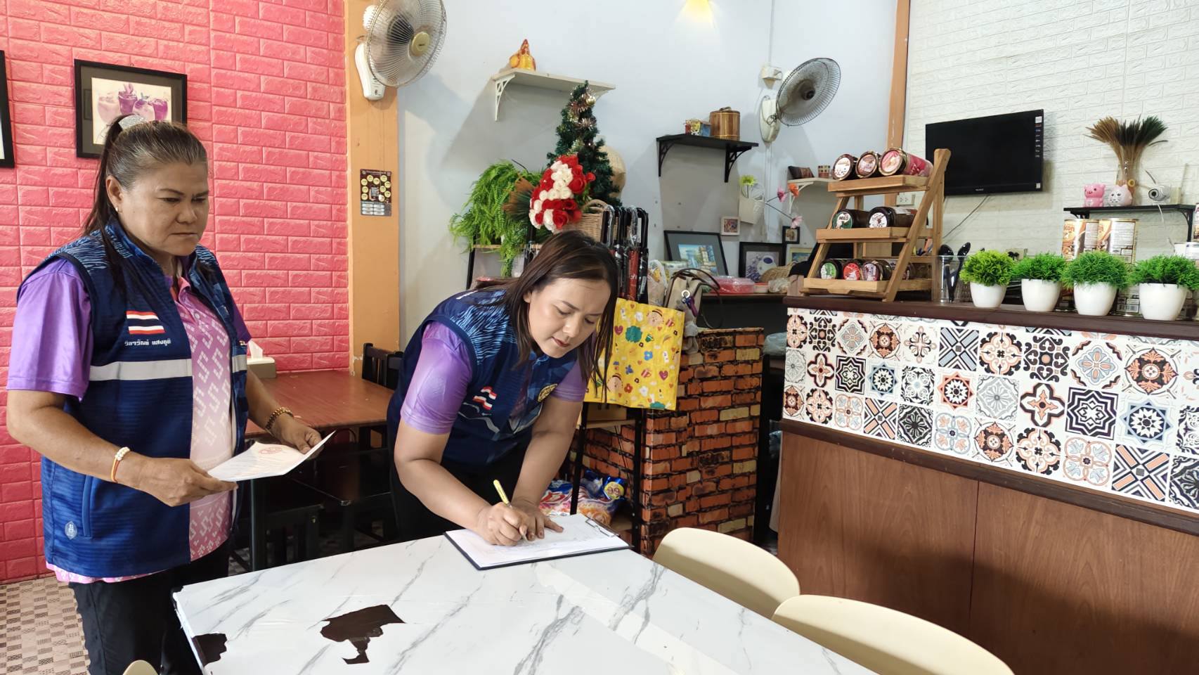 วันอังคาร ที่ 22 กรกฎาคม 2568 เวลา 13.30 น.
นายธนพล ตันสุนีย์ ผู้อำนวยการกองสาธารณสุขและสิ่งแวด มอบหมายให้ นางสาวสุพรรณพร ชูพล เจ้าหน้าที่งานสุขาภิบาลและงานอนามัยสิ่งแวดล้อม  พร้อมด้วยนายนูรดีน สาแม เจ้าหน้าที่งานสุขาภิบาลและงานอนามัยสิ่งแวดล้อม และนางสาววิลาวัลย์ แสงชูติ เจ้าหน้าที่งานส่งเสริมสุขภาพและงานสาธารณสุข ลงพื้นที่ดำเนินการแจ้งผู้ประกอบกิจการที่หนังสือรับรองอนุญาตประกอบกิจการใกล้หมดอายุ เพื่อดำเนินการต่อใบอนุญาตตามข้อกำหนดเทศบัญญัติ ว่าด้วยการประกอบกิจการประเภท การแจ้งสถานที่จำหน่ายอาหารหรือสะสมอาหาร และการประกอบการค้าสำหรับกิจการที่เป็นอันตรายต่อสุขภาพ พร้อมทั้งมอบใบอนุญาตสำหรับผู้ประกอบการต่อใบอนุญาตเรียบร้อยแล้ว เพื่อใช้ในการประกอบกิจการอย่างถูกต้องต่อไป ณ ถนนเทศบาล 2, ถนนจิตมงคล, ถนนเทศบาล 8 และถนนเทศบาล 11 ตำบลตันหยงมัส อำเภอระแงะ จังหวัดนราธิวาส