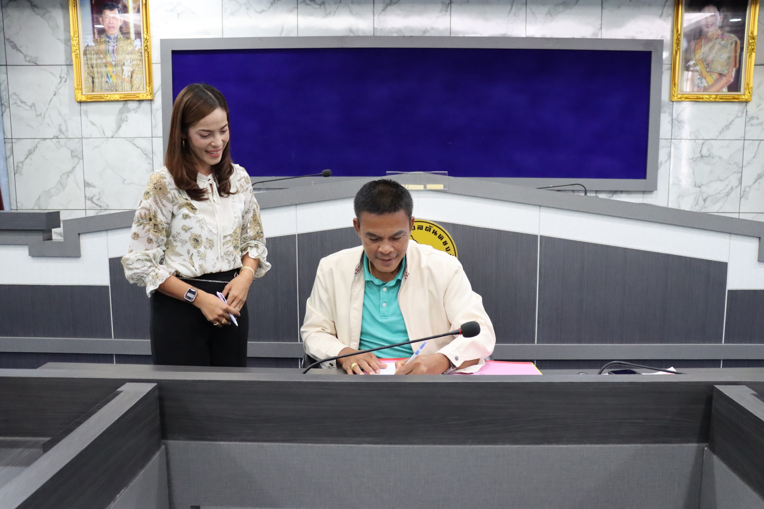 วันพุธ ที่ 6 สิงหาคม 2568 เวลา 10.00 น. ณ ห้องประชุมสภาเทศบาลตำบลตันหยงมัส ชั้น 3 กองการศึกษา เทศบาลตำบลตันหยงมัส ได้จัดประชุมคณะกรรมการพิจารณาคุณสมบัติและประเมินผลงานพนักงานเทศบาล  โดยนายสุเมธ เพ็ชรรัตน์ ปลัดเทศบาลตำบลตันหยงมัส เป็นประธานคณะกรรมการ พร้อมด้วยนางสาวชฎาภรณ์ ทองอ่อน ผู้อำนวยการกองการศึกษา,นางพิริภรณ์ จิตนะมงคล หัวหน้าฝ่ายบริหารงานทั่วไป และนางสาวโซฟฟียะห์ วงศ์สอนธรรม นักสันทนาการชำนาญการ สังกัด เทศบาลตำบลมะรือโบตก เป็นคณะกรรมการในการประเมินดังกล่าว ทั้งนี้เพื่อการเลื่อนระดับให้สูงขึ้น จำนวน 1 ราย ได้แก่
✅นางสาวสุคนธ์ จินนะมงคล 
✅ตำแหน่งเดิม: นักสันทนาการปฏิบัติการ    
✅เลื่อนระดับเป็น:นักสันทนาการชำนาญการ
✅สังกัด: กองกองศึกษา
 🎉🎉ขอแสดงความยินดีกับทั้งสองท่านที่ผ่านการพิจารณาและได้รับการเลื่อนระดับในครั้งนี้ ถือเป็นกำลังสำคัญในการขับเคลื่อนงานพัฒนาท้องถิ่นอย่างต่อเนื่อง
--------------------------------------------------------------------------
#งานประชาสัมพันธ์เทศบาลตำบลตันหยงมัส
#เทศบาลตำบลตันหยงมัส
📝ข่าวโดย :สาเหะศูลฮี สาเหะดอเล๊าะ
📸 ภาพถ่ายโดย :สาเหะศูลฮี สาเหะดอเล๊าะ 
--------------------------------------------------------------------------
📌งานประชาสัมพันธ์ กองยุทธศาสตร์และงบประมาณ ติดตามข้อมูลข่าวสารเพิ่มเติม ได้ที่
📱โทรศัพท์ : 0-7367-1364
📘Facebook: เทศบาลตำบลตันหยงมัส
📗Line OA : @131jynuc
💻Website: https://www.tanyongmat.go.th/front/event_all/0