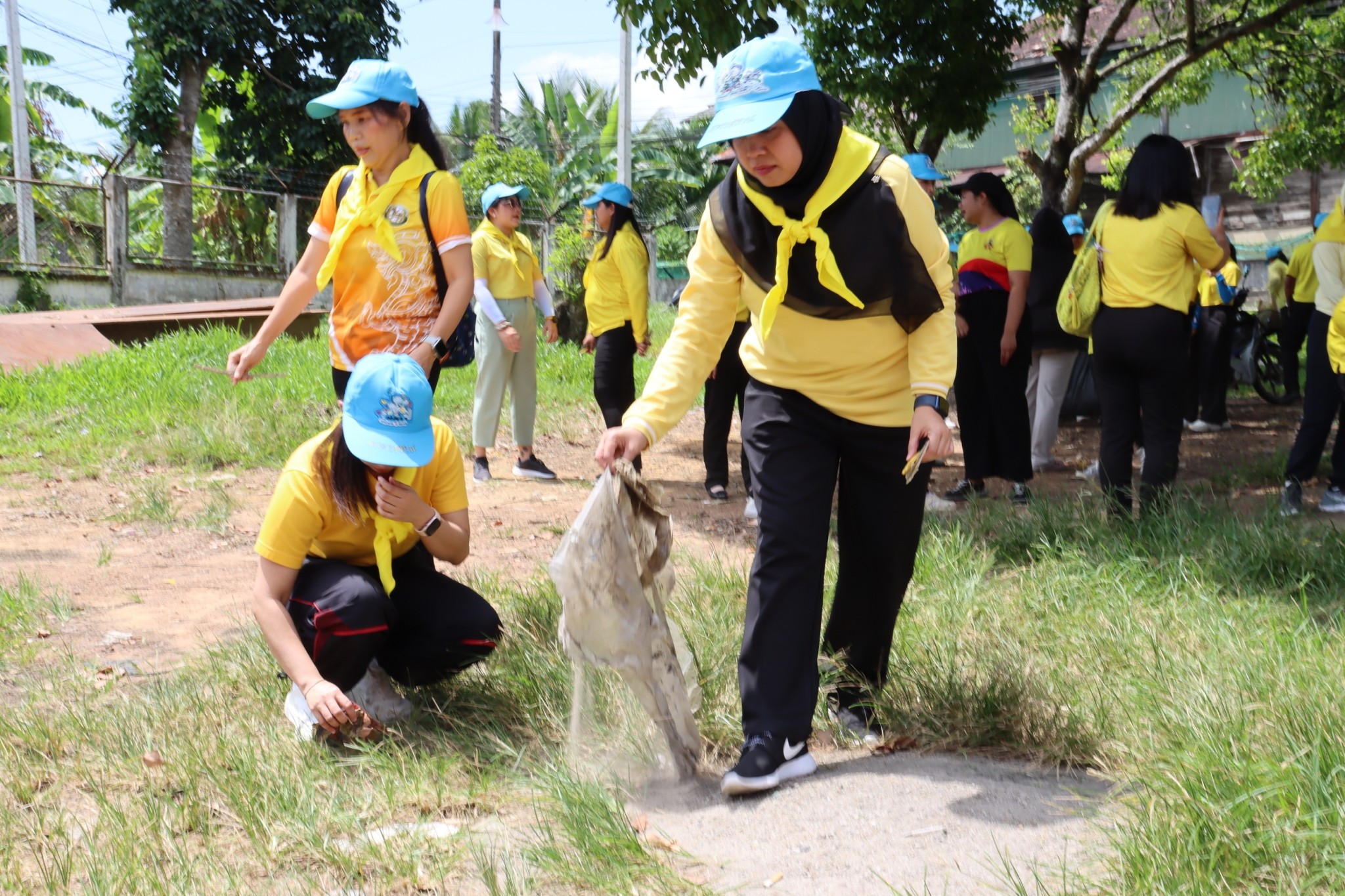 เทศบาลตำบลตันหยงมัส จัดกิจกรรมจิตอาสาพัฒนา เนื่องในโอกาสเฉลิมพระชนมพรรษาพระบาทสมเด็จพระเจ้าอยู่หัว รัชกาลที่ 10
วันพุธ ที่ 23 กรกฎาคม 2568 เวลา 13.00 น. ณ บริเวณหอนาฬิกา (สถานีรถไฟตันหยงมัส) 
นางสาวซารีนา มานะวณิชย์ นายกเทศมนตรีตำบลตันหยงมัส พร้อมด้วย คณะผู้บริหาร สมาชิกสภา หัวหน้าส่วนราชการ และพนักงานเทศบาลตำบลตันหยงมัส ร่วมกิจกรรมจิตอาสาพัฒนา เนื่องในโอกาสเฉลิมพระชนมพรรษาพระบาทสมเด็จพระเจ้าอยู่หัว รัชกาลที่ 10 เพื่อร่วมพัฒนาสภาพแวดล้อมให้สะอาด น่าอยู่ และส่งเสริมจิตสำนึกในการดูแลสิ่งแวดล้อมอีกด้วยฯ