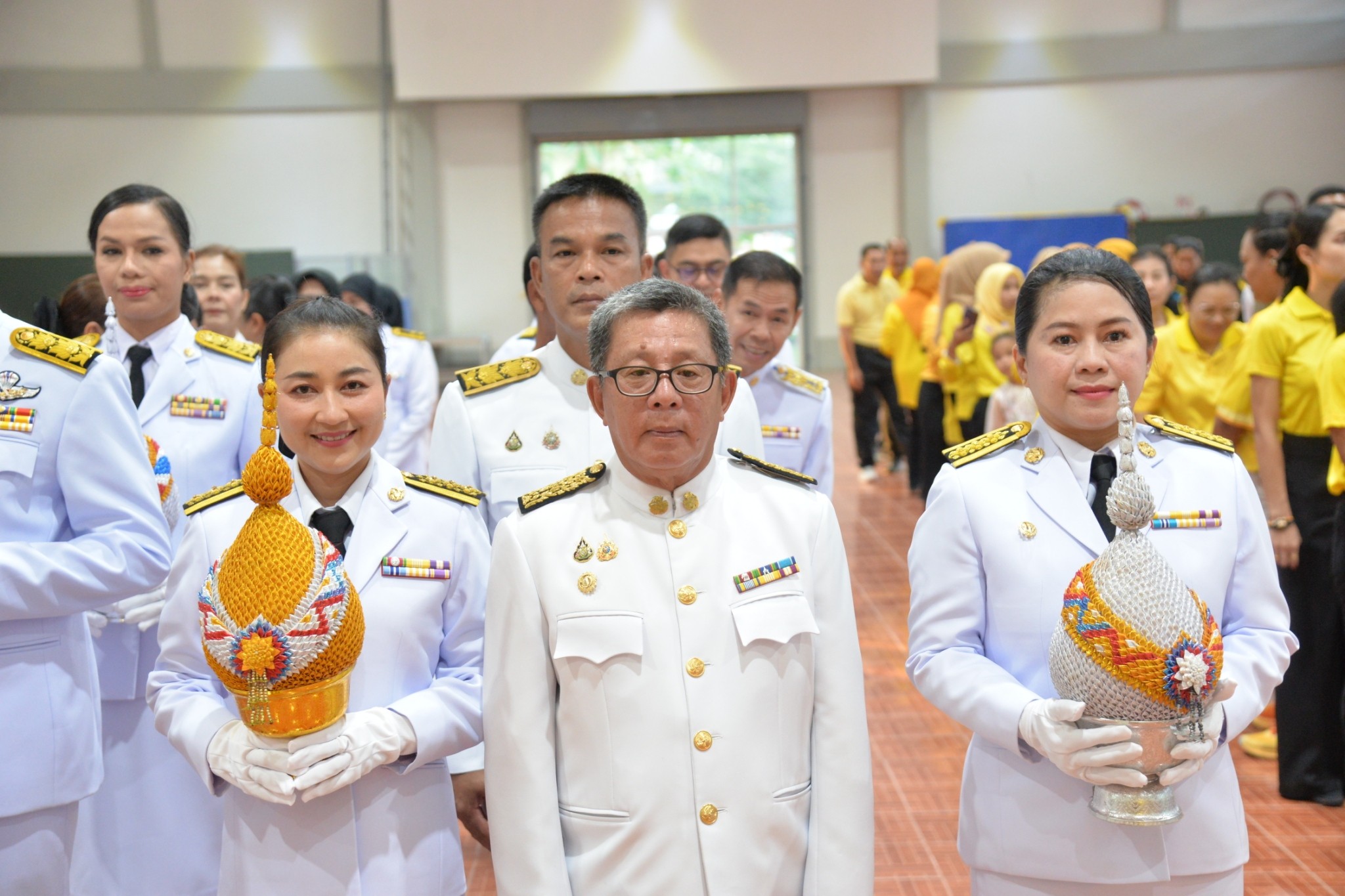 พิธีถวายเครื่องราชสักการะและวางพานพุ่ม พิธีถวายพระพรชัยมงคล เนื่องในโอกาสวันเฉลิมพระชนมพรรษาสมเด็จพระเจ้าอยู่หัว รัชกาลที่ 10 วันที่ 28 กรกฎาคม 2568
วันที่ 28 กรกฎาคม 2568 เวลา 17.30 น. ณ หอประชุมอำเภอระแงะ ที่ว่าการอำเภอระแงะ
นางสาวซารีนา มานะวณิชย์ นายกเทศมนตรีตำบลตันหยงมัส คณะผู้บริหาร หัวหน้าส่วนราชการ สมาชิกสภา และพนักงานเทศบาลตำบลตันหยงมัส ร่วมพิธีถวายเครื่องราชสักการะ และวางพานพุ่ม และพิธีถวายพระพรชัยมงคล เนื่องในโอกาสวันเฉลิมพระชนมพรรษาสมเด็จพระเจ้าอยู่หัว รัชกาลที่ 10 วันที่ 28 กรกฎาคม 2568
โดยมี นายวิมุตติ อำนักมณี นายอำเภอระแงะ เป็นประธานในพิธี จากนั้นประธานในพิธีได้กล่าวกราบบังคมทูลถวายพระพรชัยมงคล และร่วมขับร้องเพลง “สรรเสริญพระบารมี” และ “เพลงสดุดีจอมราชา” เบื้องหน้าพระฉายาลักษณ์ เพื่อเป็นการการแสดงออกซึ่งความจงรักภักดีเทิดทูน พิทักษ์รักษาไว้ซึ่งสถาบันพระมหากษัตริย์ เพื่อเป็นการสำนึกในพระมหากรุณาธิคุณ และแสดงออกถึงความจงรักภักดีต่อสถาบันพระมหากษัตริย์