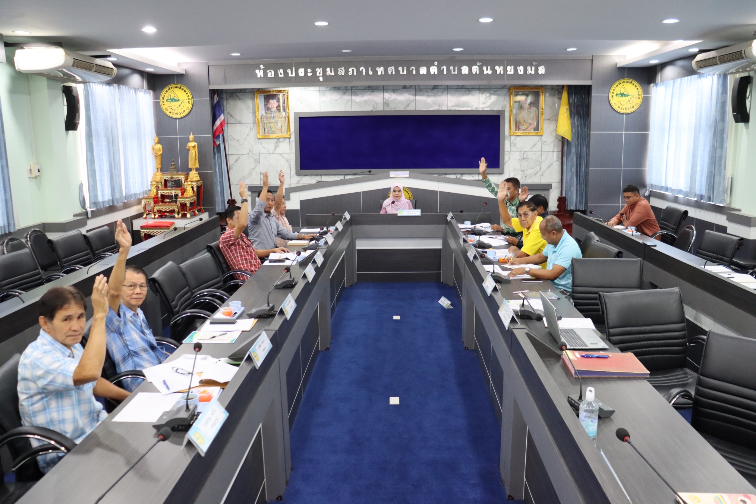 การประชุมคณะกรรมการพัฒนาเทศบาลตำบลตันหยงมัส ครั้งที่ 2/2568
วันพฤหัสบดี ที่ 7 สิงหาคม 2568 เวลา 10.00 น. ณ ห้องประชุมสภาเทศบาลตำบลตันหยงมัส ชั้น 3 นำโดยนางสาวซารีนา มานะวณิชย์ นายกเทศมนตรีตำบลตันหยงมัส เป็นประธานการประชุมคณะกรรมการพัฒนาเทศบาลตำบลตันหยงมัส ครั้งที่ 2/2568 ผ่านสื่ออิเล็กทรอนิกส์ (Video conference ระบบ Zoom) พร้อมด้วยคณะกรรมการพัฒนาเทศบาลตำบลตันหยงมัสเข้าร่วมการประชุมดังกล่าว เพื่อรับรองรายงานการประชุมคณะกรรมการพัฒนาเทศบาลตำบลตันหยงมัส ครั้ง 1/2568 เมื่อวันที่ 15 กรกฎาคม 2568 และพิจารณาร่างแผนพัฒนาท้องถิ่น พ.ศ.2566-2570 เปลี่ยนแปลง ครั้งที่ 1/2568
#งานประชาสัมพันธ์เทศบาลตำบลตันหยงมัส
#เทศบาลตำบลตันหยงมัส
📝ข่าวโดย :สาเหะศูลฮี สาเหะดอเล๊าะ
📸 ภาพถ่ายโดย :สาเหะศูลฮี สาเหะดอเล๊าะ 
--------------------------------------------------------------------------
📌งานประชาสัมพันธ์ กองยุทธศาสตร์และงบประมาณ ติดตามข้อมูลข่าวสารเพิ่มเติม ได้ที่
📱โทรศัพท์ : 0-7367-1364
📘Facebook: เทศบาลตำบลตันหยงมัส
📗Line OA : @131jynuc
💻Website: https://www.tanyongmat.go.th/front/event_all/0