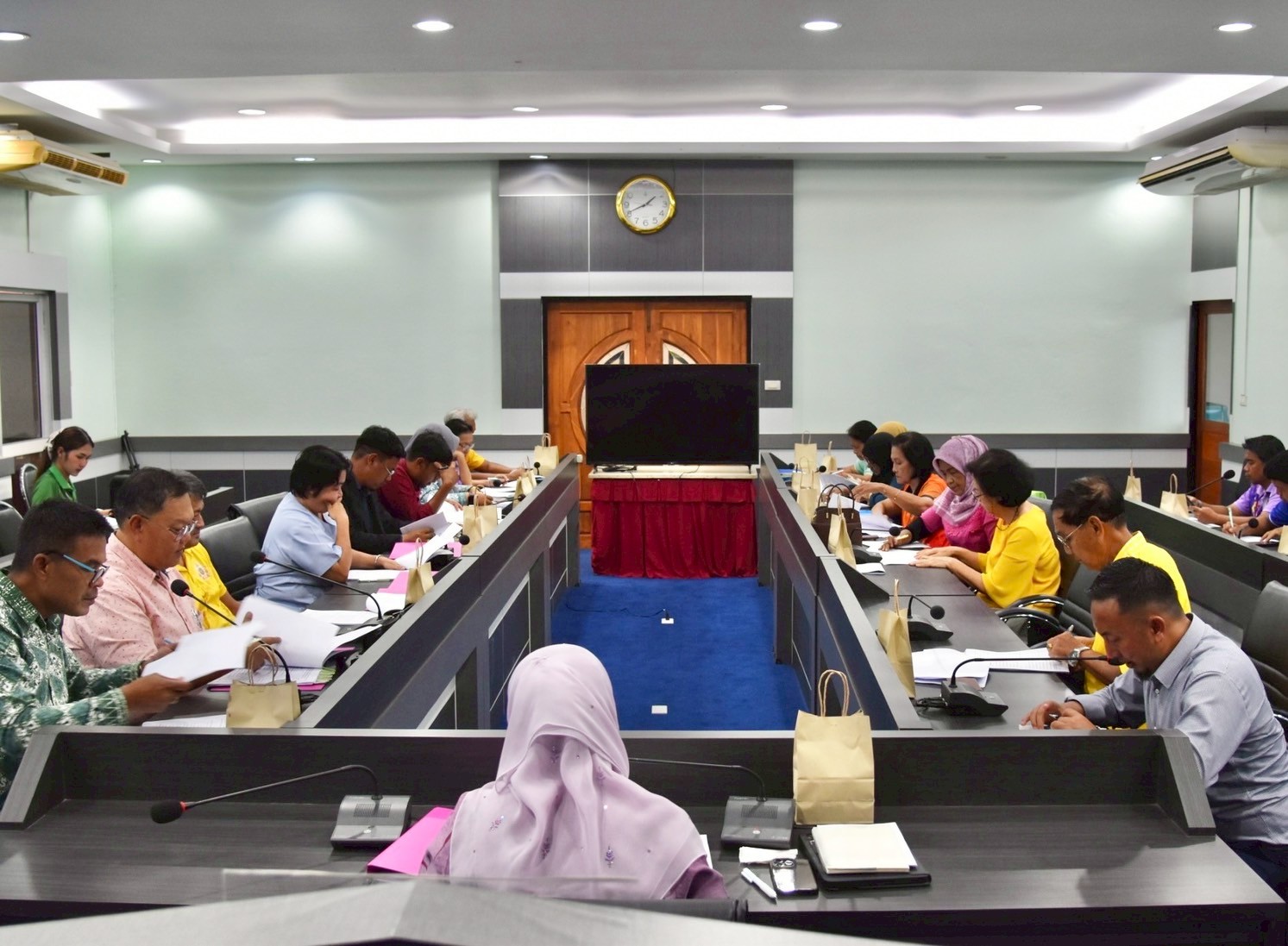 ประชุมคณะกรรมการกองทุนหลักประกันสุขภาพเทศบาลตำบลตันหยงมัส ครั้งที่ ๒/๒๕๖๘

วันพฤหัสบดี ที่ ๗ สิงหาคม ๒๕๖๘ เวลา ๑๓.๐๐ น. กองสาธารณสุขและสิ่งแวดล้อม เทศบาลตำบลตันหยงมัส จัดประชุมคณะกรรมการกองทุนหลักประกันสุขภาพ (สปสช.) เทศบาลตำบลตันหยงมัส ครั้งที่ ๒/๒๕๖๘     โดยมีนางสาวซารีนา มานะวิณิชย์ นายกเทศมนตรีตำบลตันหยงมัส ประธานคณะกรรมการกองทุนหลักประกันสุขภาพเทศบาลตำบลตันหยงมัส ดำเนินการประชุม โดยมีคณะกรรมการกองทุนฯ เข้าร่วมการประชุมเพื่อพิจารณาอนุมัติ (ร่าง) คำสั่งกองทุนหลักประกันสุขภาพตำบลตันหยงมัส ดังต่อไปนี้
- เรื่องแต่งตั้งคณะอนุกรรมการสนับสนุนการจัดบริการสาธารณสุขสำหรับผู้ที่ภาวะพึ่งพึง
- เรื่องแต่งตั้งคณะอนุกรรมการกลั่นกลองโครงการกองทุนหลักประกันสุขภาพเทศบาลตำบลตันหยงมัส
- เรื่องแต่งตั้งคณะทำงานกองทุนหลักประกันสุขภาพเทศบาลตำบลตันหยงมัส
- เรื่องแต่งตั้งอนุกรรมการติดตามประเมินผลโครงการกองทุนหลักประกันสุขภาพเทศบาลตำบลตันหยงมัส
และพิจารณาอนุมัติโครงการกองทุนหลักประกันสุขภาพ เทศบาลตำบลตันหยงมัส ที่ขอรับงบประมาณสนับสนุน จำนวน ๑๐ โครงการ ดังต่อไปนี้
โครงการประเภทที่ ๑ สนับสนุนการจัดบริการสาธารณสุขของหน่วยงานบริการ/สถานบริการ/หน่วยงานสาธารณสุข 
- โครงการป้องกันควบคุมโรคติดต่อและภัยสุขภาพในชุมชน ปีงบประมาณ ๒๕๖๘ 
(โรงพยาบาลระแงะ)
- โครงการพาหมอไปหาประชาชนตำบลตันหยงมัส ปีงบประมาณ ๒๕๖๘
(โรงพยาบาลระแงะ)
- โครงการวัยรุ่น ไม่ซีด ไม่ท้องก่อนวัย ห่างไกลยาเสพติด ปีงบประมาณ ๒๕๖๘
(โรงพยาบาลระแงะ)
- โครงการดูแลผู้ป่วยโรคเบาหวานให้เข้าสู่ระยะสงบ (Remissionservice) ปีงบประมาณ ๒๕๖๘
(โรงพยาบาลระแงะ)
โครงการประเภทที่ ๒ สนับสนุนกิจกรรมสร้างเสริมสุขภาพ การป้องกันโรคของกลุ่มหรือองค์กรประชาชน/หน่วยงานอื่น 
- โครงการลดหวาน มัน เค็ม ลดโรค NCD (ชมรม อย.น้อยโรงเรียนดารุสสาลาม)
- โครงการส่งเสริมสุขภาพและป้องกันโรคติดต่อในโรงเรียนอนุบาลระแงะ (โรงเรียนอนุบาลระแงะ)
- โครงการไลน์แดนซ์แสนสนุก ปีงบประมาณ ๒๕๖๘ (ชมรมแอโรบิคตันหยงมัส)

- โครงการติดตามเยี่ยมบ้านผู้พิการและผู้ป่วยติดบ้านติดเตียง ปีงบประมาณ ๒๕๖๘ 
(ชมรม อสม.เขตเทศบาล ตำบลตันหยงมัส)
โครงการประเภทที่ ๓ สนับสนุนและส่งเสริมการสร้างสุขภาพ การป้องกันโรค การฟื้นฟูสมรรถภาพและ     การรักษาพยาบาลของศูนย์เด็กเล็กหรือศูนย์พัฒนาและฟื้นฟูคุณภาพชีวิตผู้สูงอายุและคนพิการ
- โครงการหนูน้อยสุขภาพดี (ศูนย์พัฒนาเด็กเล็กเทศบาลตำบลตันหยงมัส)
โครงการประเภทที่ ๗ การใช้เงินตามมติบอร์ด
- โครงการแว่นสายตาในเด็กนักเรียน (กองสาธารณสุขฯ)