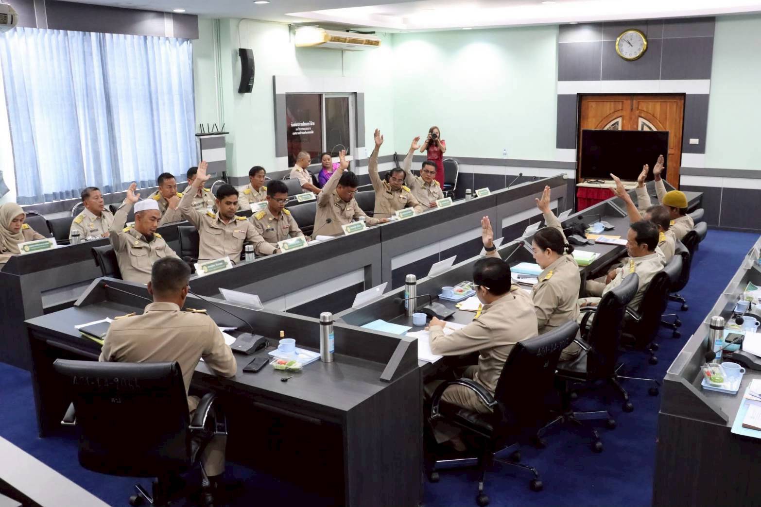 วันพฤหัสบดี ที่ 14 สิงหาคม 2568 เวลา 10.00 น. การประชุมสภาเทศบาลตำบลตันหยงมัส สมัยสามัญ สมัยที่ 3 ประจำปี 2568 ครั้งที่ 1 ณ ห้องประชุมสภาเทศบาลตำบลตันหยงมัส ชั้น 3 นายสุรัตน์ ตันติยะสกุล ประธานสภาเทศบาลตำบลตันหยงมัส เป็นประธานเปิดการประชุมสภาเทศบาลตำบลตันหยงมัส สมัยสามัญ สมัยที่ 3 ประจำปี 2568 ครั้งที่ 1 โดยมีนางสาวซารีนา มานะวณิชย์ นายกเทศมนตรีตำบลตันหยงมัส พร้อมด้วยคณะผู้บริหาร สมาชิกสภาเทศบาล,ปลัดเทศบาล และหัวหน้าส่วนราชการ เข้าร่วมประชุมดังกล่าว 🎯🎯

📌📌สำหรับระเบียบวาระในการประชุมและญัตติที่สำคัญ ดังนี้ดังนี้🎯🎯
📌ระเบียบวาระที่ 1 ประธานแจ้งที่ประชุมทราบ
1.1 ประกาศให้แผนการดำเนินงาน ประจำปี พ.ศ.2568 เพิ่มเติมครั้งที่ 2/2568
1.2 ประกาศใช้แผนพัฒนาท้องถิ่น พ.ศ.2566-2570 เพิ่มเติมครั้งที่ 1/2568
1.3 ประกาศใช้แผนพัฒนาท้องถิ่น พ.ศ.2566-2570 เปลี่ยนแปลง 1/2568 
📌ระเบียบวาระที่ 2 รับรองรายงานการประชุมครั้งที่ผ่านมา สมัยสามัญ สมัยที่ 2 ครั้งที่ 2 เมื่อวันที่ 3 กรกฎาคม 2568
📌ระเบียบวาระที่ 3 กระทู้ถาม
📌ระเบียบวาระที่ 4 เรื่องที่คณะกรรมการที่สภาท้องถิ่นตั้งขึ้นพิจารณาเสร็จแล้ว
📌ระเบียบวาระที่ 5 เรื่องที่เสนอใหม่
✅5.1 ญัตติ ร่างเทศบัญญัติงบประมาณรายจ่าย ประจำปีงบประมาณ พ.ศ.2569 วาระที่ 1 (ขั้นรับหลักการ)
📍มติที่ประชุม เห็นชอบ รับหลักการ 12 เสียง ร่างเทศบัญญัติงบประมาณรายจ่ายประจำปีงบประมาณ พ.ศ. 2569 เป็นงบแบบสมดุล จำนวนเงิน 77,516,200 บาท และได้แต่งตั้งคณะกรรมการแปรญัตติ จำนวน 3 คน ประกอบด้วย 
1.นายมะยูไน สาและ สมาชิกสภาเทศบาลตำบลตันหยงมัส 
2.นายสมพงศ์ ชูนุ่น สมาชิกสภาเทศบาลตำบลตันหยงมัส 
3.นางสาววิไล สัญญาณเสนาะ สมาชิกสภาเทศบาลตำบลตันหยงมัส 
✅5.2 ญัตติ ขอความเห็นชอบการโอนงบประมาณ เพื่อตั้งจ่ายในหมวดเงินอุดหนุน (กองการศึกษา)
-โครงการเงินอุดหนุนสำหรับสนับสนุนอาหารกลางวันโรงเรียนบ้านเขาพระ (เพิ่มเติม)
-โครงการสืบสานและประชาสัมพันธ์วัฒนธรรมประเพณีท้องถิ่นของอำเภอระแงะ ประจำปี 2568
✅5.3 ญัตติ ขออนุมัติจ่ายขาดเงินสะสมต่อสภาเทศบาล (กองคลัง)
✅5.4 ญัตติ ขอความเห็นชอบเสนอคำขอโครงการอาคารละหมาด สำหรับสถานที่ราชการ หน่วยงานของรัฐหรือเอกชน จากสมาคมฆัยรียะฮ์เพื่อการพัฒนา
📌ระเบียบวาระที่ 6 เรื่องอื่นๆ
✅6.1 รายงานผลการประเมินตนเองตามแบบบันทึกข้อมูลการจัดบริการสาธารณะของเทศบาลตำบลตันหยงมัส ประจำปี 2568

#งานประชาสัมพันธ์เทศบาลตำบลตันหยงมัส
#เทศบาลตำบลตันหยงมัส
📝ข่าวโดย :สาเหะศูลฮี สาเหะดอเล๊าะ
📸 ภาพถ่ายโดย :สาเหะศูลฮี สาเหะดอเล๊าะ และนางสาว วรรณวิษา สุขสถาน
--------------------------------------------------------------------------
📌งานประชาสัมพันธ์ กองยุทธศาสตร์และงบประมาณ ติดตามข้อมูลข่าวสารเพิ่มเติม ได้ที่
📱โทรศัพท์ : 0-7367-1364
📘Facebook: เทศบาลตำบลตันหยงมัส
📗Line OA : @131jynuc
💻Website: https://www.tanyongmat.go.th/front/event_all/0