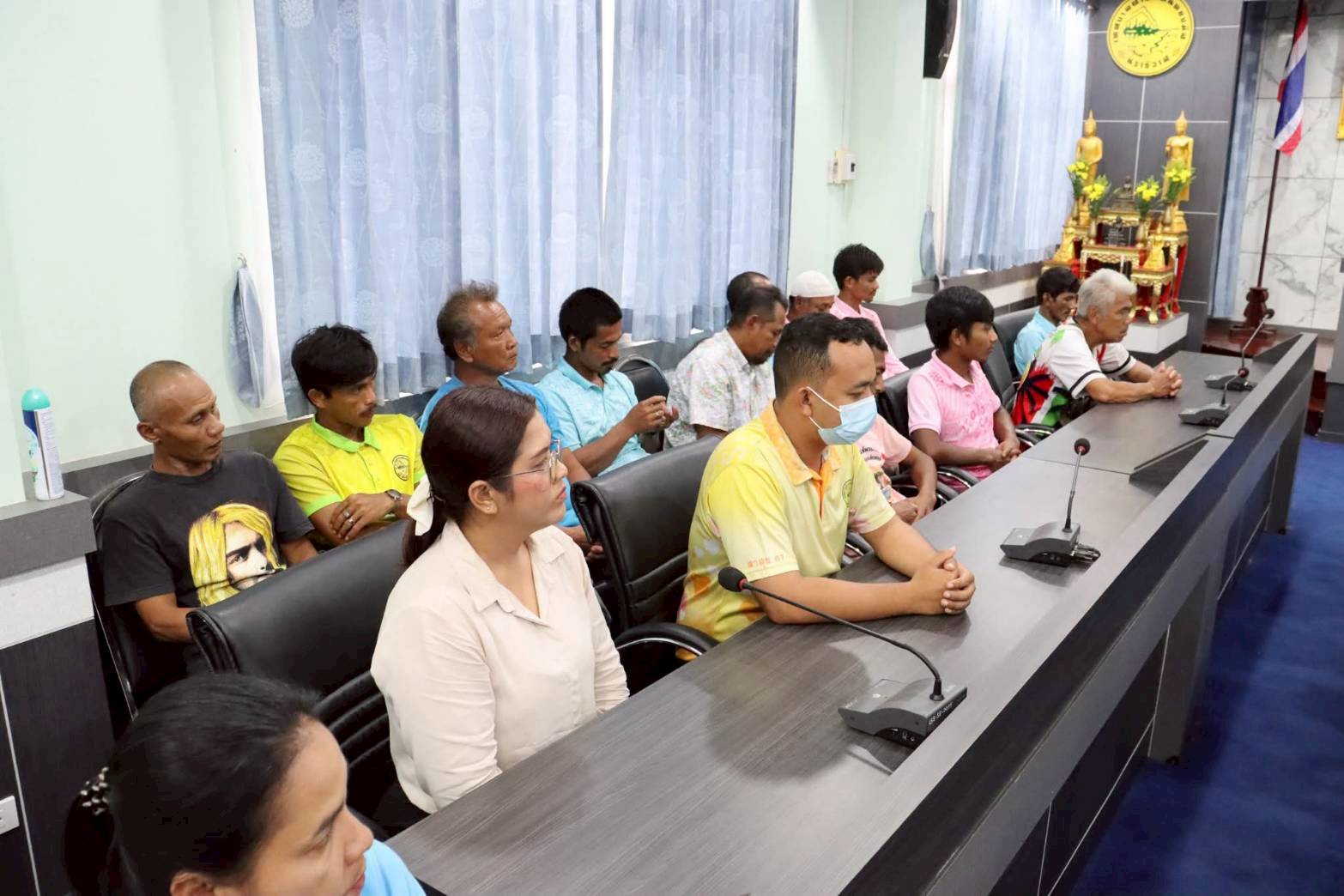 🔴การประชุมประจำเดือนสิงหาคม กองสาธารณสุขและสิ่งแวดล้อม ประจำปี พ.ศ.2568
วันพฤหัสบดี ที่ 14 สิงหาคม 2568 เวลา 14:00 น. ณ ห้องประชุมสภาเทศบาลตำบลตันหยงมัส ชั้น 3  นางสาวซารีนา มานะวณิชย์ นายกเทศมนตรีตำบลตันหยงมัส เป็นประธานในการประชุม "ประจำเดือนสิงหาคม" กองสาธารณสุขและสิ่งแวดล้อมประจำปี พ.ศ.2568  พร้อมด้วยนายกูเปาซัน สุริยะสุนทร รองนายกเทศมนตรี, นายณัฐวัตร รับไซ เลขานุการนายกเทศมนตรี,นายธนพล ตันสุนีย์ ผู้อำนวยการกองสาธารณสุขและสิ่งแวดล้อม และพนักงานกองสาธารณสุขและสิ่งแวดล้อม เข้าร่วมการประชุมในครั้งนี้ เพื่อพบปะพูดคุย และชี้แนะการปฏิบัติหน้าที่กับงานด้านสาธารณสุขและสิ่งแวดล้อม,การติดตามความคืบหน้าของโครงการต่างๆ การแก้ไขปัญหาที่เกิดขึ้น, การแลกเปลี่ยนความรู้และประสบการณ์,และการวางแผนการดำเนินงานในอนาคต เพื่อให้พนักงานเทศบาลในกองสาธารณสุขและสิ่งแวดล้อมได้ดำเนินงานไปในทิศทางเดียวกัน

#งานประชาสัมพันธ์เทศบาลตำบลตันหยงมัส
#กองสาธารณสุขและสิ่งแวดล้อม
#เทศบาลตำบลตันหยงมัส
📸ภาพถ่ายโดย : สาเหะศูลฮี สาเหะดอเล๊าะ งานประชาสัมพันธ์กองยุทธศาสตร์และงลประมาณ
📝ข่าวโดย : กองสาธารณสุขและสิ่งแวดล้อม
--------------------------------------------------------------------------
📌งานประชาสัมพันธ์ กองยุทธศาสตร์และงบประมาณ ติดตามข้อมูลข่าวสารเพิ่มเติม ได้ที่
📱โทรศัพท์ : 0-7367-1364
📘Facebook: เทศบาลตำบลตันหยงมัส
📗Line OA : @131jynuc
💻Website: https://www.tanyongmat.go.th/front/event_all/0