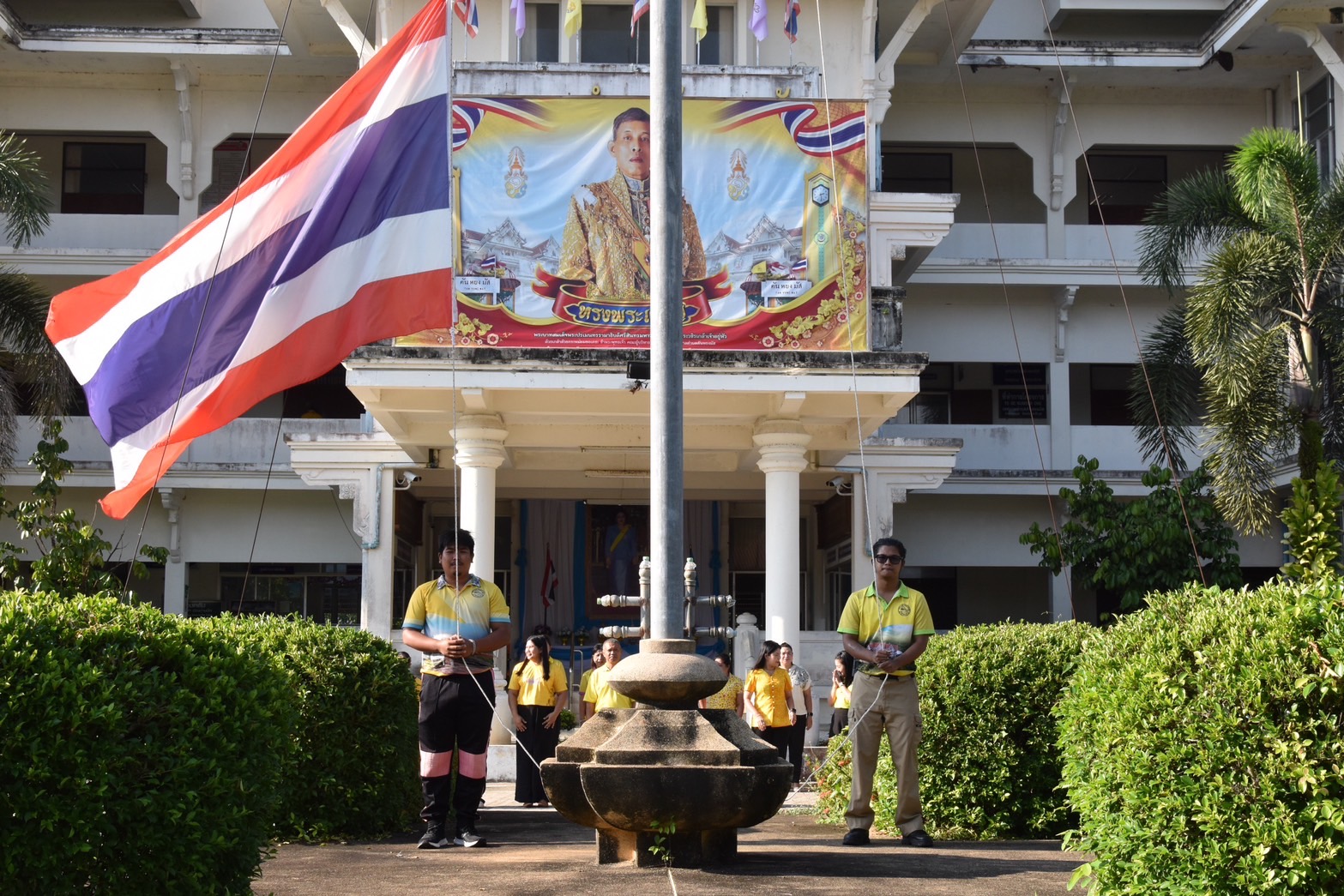 วันจันทร์ ที่ 18 สิงหาคม 2568  เวลา 08:00 น. ณ  สำนักงานเทศบาลตำบลตันหยงมัส โดยมีคณะผู้บริหารข้าราชการ พนักงาน และลูกจ้างเทศบาลตำบลตันหยงมัสร่วมกิจกรรมเข้าแถวเคารพธงชาติ ร้องเพลงชาติไทย สวดมนต์ไหว้พระ และดุอาร์ เพื่อแสดงออกถึงความจงรักภักดีต่อชาติ ศาสนา และพระมหากษัตริย์ และเป็นการเตรียมความพร้อมก่อนการปฏิบัติหน้าที่ราชการในแต่ละสัปดาห์ ทุกวันจันทร์ อันจะเป็นการเพิ่มประสิทธิภาพในการทำงานเสริมสร้างความรักความสามัคคีในองค์กร
#งานประชาสัมพันธ์เทศบาลตำบลตันหยงมัส
#เทศบาลตำบลตันหยงมัส
📝ข่าวโดย : นางสาววรรณวิษา สุขสถาน
📷 ถ่ายโดย: นางสาววรรณวิษา สุขสถาน 
--------------------------------------------------------------------------
📌งานประชาสัมพันธ์ กองยุทธศาสตร์และงบประมาณ ติดตามข้อมูลข่าวสารเพิ่มเติม ได้ที่
📱โทรศัพท์ : 0-7367-1364
📘Facebook: เทศบาลตำบลตันหยงมัส
📗Line OA : @131jynuc
💻Website: https://www.tanyongmat.go.th/front/event_all/0