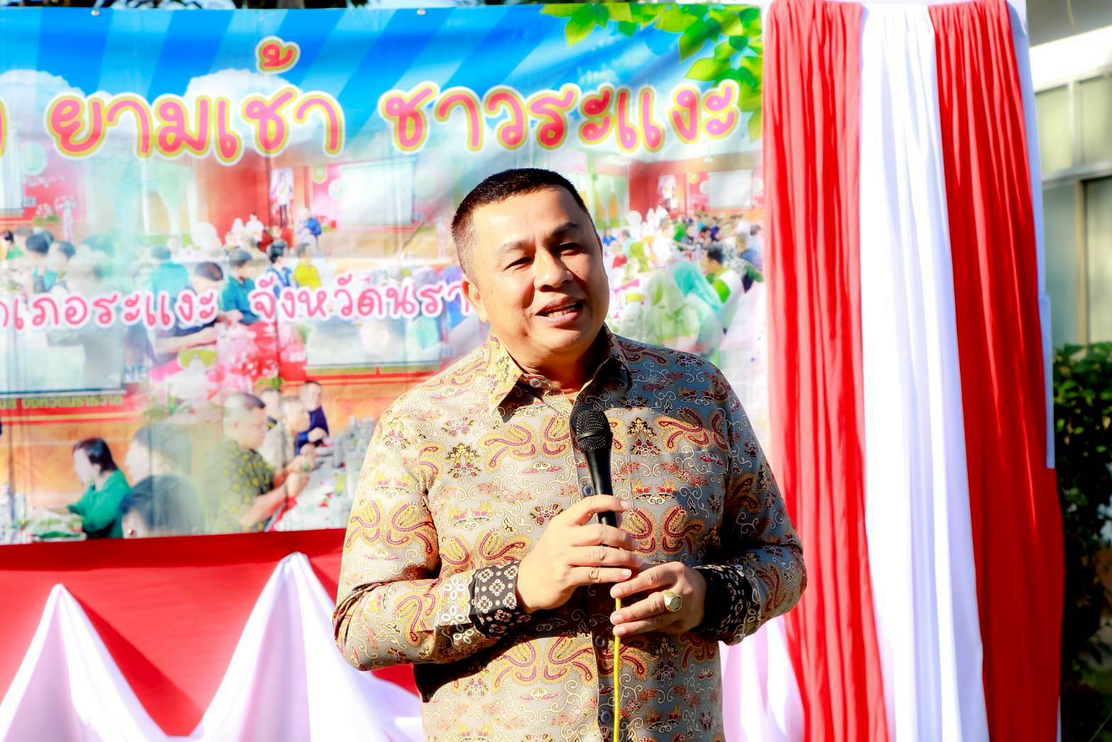 วันพุธ ที่ 20 สิงหาคม 2568 เวลา 07.00 น. นางสาวซารีนา มานะวณิชย์ นายกเทศมนตรีตำบลตันหยงมัส มอบหมายให้ นายกูเปาซัน สุริยะสุนทร รองนายกเทศมนตรี พร้อมด้วยนายณัฐวัตร รับไซ เลขานุการนายกเทศมนตรี ,นายสุเมธ เพ็ชรรัตน์ ปลัดเทศบาลตำบลตันหยงมัส ร่วมกิจกรรมกาแฟยามเช้า“กันเองยามเช้า ชาวระแงะ”ณ องค์การบริหารส่วนตำบลตันหยงลิมอ อำเภอระแงะ จังหวัดนราธิวาส โดยมีนายวิมุตติ อำนักมณี นายอำเภอระแงะ เป็นประธาน พบปะหัวหน้าส่วนราชการในอำเภอระแงะ เพื่อแจ้งข้อราชการ และพบปะแลกเปลี่ยนเรียนรู้ แสดงความคิดเห็น ข้อเสนอแนะในการทำงาน และส่งเสริมให้มีการติดต่อประสานงานระหว่างหน่วยงาน เป็นการลดช่องว่าง สร้างความสัมพันธ์ที่ดีต่อกันระหว่างหน่วยงาน ส่วนเจ้าภาพในการจัดงานครั้งนี้ ได้แก่องค์การบริหารส่วนตำบลเฉลิม,องค์การบริหารส่วนตำบลบาโงสะโต และองค์การบริหารส่วนตำบลตันหยงลิมอ อำเภอระแงะ จังหวัดนราธิวาส (ร่วมเป็นเจ้าภาพ) 

#งานประชาสัมพันธ์เทศบาลตำบลตันหยงมัส
#เทศบาลตำบลตันหยงมัส
📝ข่าวโดย :สาเหะศูลฮี สาเหะดอเล๊าะ
📸 ภาพถ่ายโดย : กลุ่มช่างภาพระแงะ 
--------------------------------------------------------------------------
📌งานประชาสัมพันธ์ กองยุทธศาสตร์และงบประมาณ ติดตามข้อมูลข่าวสารเพิ่มเติม ได้ที่
📱โทรศัพท์ : 0-7367-1364
📘Facebook: เทศบาลตำบลตันหยงมัส
📗Line OA : @131jynuc
💻Website: https://www.tanyongmat.go.th/front/event_all/0