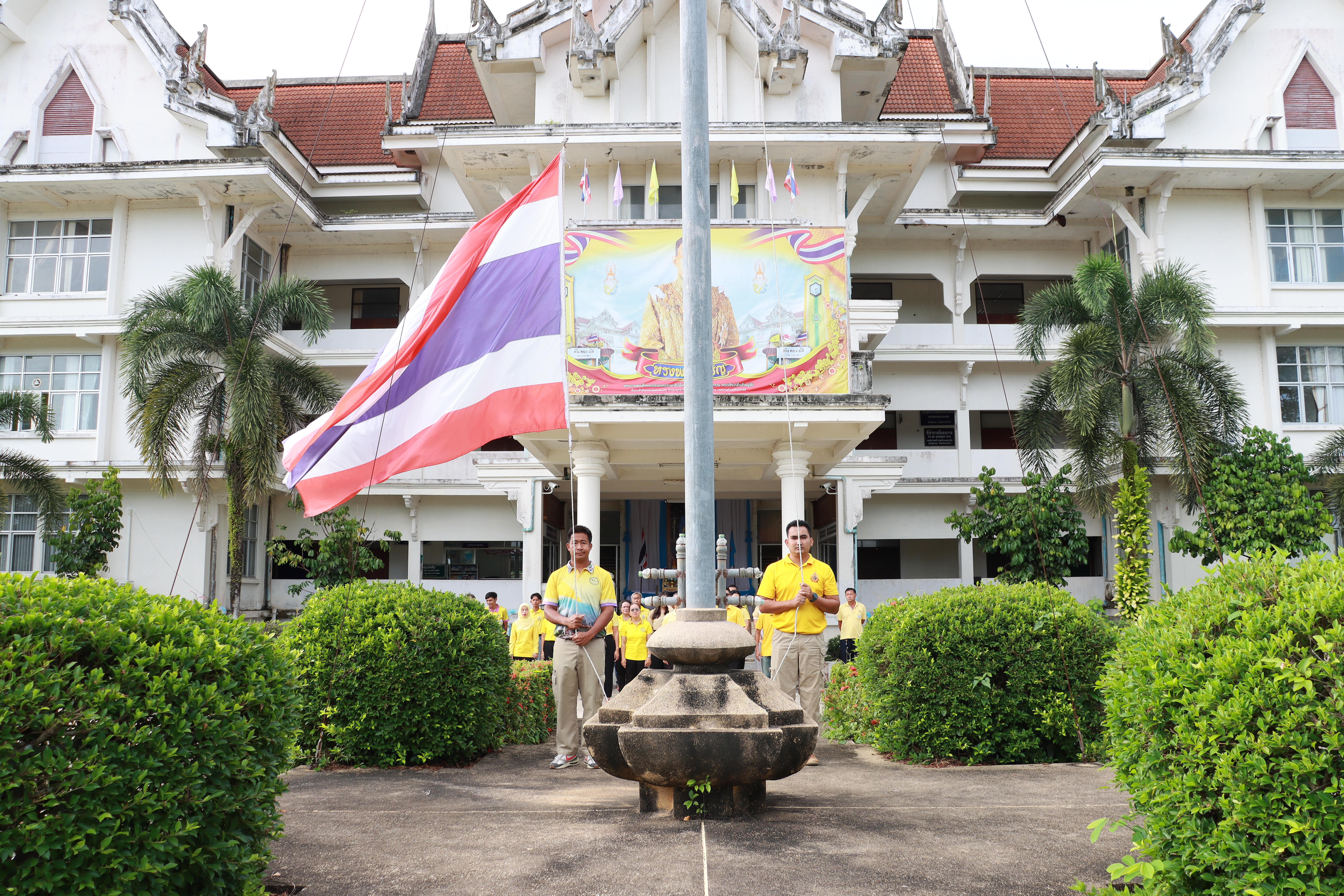 วันจันทร์ ที่ 25 สิงหาคม 2568  เวลา 08:00 น. ณ  สำนักงานเทศบาลตำบลตันหยงมัส โดยมีคณะผู้บริหารข้าราชการ พนักงาน และลูกจ้างเทศบาลตำบลตันหยงมัสร่วมกิจกรรมเข้าแถวเคารพธงชาติ ร้องเพลงชาติไทย สวดมนต์ไหว้พระ และดุอาร์ เพื่อแสดงออกถึงความจงรักภักดีต่อชาติ ศาสนา และพระมหากษัตริย์ และเป็นการเตรียมความพร้อมก่อนการปฏิบัติหน้าที่ราชการในแต่ละสัปดาห์ ทุกวันจันทร์ อันจะเป็นการเพิ่มประสิทธิภาพในการทำงานเสริมสร้างความรักความสามัคคีในองค์กร