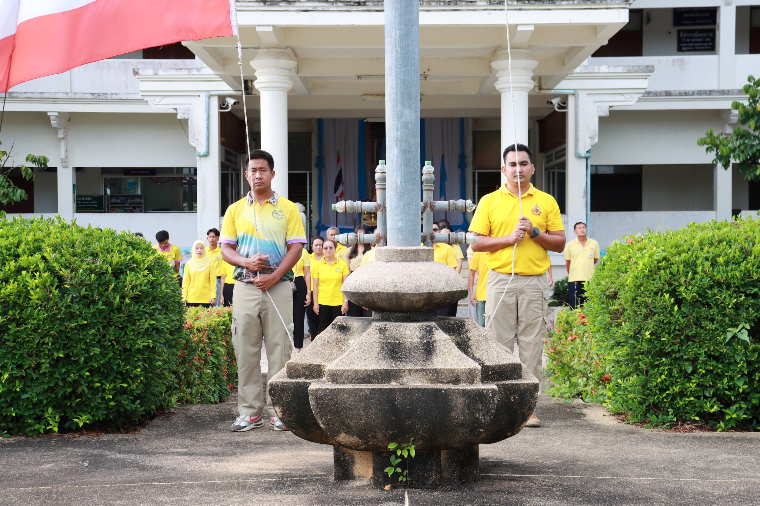 วันจันทร์ ที่ 25 สิงหาคม 2568  เวลา 08:00 น. ณ  สำนักงานเทศบาลตำบลตันหยงมัส โดยมีคณะผู้บริหารข้าราชการ พนักงาน และลูกจ้างเทศบาลตำบลตันหยงมัสร่วมกิจกรรมเข้าแถวเคารพธงชาติ ร้องเพลงชาติไทย สวดมนต์ไหว้พระ และดุอาร์ เพื่อแสดงออกถึงความจงรักภักดีต่อชาติ ศาสนา และพระมหากษัตริย์ และเป็นการเตรียมความพร้อมก่อนการปฏิบัติหน้าที่ราชการในแต่ละสัปดาห์ ทุกวันจันทร์ อันจะเป็นการเพิ่มประสิทธิภาพในการทำงานเสริมสร้างความรักความสามัคคีในองค์กร 🇹🇭
--------------------------------------------------------------------------
#งานประชาสัมพันธ์เทศบาลตำบลตันหยงมัส
#กองยุทธศาสตร์และงบประมาณ
#เทศบาลตำบลตันหยงมัส
📝ข่าวโดย : สาเหะศูลฮี สาเหะดอเล๊าะ
📷 ถ่ายโดย: สาเหะศูลฮี สาเหะดอเล๊าะ 
--------------------------------------------------------------------------
📌งานประชาสัมพันธ์ กองยุทธศาสตร์และงบประมาณ ติดตามข้อมูลข่าวสารเพิ่มเติม ได้ที่
📱โทรศัพท์ : 0-7367-1364
📘Facebook: เทศบาลตำบลตันหยงมัส
📗Line OA : @131jynuc
💻Website: https://www.tanyongmat.go.th/front/event_all/0