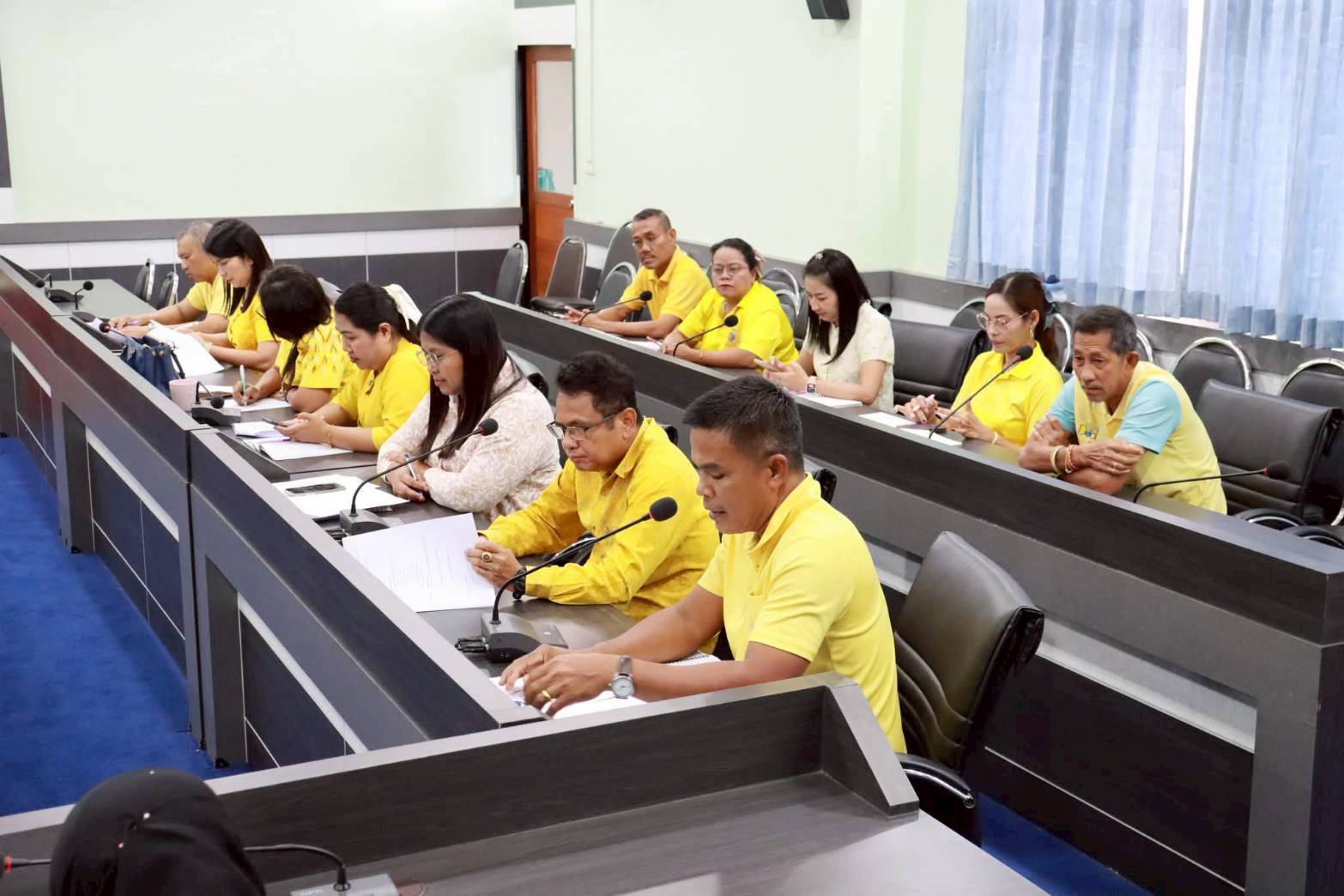 การประชุมซักซ้อมจัดกิจกรรมการแข่งขันกีฬา ประจำปี พ.ศ.2568 
วันจันทร์ ที่ 25 สิงหาคม 2568 เวลา 13.30 น. ณ ห้องประชุมสภาเทศบาลตำบลตันหยงมัส ชั้น 3 นางสาวซารีนา มานะวณิชย์ นายกเทศมนตรีตำบลตันหยงมัส พร้อมด้วยคณะผู้บริหารเทศบาล สมาชิกสภาเทศบาล ปลัดเทศบาล รองปลัดเทศบาล ผู้อำนวยการกอง หัวหน้าส่วนราชการ พนักงานเทศบาล และผู้ใหญ่บ้านหมู่ 7 เข้าร่วมประชุมในการประชุมดังกล่าว เพื่อปรึกษาหารือแนวทางการดำเนินงาน แบ่งหน้าที่ให้แต่ละกองแต่ละฝ่ายรับผิดชอบและเตรียมความพร้อมในการจัด โครงการจัดกิจกรรมการแข่งขันกีฬา ประจำปี พ.ศ.2568 ในระหว่างวันที่ 30 สิงหาคม 2568 เวลา 07.30 น. เป็นต้นไป ณ สนามกีฬาโรงเรียนตันหยงมัส อำเภอระแงะ จังหวัดนราธิวาส 

#งานประชาสัมพันธ์เทศบาลตำบลตันหยงมัส
#เทศบาลตำบลตันหยงมัส
📝ข่าวโดย :สาเหะศูลฮี สาเหะดอเล๊าะ
📸 ภาพถ่ายโดย :สาเหะศูลฮี สาเหะดอเล๊าะ 
--------------------------------------------------------------------------
📌งานประชาสัมพันธ์ กองยุทธศาสตร์และงบประมาณ ติดตามข้อมูลข่าวสารเพิ่มเติม ได้ที่
📱โทรศัพท์ : 0-7367-1364
📘Facebook: เทศบาลตำบลตันหยงมัส
📗Line OA : @131jynuc
💻Website: https://www.tanyongmat.go.th/front/event_all/0