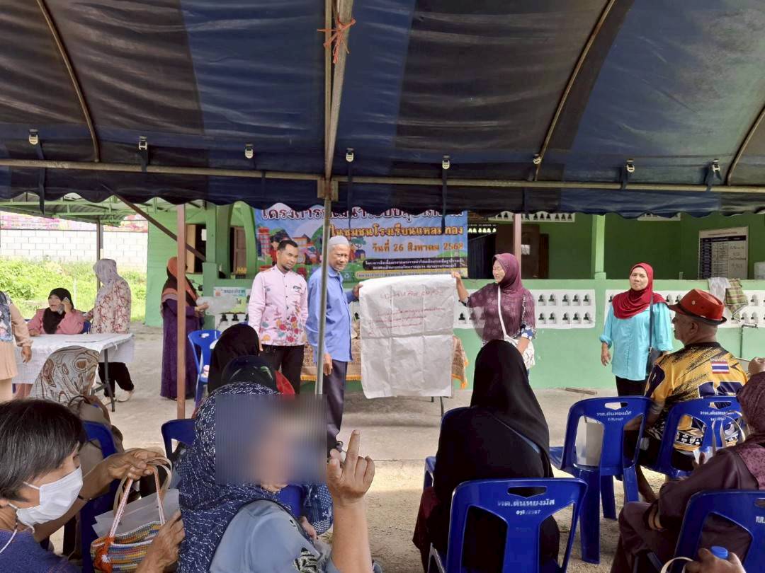 วันอังคาร ที่ 26  สิงหาคม 2568 เวลา 08.30น. กองสาธารณสุขและสิ่งแวดล้อม เทศบาลตำบลตันหยงมัส พร้อมด้วย อาสาสมัครสาธารณสุขประจำหมู่บ้าน (อสม.) ชุมชนโรงเรียนแหลมทองวิทยา ดำเนินโครงการพัฒนาระบบสุขาภิบาลในชุมชนโรงเรียนแหลมทองวิทยา ตามพระราชดำริของ สมเด็จพระกนิษฐาธิราชเจ้า กรมสมเด็จพระเทพรัตนราชสุดาฯ สยามบรมราชกุมารี โดยมีเจ้าหน้าที่จากสำนักงานสาธารณสุขอำเภอแว้ง เป็นวิทยากร ให้ความรู้แก่ผู้ที่เข้าร่วมโครงการฯ ณ บาลาเซาะบนควร  ถนนเทศบาล 11 ซอย 3 ตำบลตันหยงมัส อำเภอระแงะ จังหวัดนราธิวาส