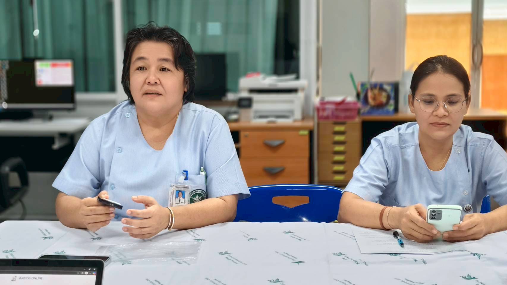 วันอังคาร ที่ 26 สิงหาคม 2568 เวลา 09.00 น. นางสาวซารีนา มานะวณิชย์ นายกเทศมนตรีตำบลตันหยงมัส มอบหมายให้นายณัฐวัตร รับไซ เลขานุการนายกเทศมนตรีตำบลตันหยงมัส พร้อมด้วย นายนูรดีน สาแม เจ้าหน้าที่กองสาธารณสุขและสิ่งแวดล้อม เข้าร่วมประชุมปรึกษาหารือ เรื่อง " กิจกรรม Kick off ตู้ห่วงใยเทศบาลตำบลตันหยงมัส " กำหนดจัดกิจกรรมในวันที่ 27 สิงหาคม 2568 และ ประชุมเรื่อง " telemedicine การเเพทย์ระยะไกล" เพื่อนำไปใช้ประโยชน์ในงานด้านสุขภาพและสาธารณสุขของเทศบาลตำบลตันหยงมัส ณ งานปถมภูมิ โรงพยาบาลระแงะ ตำบลตันหยงมัส อำเภอระแงะ จังหวัดนราธิวาส

#งานประชาสัมพันธ์เทศบาลตำบลตันหยงมัส
#กองสาธารณสุขและสิ่งแวดล้อม
#เทศบาลตำบลตันหยงมัส
📝ข่าวโดย : กองสาธารณสุขและสิ่งแวดล้อม
--------------------------------------------------------------------------
📌งานประชาสัมพันธ์ กองยุทธศาสตร์และงบประมาณ ติดตามข้อมูลข่าวสารเพิ่มเติม ได้ที่
📱โทรศัพท์ : 0-7367-1364
📘Facebook: เทศบาลตำบลตันหยงมัส
📗Line OA : @131jynuc
💻Website: https://www.tanyongmat.go.th/front/event_all/0