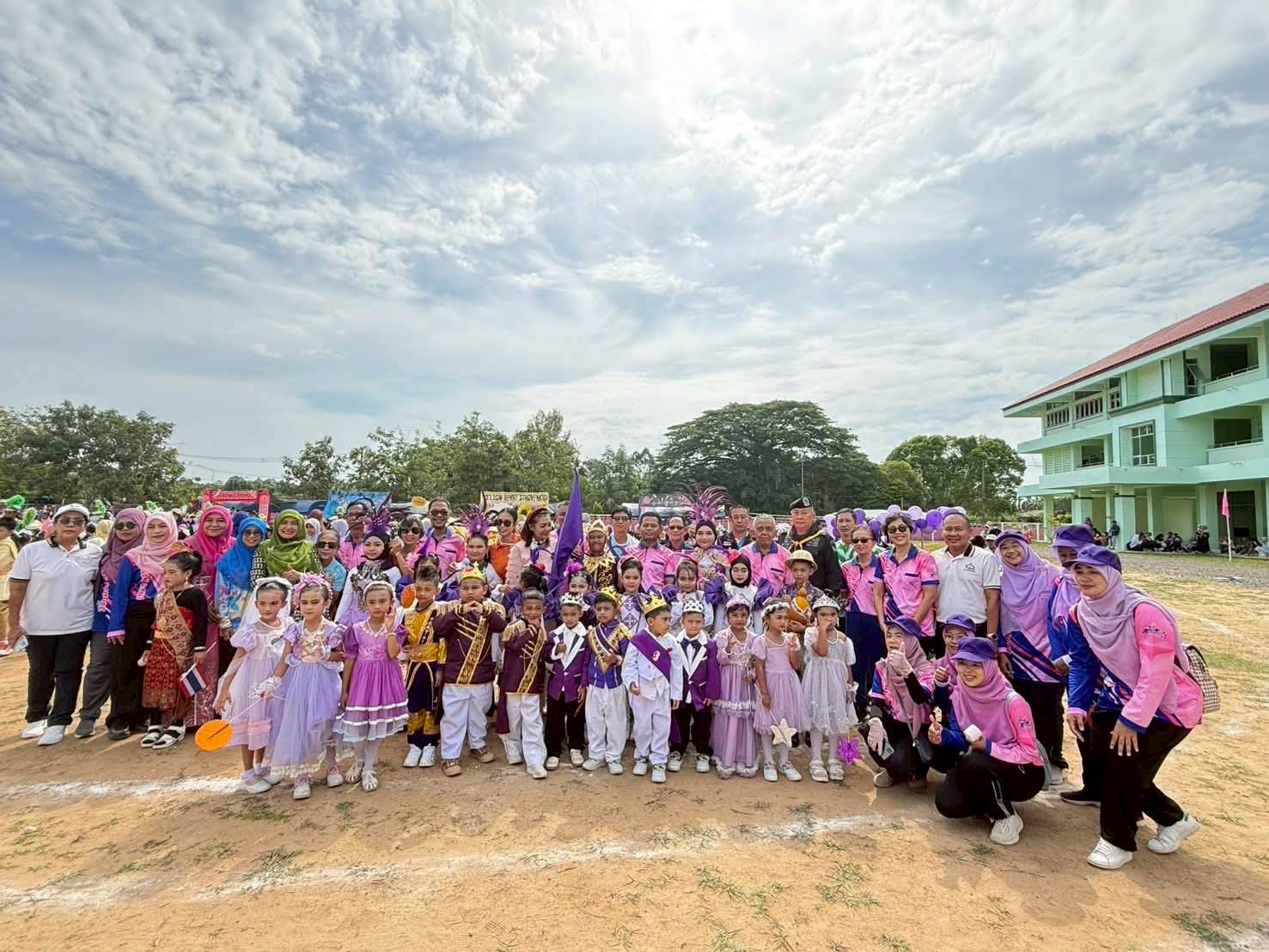 วันพุธที่ 27 สิงหาคม 2568 นางสาวซารีนา มานะวณิชย์ นายกเทศมนตรีตำบลตันหยงมัส มอบหมายให้ นายสว่าง อกนิษฐ์กูล รองนายกเทศมนตรี ,นายประพันธ์ หนูชู ที่ปรึกษานายกเทศมนตรี ร่วมพิธีเปิดกิจกรรมกีฬาสีภายใน "Anubanrangae Games 2025" โดยได้รับเกียรติ นายตอฮีรน หะยีเลาะแม ผอ.สพป.นราธิวาส เขต 3 เป็นประธานในพิธีเปิดกิจกรรมดังกล่าว พร้อมด้วยคณะกรรมการสถานศึกษา ผู้บริหารสถานศึกษา ผู้ปกครองและนักเรียน ร่วมพิธีเปิด เพื่อส่งเสริมให้นักเรียนและชุมชน มีส่วนร่วม และส่งเสริมให้นักเรียนได้แสดงทักษะความสามารถด้านกีฬา ได้ออกกำลังกาย ฝึกความอดทน สร้าง ความสามัคคี การรู้แพ้ รู้ชนะ รู้อภัย มีน้ำใจเป็นนักกีฬา ณ โรงเรียนอนุบาลระแงะ อำเภอระแงะ จังหวัดนราธิวาส 

#งานประชาสัมพันธ์เทศบาลตำบลตันหยงมัส
#เทศบาลตำบลตันหยงมัส
📝ข่าวโดย :สาเหะศูลฮี สาเหะดอเล๊าะ
📸 ภาพถ่ายโดย : โรงเรียนอนุบาลระแงะ 
--------------------------------------------------------------------------
📌งานประชาสัมพันธ์ กองยุทธศาสตร์และงบประมาณ ติดตามข้อมูลข่าวสารเพิ่มเติม ได้ที่
📱โทรศัพท์ : 0-7367-1364
📘Facebook: เทศบาลตำบลตันหยงมัส
📗Line OA : @131jynuc
💻Website: https://www.tanyongmat.go.th/front/event_all/0