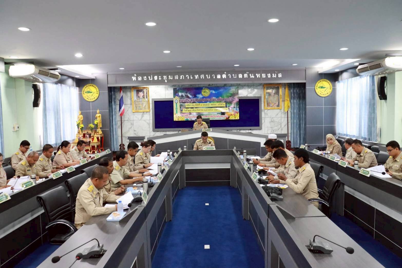วันพฤหัสบดี ที่ 28 สิงหาคม 2568 เวลา 10.00 น. การประชุมสภาเทศบาลตำบลตันหยงมัส สมัยสามัญ สมัยที่ 3 ประจำปี 2568 ครั้งที่ 2 ณ ห้องประชุมสภาเทศบาลตำบลตันหยงมัส ชั้น 3 นายสุรัตน์ ตันติยะสกุล ประธานสภาเทศบาลตำบลตันหยงมัส เป็นประธานเปิดการประชุมสภาเทศบาลตำบลตันหยงมัส สมัยสามัญ สมัยที่ 3 ประจำปี 2568 ครั้งที่ 2 โดยมีนางสาวซารีนา มานะวณิชย์ นายกเทศมนตรีตำบลตันหยงมัส พร้อมด้วยคณะผู้บริหาร สมาชิกสภาเทศบาล,ปลัดเทศบาล และหัวหน้าส่วนราชการ เข้าร่วมประชุมดังกล่าว   

🎯🎯สำหรับระเบียบวาระในการประชุมและญัตติที่สำคัญ ดังนี้ดังนี้  
✅ระเบียบวาระที่ 1 ประธานแจ้งที่ประชุมทราบ
✅ระเบียบวาระที่ 2 รับรองรายงานการประชุมครั้งที่ผ่านมา สมัยสามัญ สมัยที่ 3 ครั้งที่ 1 เมื่อวันที่ 14 สิงหาคม 2568
✅ระเบียบวาระที่ 3 กระทู้ถาม
✅ระเบียบวาระที่ 4 เรื่องที่คณะกรรมการที่สภาท้องถิ่นตั้งขึ้นพิจารณาเสร็จแล้ว
📌4.1 ญัตติ เรื่อง ร่างเทศบัญญัติงบประมาณรายจ่ายประจำปีงบประมาณ พ.ศ.2568 วาระ 2 และ วาระ 3 เห็นชอบ (ขั้นเห็นชอบ ให้ตราเป็นเทศบัญญัติงบประมาณรายจ่าย ประจำปีงบประมาณ พ.ศ. 2569)
มติที่ประชุม เห็นชอบ 12 เสียง 
โดยนายเทศมนตรีตำบลตันหยงมัส ได้กล่าวขอบคุณสมาชิกสภาเทศบาลฯ ทุกท่านที่ได้ให้ความเห็นชอบเทศบัญญัติงบประมาณรายจ่าย 77,516,200 บาท และรับที่จะบริหารเงินงบประมาณให้เป็นไปตามระเบียบฯ กฎหมายที่เกี่ยวข้องอย่างเคร่งครัดต่อไป
✅ระเบียบวาระที่ 5 เรื่องที่เสนอใหม่
📌5.1 ญัตติ ขออนุมัติจ่ายขาดเงินสะสมต่อสภาเทศบาล (สำนักปลัดเทศบาล งานป้องกันบรรเทาสาธารณภัย) 
📌เรือไฟเบอร์กลาส จำนวน 1 ลำ จำนวนเงิน 365,000 บาท
5.3 ญัตติ ขออนุมัติโอนเงินงบประมาณรายจ่ายประจำปี 2568 ตั้งจ่ายเป็นรายการใหม่ (สำนักปลัดเทศบาล)
📍-พัดลมอุตสาหกรรมตั้งพื้น จำนวน 3 ตัว 17,700 บาท
📌-เครื่องทำน้ำร้อน-น้ำเย็น จำนวน 4 เครื่อง 26,000 บาท 
✅ระเบียบวาระที่ 6 เรื่องอื่นๆ

#งานประชาสัมพันธ์เทศบาลตำบลตันหยงมัส
#เทศบาลตำบลตันหยงมัส
📝ข่าวโดย :สาเหะศูลฮี สาเหะดอเล๊าะ
📸 ภาพถ่ายโดย :สาเหะศูลฮี สาเหะดอเล๊าะ 
--------------------------------------------------------------------------
📌งานประชาสัมพันธ์ กองยุทธศาสตร์และงบประมาณ ติดตามข้อมูลข่าวสารเพิ่มเติม ได้ที่
📱โทรศัพท์ : 0-7367-1364
📘Facebook: เทศบาลตำบลตันหยงมัส
📗Line OA : @131jynuc
💻Website: https://www.tanyongmat.go.th/front/event_all/0