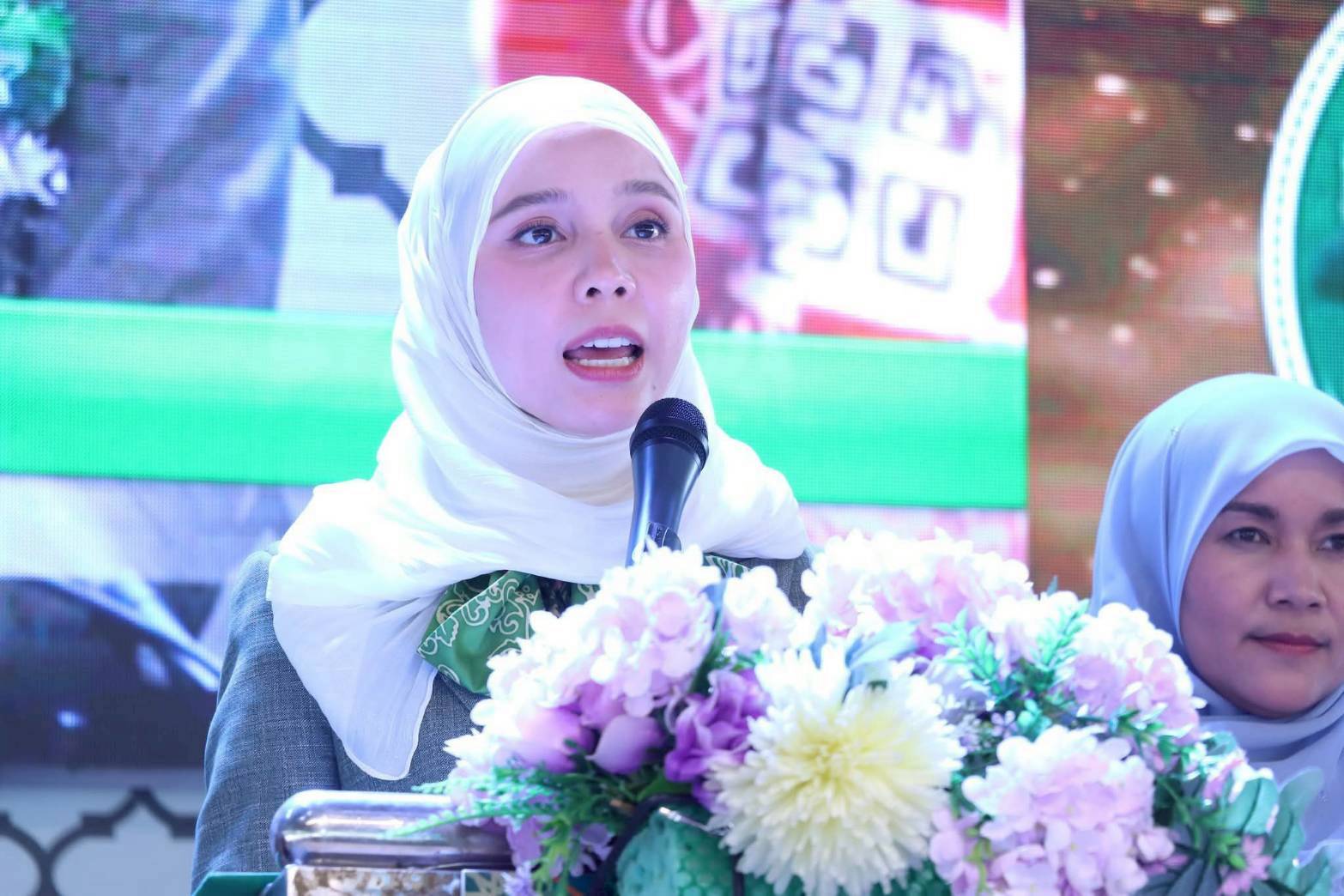 เทศบาลเมืองนราธิวาสจัดงาน "Mawlid Festival 2025 – Menara Bersolawat 1447" สุดยิ่งใหญ่ ร่วมเชิดชูคุณค่าศาสนาและวัฒนธรรม

วันที่ 29 สิงหาคม 2568 นางสาวซารีนา มานะวณิชย์ นายกเทศมนตรีตำบลตันหยงมัส พร้อมด้วยนายกูเปาซัน สุริยะสุนทร รองนายกเทศมนตรี ,นายรัชชวุฒ เทพษร สมาชิกสภาเทศบาล และนายประชา มามะ สมาชิกสภาเทศบาล ร่วมพิธีเปิดโครงการเมาลิดประจำปี พ.ศ. 2568 Mawlid Festival 2025 – Menara Bersolawat 1447 โดยมีนางสาวซาบีดา ไทยเศรษฐ์ อดีตรัฐมนตรีช่วยว่าการกระทรวงมหาดไทย เป็นประธานเปิดโครงการ และนายธนาวิทย์ ไชยานุพงศ์ นายกเทศมนตรีเมืองนราธิวาส เป็นผู้กล่าวรายงาน โดยในโอกาสนี้ได้มีการอันเชิญคำภีร์อัลกุรอาน การกล่าวซอลาวัตนบี (ซ.ล.) เพื่อความบารอกัต และชมบูธอาหารฮาลาลที่เข้าร่วมโครงการ  ณ หาดนราทัศน์ จังหวัดนราธิวาส

บรรยากาศภายในงานเป็นไปด้วยความสงบงดงามและศรัทธา มีพิธีอันเชิญพระมหาคัมภีร์อัลกุรอาน และการกล่าว ซอลาวัตนบี (ซ.ล.) เพื่อความบารอกัตแก่ผู้เข้าร่วมงาน นอกจากนี้ยังมีกิจกรรมหลากหลายที่สะท้อนอัตลักษณ์ของชุมชนมุสลิมชายแดนใต้ อาทิ การแสดงศิลปวัฒนธรรม การเปิดบูธอาหารฮาลาล และซุ้มจัดแสดงวิถีชีวิตท้องถิ่นที่น่าสนใจ 

#โครงการเมาลิด
#งานประชาสัมพันธ์เทศบาลตำบลตันหยงมัส
#เทศบาลตำบลตันหยงมัส
📝ข่าวโดย :สาเหะศูลฮี สาเหะดอเล๊าะ งานประชาสัมพันธ์เทศบาลตำบลตันหยงมัส 
--------------------------------------------------------------------------
📌งานประชาสัมพันธ์ กองยุทธศาสตร์และงบประมาณ ติดตามข้อมูลข่าวสารเพิ่มเติม ได้ที่
📱โทรศัพท์ : 0-7367-1364
📘Facebook: เทศบาลตำบลตันหยงมัส
📗Line OA : @131jynuc
💻Website: https://www.tanyongmat.go.th/front/event_all/0