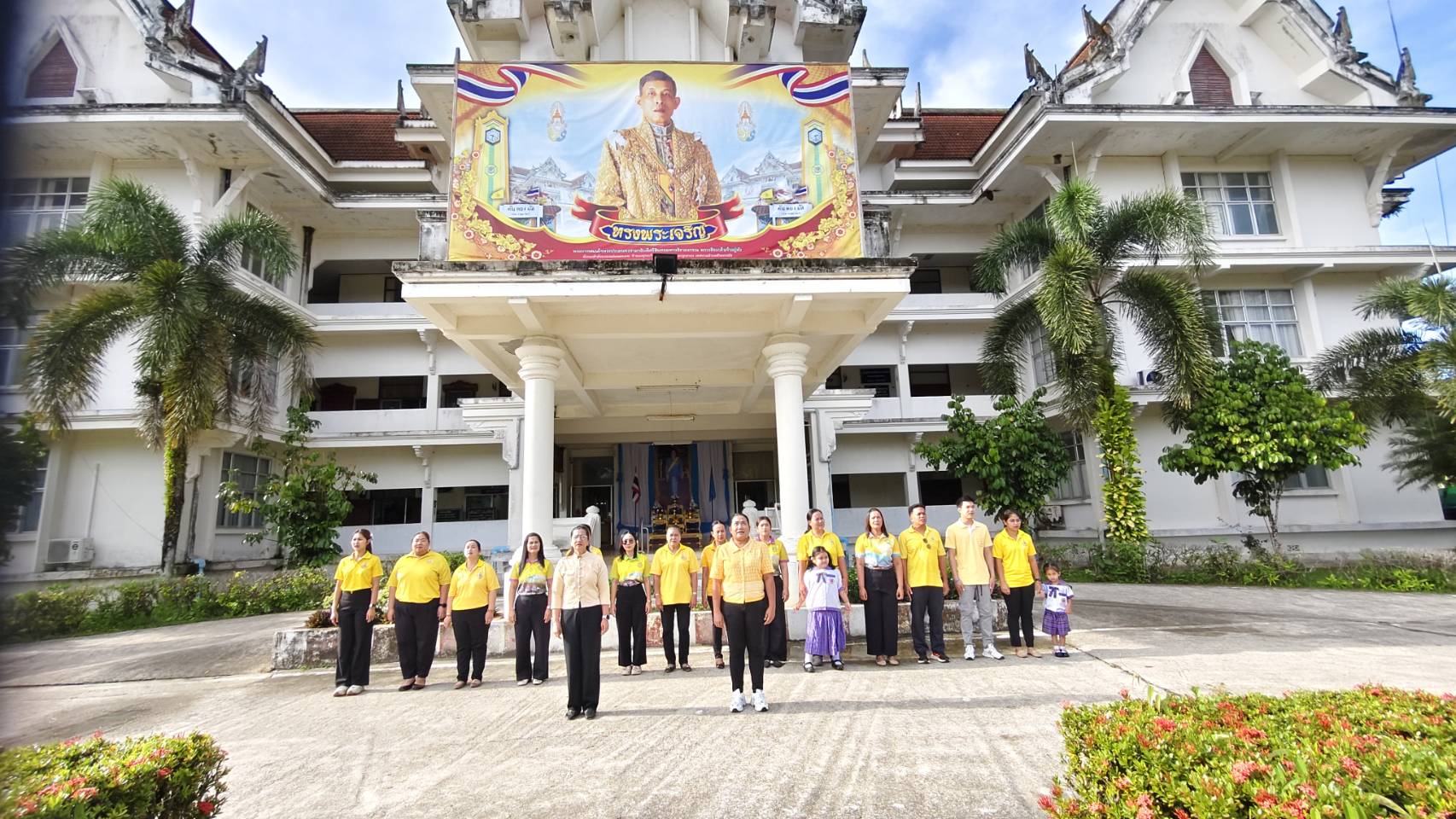 วันจันทร์ ที่ 1 กันยายน 2568  เวลา 08:00 น. ณ  สำนักงานเทศบาลตำบลตันหยงมัส โดยมีคณะผู้บริหารข้าราชการ พนักงาน และลูกจ้างเทศบาลตำบลตันหยงมัสร่วมกิจกรรมเข้าแถวเคารพธงชาติ ร้องเพลงชาติไทย สวดมนต์ไหว้พระ และดุอาร์ เพื่อแสดงออกถึงความจงรักภักดีต่อชาติ ศาสนา และพระมหากษัตริย์ และเป็นการเตรียมความพร้อมก่อนการปฏิบัติหน้าที่ราชการในแต่ละสัปดาห์ ทุกวันจันทร์ อันจะเป็นการเพิ่มประสิทธิภาพในการทำงานเสริมสร้างความรักความสามัคคีในองค์กร