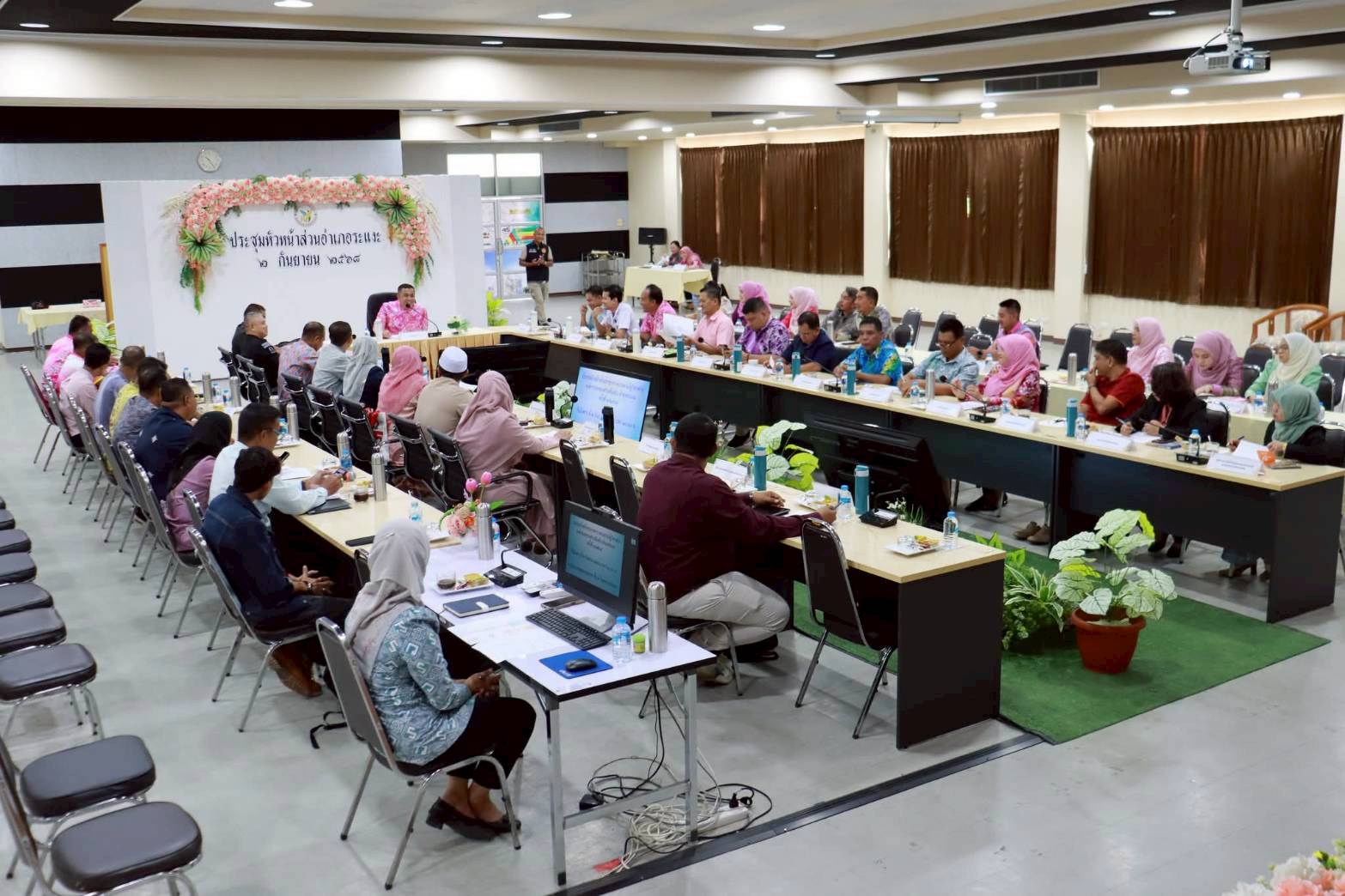 วันอังคาร ที่ 2 กันยายน พ.ศ. 2568 เวลา 10.00 น. เทศบาลตำบลตันหยงมัส นางสาวซารีนา มานะวณิชย์ นายกเทศมนตรีตำบลตันหยงมัส พร้อมด้วยนายสุเมธ เพ็ชรรัตน์ ปลัดเทศบาล  ร่วมการประชุมหัวหน้าส่วนราชการ หน่วยงานรัฐวิสาหกิจ องค์กรปกครองส่วนท้องถิ่น ครั้งที่ 9/2568 โดยมีนายวิมุตติ อำนักมณี นายอำเภอระแงะ เป็นประธาน พร้อมด้วยหัวหน้าส่วนราชการ และผู้ที่เกี่ยวข้องเข้าร่วมในการประชุมครั้งนี้ ณ ห้องประชุมสุพรรณมาลา ชั้น 2 โรงพยาบาลระแงะ จังหวัดนราธิวาส
---------------------------------------------------------------------------------
📍สำนักงานอำเภอระแงะ มีเรื่องแจ้งที่ประชุมจำนวน 5 เรื่อง ดังนี้
✅1.แผนการจัดกิจกรรมเสวนายามเช้า : วันพุธ ที่ 17 กันยายน 2568 (เทศบาลตำบลมะรือโบตก,อบต.มะรือโบตก) สถานที่จัด เทศบาลตำบลมะรือโบตก

✅2.แผนการประชุมหัวหน้าส่วนราชการ : วันพุธ ที่ 1 ตุลาคม 2568 ณ อบต.กาลิซา ,อบต.บองอ (สถานที่จัด ณ ห้องประชุมอบต.กาลิซา)

✅3.แผนทำบุญเยี่ยมวัด : จะจัด 2 ครั้ง วันจันทร์ ที่ 15 กันยายน 2568 ณ วัดตันหยงมัส/วันจันทร์ ที่ 22 กันยายน 2568 ณ วัดชัยรัตนาราม (วัดบ้านไทย)

✅4.แผนการจัดงานของดีเมืองนรา ประจำปี 2568 : วันที่ 13 - 22 กันยายน พ.ศ. 2568 

✅5.ขอเชิญร่วมเป็นเกียรติในพิธีมอบบ้านโครงการซ่อมแซมและสร้างบ้านให้ผู้ยากไร้และด้อยโอกาส เฉลิมพระเกียรติสมเด็จพระนางเจ้าสิริกิติ์ พระบรมราชินีนาถ พระบรมราชชนนีพันปีหลวง สภานายิกาสภากาชาดไทย ทรงพระเจริญพระชนมายุ 93 พรรษา 12 สิงหาคม 2568 : วันพฤหัสบดี ที่ 11 กันยายน พ.ศ.2568 ณ หมู่ที่ 7 (บ้านบาโง) ตำบลเฉลิม อำเภอระแงะ จังหวัดนราธิวาส

#งานประชาสัมพันธ์เทศบาลตำบลตันหยงมัส
#เทศบาลตำบลตันหยงมัส
📝ข่าวโดย :สาเหะศูลฮี สาเหะดอเล๊าะ
📸 ภาพถ่ายโดย : สาเหะศูลฮี สาเหะดอเล๊าะ
--------------------------------------------------------------------------
📌งานประชาสัมพันธ์ กองยุทธศาสตร์และงบประมาณ ติดตามข้อมูลข่าวสารเพิ่มเติม ได้ที่
📱โทรศัพท์ : 0-7367-1364
📘Facebook: เทศบาลตำบลตันหยงมัส
📗Line OA : @131jynuc
💻Website: https://www.tanyongmat.go.th/front/event_all/0