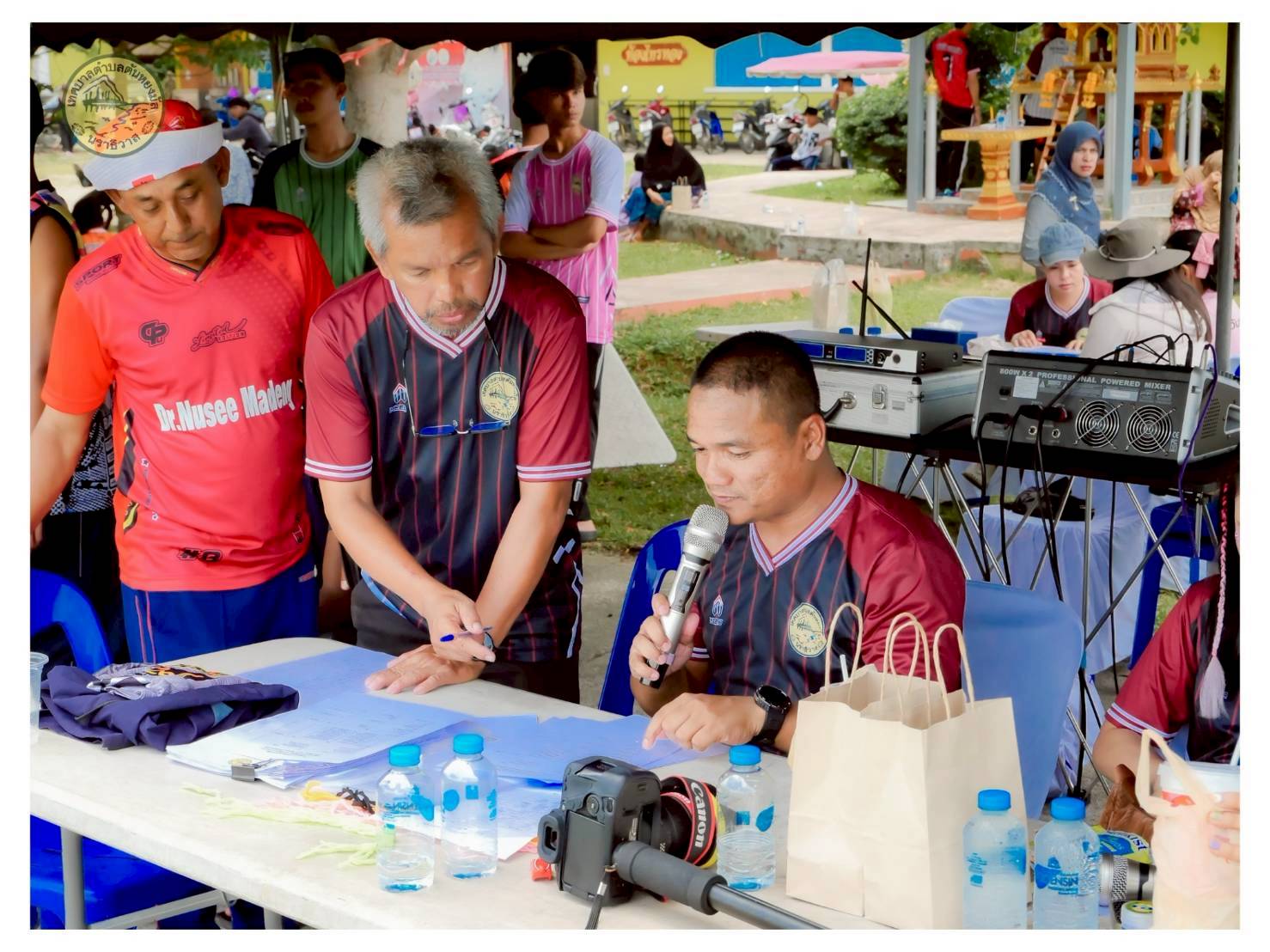 (EP 5) โครงการจัดกิจกรรมแข่งขันกีฬา ประจำปี พ.ศ. 2568🎉🏆🥇⚽️
🎯 บรรยากาศและผลคะแนนการแข่งขันกีฬาฟุตบอล ⚽️ โครงการจัดกิจกรรมแข่งขันกีฬา ประจำปี พ.ศ. 2568 ผู้ที่ชนะในครั้งนี้ ได้แก้ 🎉   
🥇1.รางวัลชนะเลิศ : ชุมชนตลาดกลางผลไม้ (สีฟ้า)
🥈2.รางวัล รองชนะเลิศอันดับ 1 : ชุมชนโรงเรียนดารุสสลาม (สีเขียว)
🥉3.รางวัล รองชนะเลิศอับดับ 2 : ชุมชนโรงเรียนแหลมทองวิทยา (สีแดง)
--------------------------------------------------------------------------
🎯สามารถดูรูปบรรยากาศกีฬาฟุตบอล ⚽️ ได้ที่ลิ้งก์นี้👇👇
https://drive.google.com/drive/folders/1dHNKWk0OLAK0pSwLdIE6j0BKQSGUbuw6?usp=sharing
--------------------------------------------------------------------------
#งานประชาสัมพันธ์เทศบาลตำบลตันหยงมัส
#เทศบาลตำบลตันหยงมัส
📝ข่าวโดย : นางสาววรลักษณ์ ไซร้สุวรรณ หัวหน้าฝ่ายบริการและเผยแพร่วิชาการ
📸 ภาพถ่ายโดย :สาเหะศูลฮี สาเหะดอเล๊าะ ลูกจ้างโครงการ
--------------------------------------------------------------------------
📌งานประชาสัมพันธ์ กองยุทธศาสตร์และงบประมาณ ติดตามข้อมูลข่าวสารเพิ่มเติม ได้ที่
📱โทรศัพท์ : 0-7367-1364
📘Facebook: เทศบาลตำบลตันหยงมัส
https://www.facebook.com/share/p/15txW4gfVS/
📗Line OA : @131jynuc
💻Website: https://www.tanyongmat.go.th/front/event_all/0