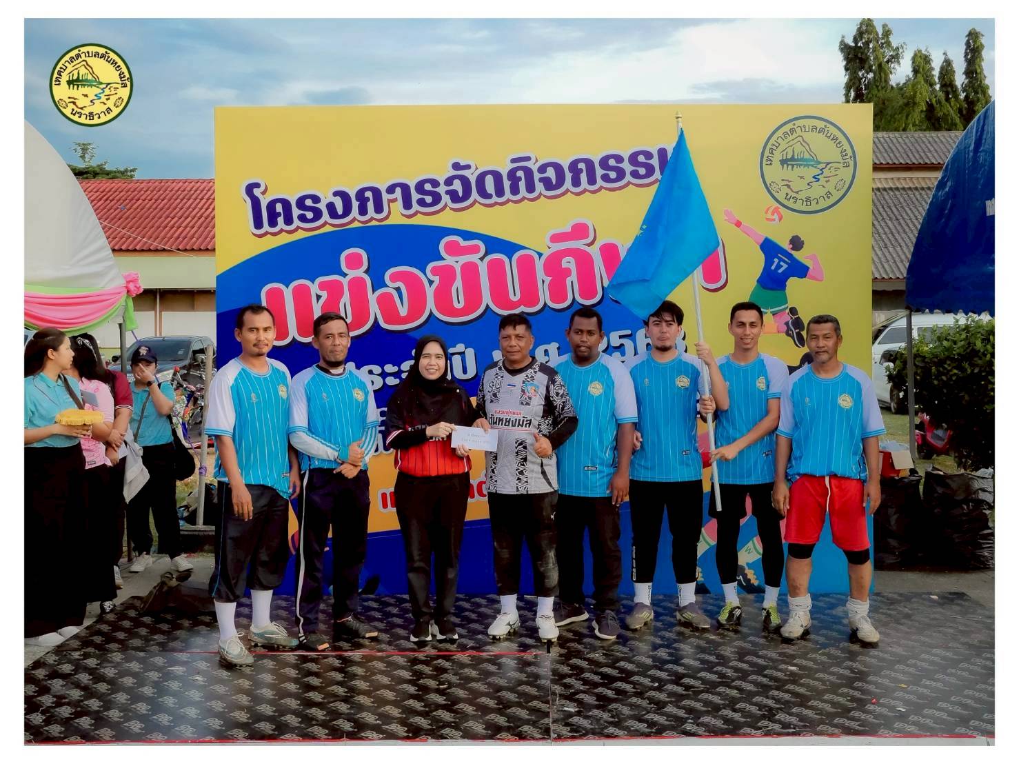 บรรยากาศพิธีมอบรางวัลโครงการจัดกิจกรรมแข่งขันกีฬา ประจำปี พ.ศ.2568 🏆🥇🥈🥉⚽️🏐

📍ผลคะแนนการประกวดขบวนพาเหรด ได้แก่
🥇1.รางวัลชนะเลิศ : สีฟ้า (ชุมชนตลาดกลางผลไม้)
🥈2.รางวัล รองชนะเลิศอันดับ 1 : สีเขียว (ชุมชนโรงเรียนดารุสสลาม)
🥉3.รางวัล รองชนะเลิศอับดับ 2 : สีแดง (ชุมชนโรงเรียนแหลมทองวิทยา)

📍ผลคะแนนการแข่งขันกีฬาพื้นบ้าน ได้แก่🎉   
🥇1.รางวัลชนะเลิศ : ชุมชนวงเวียนลองกอง 
🥈2.รางวัล รองชนะเลิศอันดับ 1 : ชุมชนโรงภาพยนตร์
🥉3.รางวัล รองชนะเลิศอับดับ 2 : ชุมชนโรงเรียนดารุสสลาม

📍ผลคะแนนการแข่งขันกีฬาวอลเลย์บอล🏐ได้แก่ 🎉   
🥇1.รางวัลชนะเลิศ : ชุมชนโรงเรียนเจริญศึกษา 
🥈2.รางวัล รองชนะเลิศอันดับ 1 : ชุมชนโรงเรียนแหลมทองวิทยา 
🥉3.รางวัล รองชนะเลิศอับดับ 2 : ชุมชนวงเวียนลองกอง

📍ผลคะแนนการแข่งขันกีฬาฟุตบอล ⚽️ ได้แก่ 🎉   
🥇1.รางวัลชนะเลิศ : ชุมชนตลาดกลางผลไม้ 
🥈2.รางวัล รองชนะเลิศอันดับ 1 : ชุมชนโรงเรียนดารุสสลาม 
🥉3.รางวัล รองชนะเลิศอับดับ 2 : ชุมชนโรงเรียนแหลมทองวิทยา 

🎯สามารถดูรูปบรรยากาศการประกาศผลรางวัลได้ที่ลิ้งก์นี้👇👇
https://drive.google.com/drive/folders/1t6y9n-Oy76nYKUhWMudIs0fznREtcNOK?usp=sharing

--------------------------------------------------------------------------
#งานประชาสัมพันธ์เทศบาลตำบลตันหยงมัส
#เทศบาลตำบลตันหยงมัส
📝ข่าวโดย : นางสาววรลักษณ์ ไซร้สุวรรณ หัวหน้าฝ่ายบริการและเผยแพร่วิชาการ
📸 ภาพถ่ายโดย :สาเหะศูลฮี สาเหะดอเล๊าะ ลูกจ้างโครงการ
--------------------------------------------------------------------------
📌งานประชาสัมพันธ์ กองยุทธศาสตร์และงบประมาณ ติดตามข้อมูลข่าวสารเพิ่มเติม ได้ที่
📱โทรศัพท์ : 0-7367-1364
📘Facebook: เทศบาลตำบลตันหยงมัส
📗Line OA : @131jynuc
💻Website: https://www.tanyongmat.go.th/front/event_al