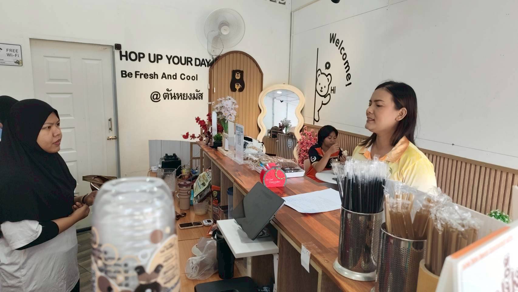 วันพฤหัสบดี ที่ 4 กันยายน 2568 เวลา 10.30 น. นายธนพล ตันสุนีย์ ผู้อำนวยการกองสาธารณสุขและสิ่งแวดล้อม มอบหมายให้ นางสาวสุพรรณพร ชูพล เจ้าหน้าที่งานสุขาภิบาลและงานอนามัยสิ่งแวดล้อม พร้อมด้วยนายนูรดีน สาแม เจ้าหน้าที่งานสุขาภิบาลและงานอนามัยสิ่งแวดล้อม ลงพื้นที่ดำเนินการแจ้งผู้ประกอบกิจการรายใหม่ และรายเดิมที่หนังสือรับรองอนุญาตประกอบกิจการใกล้หมดอายุ เพื่อดำเนินการต่อใบอนุญาตตามข้อกำหนดเทศบัญญัติ ว่าด้วยการประกอบกิจการประเภท การแจ้งสถานที่จำหน่ายอาหารหรือสะสมอาหาร และการประกอบการค้าสำหรับกิจการที่เป็นอันตรายต่อสุขภาพ พร้อมทั้งมอบใบอนุญาตสำหรับผู้ประกอบการต่อใบอนุญาตเรียบร้อยแล้ว เพื่อใช้ในการประกอบกิจการอย่างถูกต้องต่อไป ณ ถนนเทศบาล 11 ตำบลตันหยงมัส อำเภอระแงะ จังหวัดนราธิวาส

#งานประชาสัมพันธ์เทศบาลตำบลตันหยงมัส
#กองสาธารณสุขและสิ่งแวดล้อม
#เทศบาลตำบลตันหยงมัส
📝ข่าวโดย : กองสาธารณสุขและสิ่งแวดล้อม
--------------------------------------------------------------------------
📌งานประชาสัมพันธ์ กองยุทธศาสตร์และงบประมาณ ติดตามข้อมูลข่าวสารเพิ่มเติม ได้ที่
📱โทรศัพท์ : 0-7367-1364
📘Facebook: เทศบาลตำบลตันหยงมัส
📗Line OA : @131jynuc
💻Website: https://www.tanyongmat.go.th/front/event_all/0