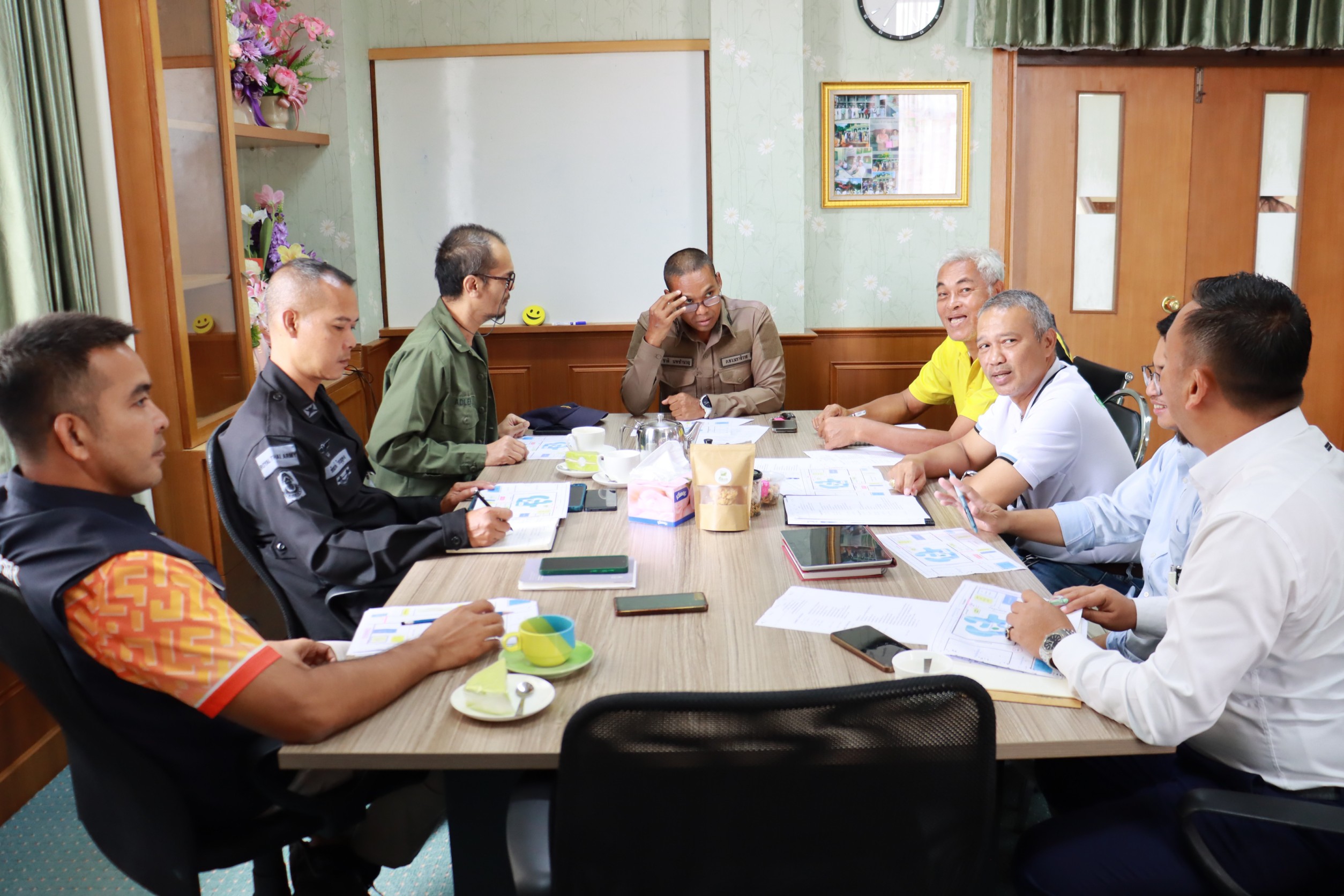 การประชุมซักซ้อมการรักษาความปลอดภัยในโครงการเมาลิดสัมพันธ์ ประจำปี พ.ศ.2568 
วันอังคาร ที่ 9 กันยายน 2568 เวลา 10.00 น. ณ ห้องนายกเทศมนตรีตำบลตันหยงมัส นางสาวซารีนา มานะวณิชย์ นายกเทศมนตรีตำบลตันหยงมัส มอบหมายให้นายกูเปาซัน สุริยะสุนทร รองนายกเทศมนตรี พร้อมด้วยนายณัฐวัตร รับไซ เลขานุการนายกเทศมนตรี,นายธานินทร์ สุวรรณมณี หัวหน้าฝ่ายปกครอง,นายพิชัย จันทร์แก้ว หัวหน้าฝ่ายบริหารงานทั่วไป และหน่วยงานที่เกี่ยวข้องเข้าร่วมประชุมเพื่อหารือแนวทางการดำเนินการป้องกันรักษาความปลอดภัย ช่วงจัดโครงการเมาลิดสัมพันธ์ ประจำปี พ.ศ.2568 ได้แก่ อำเภอระแงะ สถานีตำรวจภูธรระแงะ หน่วยเฉพาะกิจกรมทหารพราน ที่ 45 ผู้ใหญ่บ้าน หมู่ที่ 1 และหมู่ที่ 7 ซึ่งได้มีการวางแผนเพื่อความปลอดภัยของพี่น้องประชาชนชาวตำบลตันหยงมัส ที่เข้าร่วมกิจกรรมโครงการดังกล่าว ที่จะจัดขึ้นในระหว่าง วันที่ 11-14 กันยายน พ.ศ.2568 ณ สวนสาธารณะวัชระอุทยาน เทศบาลตำบลตันหยงมัส อำเภอระแงะ จังหวัดนราธิวาส
#งานประชาสัมพันธ์เทศบาลตำบลตันหยงมัส
#เทศบาลตำบลตันหยงมัส
📝ข่าวโดย :สาเหะศูลฮี สาเหะดอเล๊าะ
📸 ภาพถ่ายโดย :สาเหะศูลฮี สาเหะดอเล๊าะ 
--------------------------------------------------------------------------
📌งานประชาสัมพันธ์ กองยุทธศาสตร์และงบประมาณ ติดตามข้อมูลข่าวสารเพิ่มเติม ได้ที่
📱โทรศัพท์ : 0-7367-1364
📘Facebook: เทศบาลตำบลตันหยงมัส
📗Line OA : @131jynuc
💻Website: https://www.tanyongmat.go.th/front/event_all/0