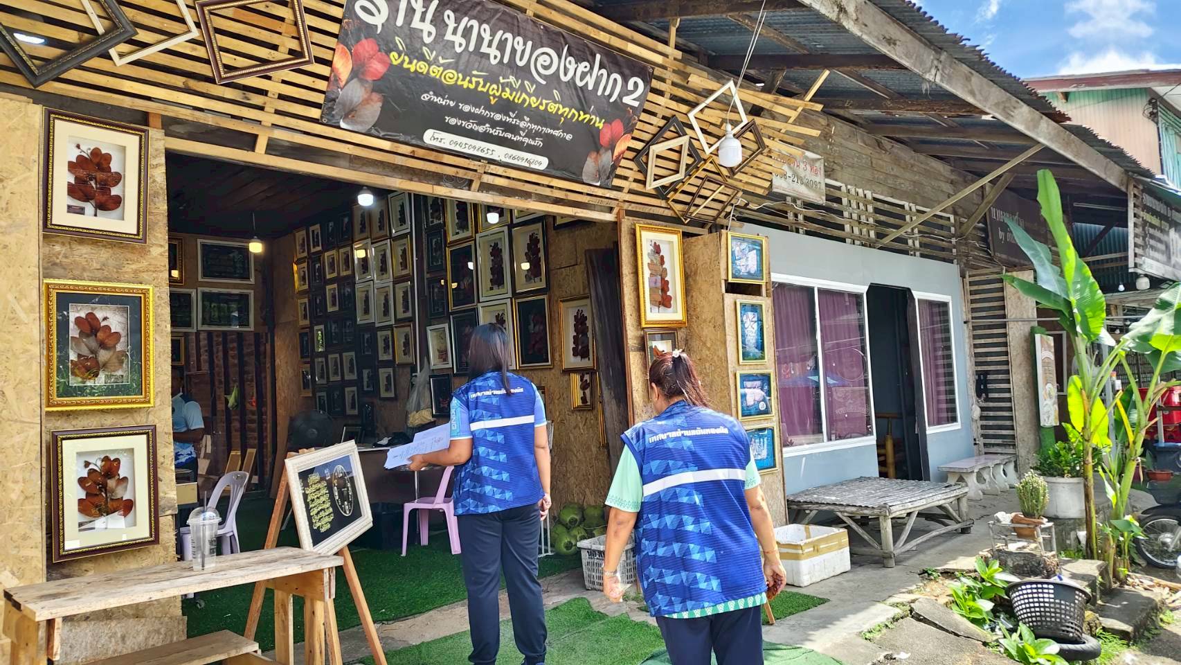 วันพุธ ที่ 10 กันยายน 2568 เวลา 09.30 น. นายธนพล ตันสุนีย์ ผู้อำนวยการกองสาธารณสุขและสิ่งแวดล้อม มอบหมายให้ นางสาวสุพรรณพร ชูพล เจ้าหน้าที่งานสุขาภิบาลและงานอนามัยสิ่งแวดล้อม พร้อมด้วยนางสาววิภาดา ใหญ่บก เจ้าหน้าที่งานส่งเสริมสุขภาพและงานสาธารณสุข นางสาววิลาวัลย์ แสงชูติ เจ้าหน้าที่งานส่งเสริมสุขภาพและงานสาธารณสุข และนายนูรดีน สาแม เจ้าหน้าที่งานสุขาภิบาลและงานอนามัยสิ่งแวดล้อม ลงพื้นที่ดำเนินการแจ้งผู้ประกอบกิจการรายใหม่ และรายเดิมที่หนังสือรับรองอนุญาตประกอบกิจการใกล้หมดอายุ และผู้ประกอบการที่ประสงค์จะยกเลิกกิจการ ดำเนินการต่อใบอนุญาตตามข้อกำหนดเทศบัญญัติ ว่าด้วยการประกอบกิจการประเภท การแจ้งสถานที่จำหน่ายอาหารหรือสะสมอาหาร และการประกอบการค้าสำหรับกิจการที่เป็นอันตรายต่อสุขภาพ พร้อมทั้งมอบใบอนุญาตสำหรับผู้ประกอบการต่อใบอนุญาตเรียบร้อยแล้ว เพื่อใช้ในการประกอบกิจการอย่างถูกต้องต่อไป ณ ถนนเทศบาล 5 , ถนนเทศบาล 8 ,ถนนเทศบาล 11 และถนนระแงะมรรคา 19 ตำบลตันหยงมัส อำเภอระแงะ จังหวัดนราธิวาส

#งานประชาสัมพันธ์เทศบาลตำบลตันหยงมัส
#กองสาธารณสุขและสิ่งแวดล้อม
#เทศบาลตำบลตันหยงมัส
📝ข่าวโดย : กองสาธารณสุขและสิ่งแวดล้อม
--------------------------------------------------------------------------
📌งานประชาสัมพันธ์ กองยุทธศาสตร์และงบประมาณ ติดตามข้อมูลข่าวสารเพิ่มเติม ได้ที่
📱โทรศัพท์ : 0-7367-1364
📘Facebook: เทศบาลตำบลตันหยงมัส
📗Line OA : @131jynuc
💻Website: https://www.tanyongmat.go.th/front/event_all/0