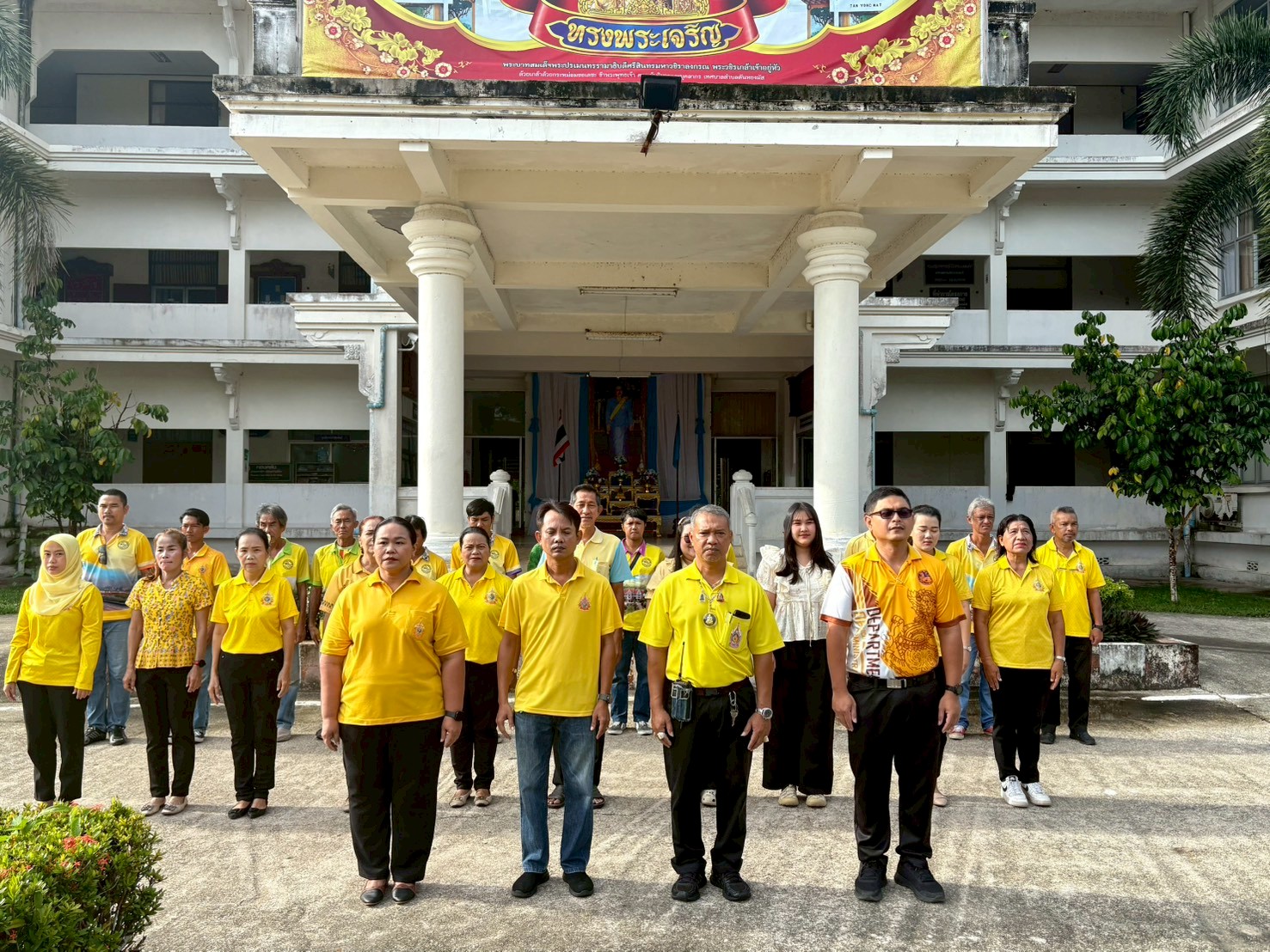 วันจันทร์ ที่ 15 กันยายน 2568  เวลา 08:00 น. ณ  สำนักงานเทศบาลตำบลตันหยงมัส โดยมีคณะผู้บริหารข้าราชการ พนักงาน และลูกจ้างเทศบาลตำบลตันหยงมัสร่วมกิจกรรมเข้าแถวเคารพธงชาติ ร้องเพลงชาติไทย สวดมนต์ไหว้พระ และดุอาร์ เพื่อแสดงออกถึงความจงรักภักดีต่อชาติ ศาสนา และพระมหากษัตริย์ และเป็นการเตรียมความพร้อมก่อนการปฏิบัติหน้าที่ราชการในแต่ละสัปดาห์ ทุกวันจันทร์ อันจะเป็นการเพิ่มประสิทธิภาพในการทำงานเสริมสร้างความรักความสามัคคีในองค์กร 🇹🇭
--------------------------------------------------------------------------
#งานประชาสัมพันธ์เทศบาลตำบลตันหยงมัส
#กองยุทธศาสตร์และงบประมาณ
#เทศบาลตำบลตันหยงมัส
📝ข่าวโดย : นางสาววรรณวิษา สุขสถาน
📷 ถ่ายภาพโดย:นางสาววรรณวิษา สุขสถาน
--------------------------------------------------------------------------
📌งานประชาสัมพันธ์ กองยุทธศาสตร์และงบประมาณ ติดตามข้อมูลข่าวสารเพิ่มเติม ได้ที่
📱โทรศัพท์ : 0-7367-1364
📘Facebook: เทศบาลตำบลตันหยงมัส
📗Line OA : @131jynuc