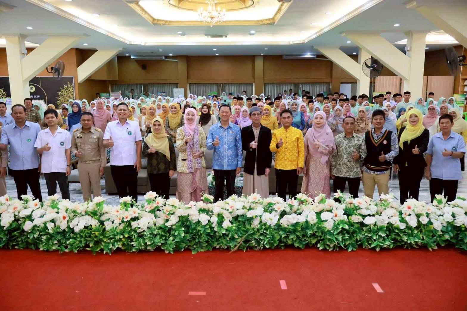 นายกเทศมนตรีตำบลตันหยงมัส ร่วมให้การต้อนรับผู้ว่าราชการจังหวัดนราธิวาส และร่วมเป็นเกียรติในพิธีเปิดโครงการพัฒนาเครือข่ายนักเรียน โรงเรียน อย.น้อย "มหกรรมวิชาการ อย.น้อย"

วันที่ 15 กันยายน 2568 เวลา 09.00 น. นางสาวซารีนา มานะวณิชย์ นายกเทศมนตรีตำบลตันหยงมัส ร่วมให้การต้อนรับและร่วมเป็นเกียรติในพิธีเปิดโครงการพัฒนาเครือข่ายนักเรียน โรงเรียน อย.น้อย "มหกรรมวิชาการ อย.น้อย" โดยมี ว่าที่ร้อยตรี ตระกูล โทธรรม ผู้ว่าราชการจังหวัดนราธิวาส  เป็นประธานในพิธีเปิดโครงการดังกล่าว และมีรองนายแพทย์สาธารณสุขจังหวัดนราธิวาส ,หัวหน้าส่วนราชการอำเภอ , ผู้อำนวยการโรงพยาบาลระแงะ ,สาธารณสุขอำเภอระแงะ, ผอ.สช.อำเภอระแงะ ,คณะผู้บริหาร ,คณะครู, นักเรียน และแขกผู้มีเกียรติ เข้าร่วม ณ ห้องประชุมใยลานี โรงเรียนดารุสสาลาม อำเภอระแงะ จังหวัดนราธิวาส
--------------------------------------------------------------------------
#งานประชาสัมพันธ์เทศบาลตำบลตันหยงมัส
#เทศบาลตำบลตันหยงมัส
📝ข่าวโดย :สาเหะศูลฮี สาเหะดอเล๊าะ
--------------------------------------------------------------------------
📌งานประชาสัมพันธ์ กองยุทธศาสตร์และงบประมาณ ติดตามข้อมูลข่าวสารเพิ่มเติม ได้ที่
📱โทรศัพท์ : 0-7367-1364
📘Facebook: เทศบาลตำบลตันหยงมัส
📗Line OA : @131jynuc
💻Website: https://www.tanyongmat.go.th/front/event_all/0