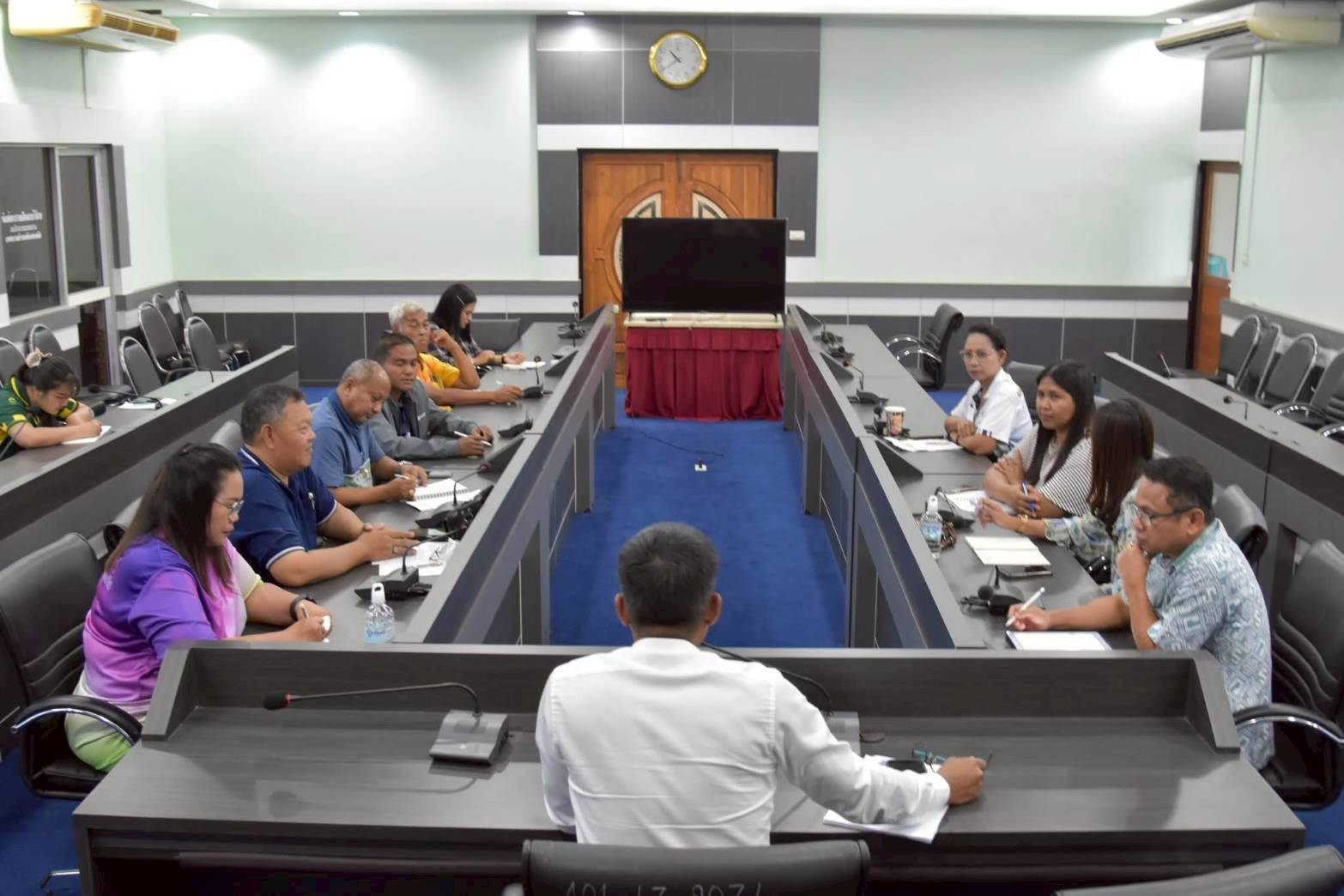 การประชุมหัวหน้าส่วนราชการ เทศบาลตำบลตันหยงมัส ประจำเดือน กันยายน 2568

วันพุธ ที่ 17 กันยายน 2568 เวลา 10.30 น. ณ ห้องประชุมสภาเทศบาลตำบลตันหยงมัส นำโดย นายสุเมธ เพ็ชรรัตน์ ปลัดเทศบาล เป็นประธานในการประชุมครั้งนี้ พร้อมด้วย นายนพพร จันทร์แก้ว รองปลัดเทศบาล, ผู้อำนวยการทุกกอง หัวหน้าฝ่าย และพนักงานเทศบาล เข้าร่วมประชุมดังกล่าว 
- เรื่อง ที่ประธานแจ้งให้ที่ประชุมทราบ 
- เรื่อง รับรองรายงานการประชุมครั้งที่ผ่านมา การติดตาม 
- สำนักปลัดเทศบาล - กองยุทธศาสตร์และงบประมาณ - กองการศึกษา - กองช่าง - กองสาธารสุขและสิ่งแวดล้อม - กองคลัง - กองสวัสดิการสังคม และ เรื่อง อื่นๆ เพื่อแจ้งข้อราชการที่สำคัญ ติดตามความก้าวหน้า ของผลการดำเนินงานตลอดจนการวางแผน และกำเนิดนโยบายการปฏิบัติงาน เพื่อให้การดำเนินงานเป็นไปด้วยความเรียบร้อย และดำเนินงานปรับปรุงภารกิจเร่งด่วนของเทศบาลในทุกส่วนงาน ทั้งนี้ ประชุมได้แจ้งปัญหา และอุปสรรคที่เกิดขึ้นพร้อมร่วมเสนอแนะในการแก้ไขปัญหาเพื่อให้เกิดประโยชน์ต่อประชาชนสูงสุด

#งานประชาสัมพันธ์เทศบาลตำบลตันหยงมัส
#เทศบาลตำบลตันหยงมัส
📝ข่าวโดย :สาเหะศูลฮี สาเหะดอเล๊าะ
📸 ภาพถ่ายโดย :สาเหะศูลฮี สาเหะดอเล๊าะ 
--------------------------------------------------------------------------
📌งานประชาสัมพันธ์ กองยุทธศาสตร์และงบประมาณ ติดตามข้อมูลข่าวสารเพิ่มเติม ได้ที่
📱โทรศัพท์ : 0-7367-1364
📘Facebook: เทศบาลตำบลตันหยงมัส
📗Line OA : @131jynuc
💻Website: https://www.tanyongmat.go.th/front/event_all/0