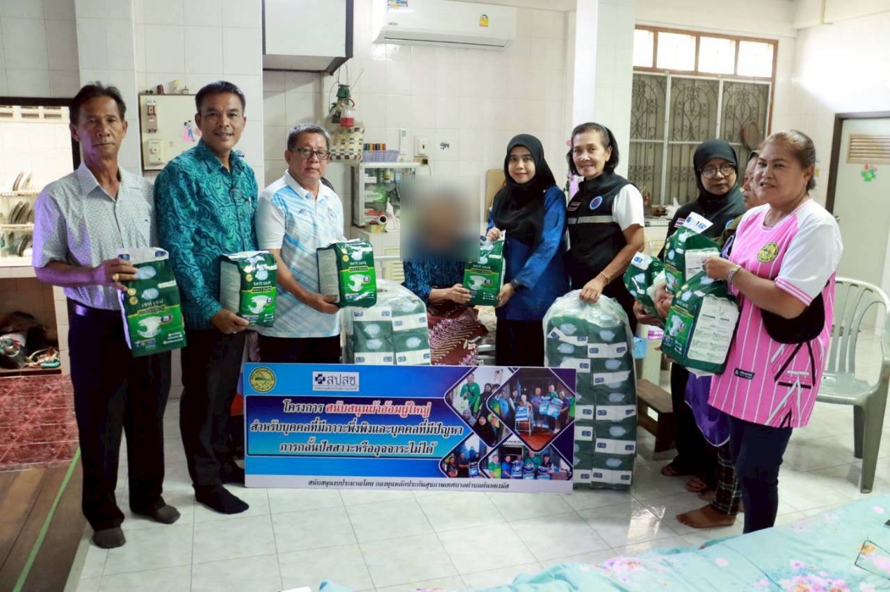 เทศบาลตำบลตันหยงมัส ลงพื้นที่มอบผ้าอ้อมสำหรับผู้ใหญ่ ตามโครงการสนับสนุนผ้าอ้อมผู้ใหญ่ สำหรับบุคคลที่มีภาวะพึ่งพิง และบุคคลที่มีปัญหาการกลั้นปัสสาวะหรืออุจาระไม่ได้
วันพฤหัสบดี ที่ 24 กันยายน 2568 เวลา 10.00 น. นางสาวซารีนา มานะวณิชย์ นายกเทศมนตรีตำบลตันหยงมัส พร้อมด้วย นายสว่าง อกนิษฐ์กุล รองนายกเทศมนตรี,นายประพันธ์ หนูชู ที่ปรึกษานายกเทศมนตรี,นายสุเมธ เพ็ชรรัตน์ ปลัดเทศบาล สมาชิกสภาเทศบาล,เจ้าหน้าที่กองสาธารณสุขและสิ่งแวดล้อม และอาสาสมัครสาธารณสุขประจำหมู่ (อสม.) ลงพื้นที่มอบผ้าอ้อมสำหรับผู้ใหญ่ ตามโครงการสนับสนุนผ้าอ้อมผู้ใหญ่ สำหรับบุคคลที่มีภาวะพึ่งพิง และบุคคลที่มีปัญหาการกลั้นปัสสาวะหรืออุจาระไม่ได้ “งบสนับสนุนจากกองทุนหลักประกันสุขภาพเทศบาลตำบลตันหยงมัส จำนวน 5 ราย ในพื้นที่เขตเทศบาลตำบลตันหยงมัส
--------------------------------------------------------------------------
#งานประชาสัมพันธ์เทศบาลตำบลตันหยงมัส
#เทศบาลตำบลตันหยงมัส
📝ข่าวโดย :สาเหะศูลฮี สาเหะดอเล๊าะ
📸 ภาพถ่ายโดย :สาเหะศูลฮี สาเหะดอเล๊าะ 
--------------------------------------------------------------------------
📌งานประชาสัมพันธ์ กองยุทธศาสตร์และงบประมาณ ติดตามข้อมูลข่าวสารเพิ่มเติม ได้ที่
📱โทรศัพท์ : 0-7367-1364
📘Facebook: เทศบาลตำบลตันหยงมัส
📗Line OA : @131jynuc
💻Website: https://www.tanyongmat.go.th/front/event_all/0