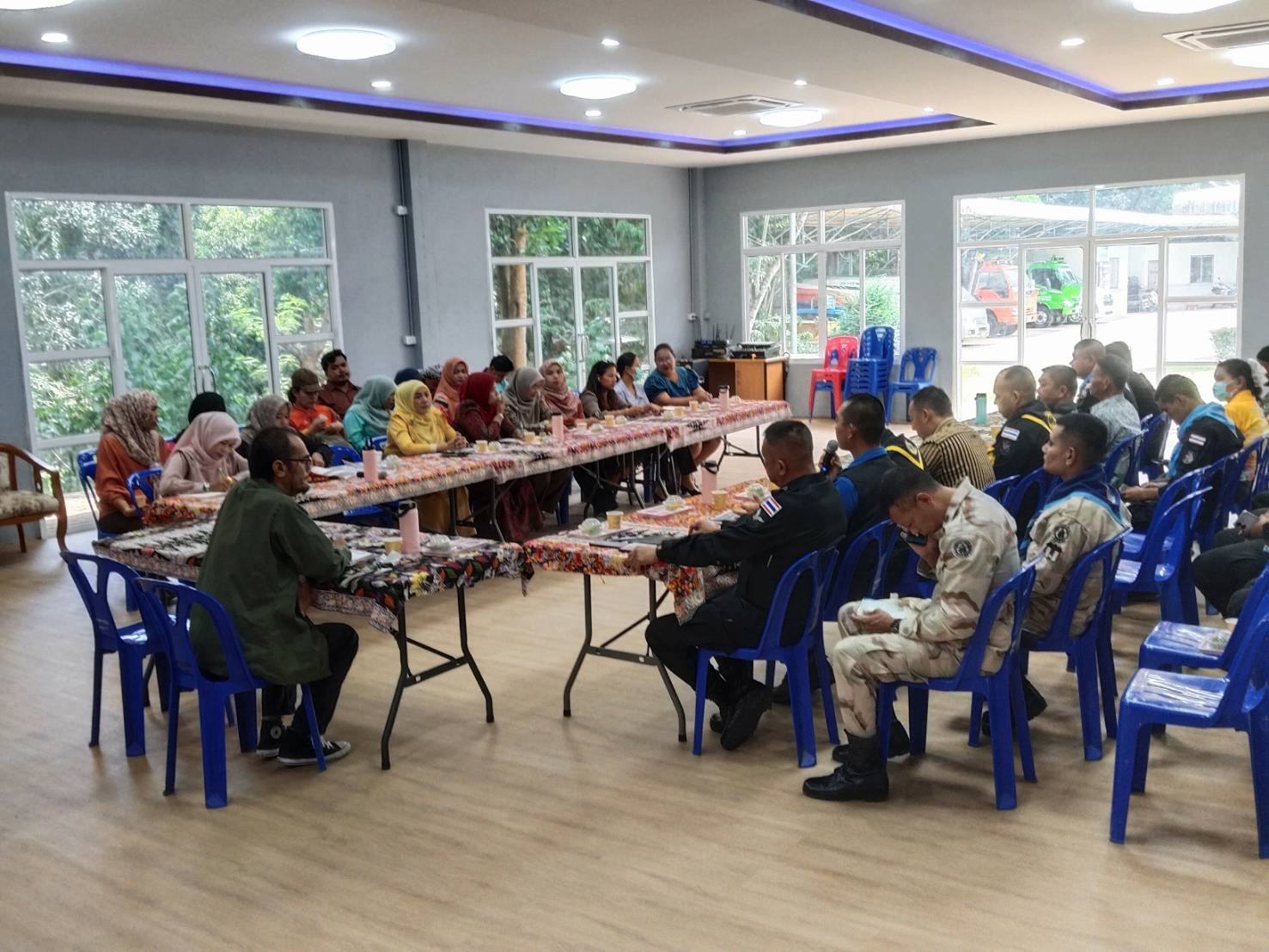 รองนายกเทศมนตรีตำบลตันหยงมัส เข้าร่วมประชุมสภาสันติสุขตำบลตันหยงมัส ประจำเดือนกันยายน 2568
วันที่ 25 กันยายน 2568 เวลา 10.00 น. นายกูเปาซัน สุริยะสุนทร รองนายกเทศมนตรีตำบลตันหยงมัส เข้าร่วมประชุมสภาสันติสุขตำบลตันหยงมัส ประจำเดือนกันยายน 2568 โดยมีนายกอดาฟีร์ หะยีหมัด เป็นประธานที่ประชุมฯ เพื่อแลกเปลี่ยนข้อมูล ประชาสัมพันธ์ข่าวสารให้กับหน่วยงานต่าง ๆ ในพื้นที่ได้รับทราบ ณ ห้องประชุมองค์การบริหารส่วนตำบลตันหยงมัส อำเภอระแงะ จังหวัดนราธิวาส
--------------------------------------------------------------------------
#งานประชาสัมพันธ์เทศบาลตำบลตันหยงมัส
#เทศบาลตำบลตันหยงมัส
📝ข่าวโดย :สาเหะศูลฮี สาเหะดอเล๊าะ
--------------------------------------------------------------------------
📌งานประชาสัมพันธ์ กองยุทธศาสตร์และงบประมาณ ติดตามข้อมูลข่าวสารเพิ่มเติม ได้ที่
📱โทรศัพท์ : 0-7367-1364
📘Facebook: เทศบาลตำบลตันหยงมัส
📗Line OA : @131jynuc
💻Website: https://www.tanyongmat.go.th/front/event_all/0