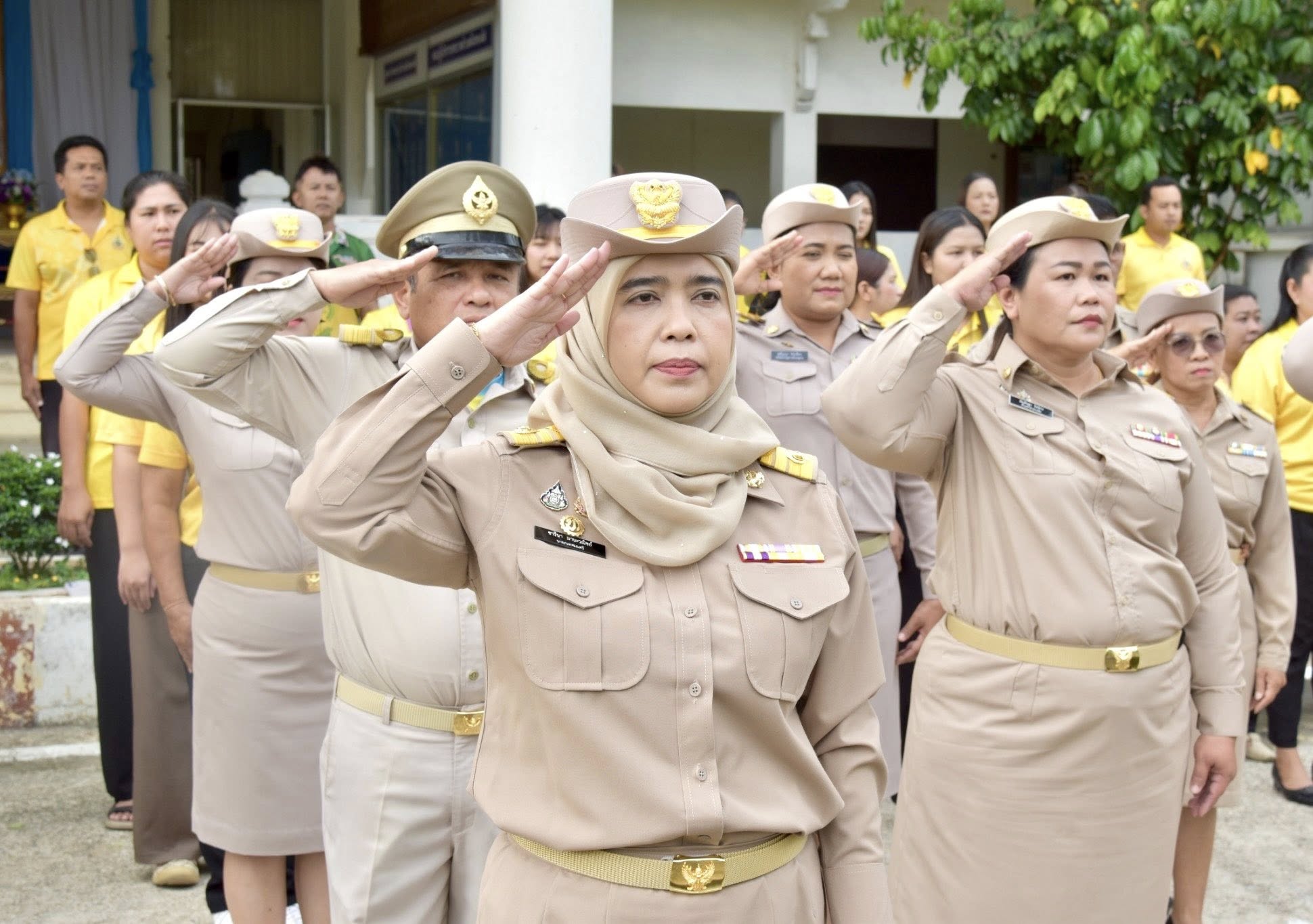 วันจันทร์ ที่ 29 กันยายน 2568 เวลา 08.00 น. นางสาวซารีนา มานะวณิชย์ นายกเทศมนตรีตำบลตันหยงมัส พร้อมด้วย นายนพพร จันทร์แก้ว รองปลัดเทศบาล หัวหน้าส่วนราชการ ข้าราชการ และพนักงานเทศบาลตำบลตันหยงมัส ได้จัดกิจกรรมเนื่องในวันพระราชทานธงชาติไทย ครบรอบ 108 ปี ด้วยการจัดกิจกรรมเคารพธงชาติและร้องเพลงชาติไทย เวลา 08.00 น. และนายกเทศมนตรีกล่าวคำสดุดีเนื่องในวันพระราชทานธงชาติไทย ณ สำนักงานเทศบาลตำบลตันหยงมัส 
        ตามมติคณะรัฐมนตรี (20 กันยายน 2559) ได้กำหนดให้วันที่ 28 กันยายน ของทุกปีเป็น วันพระราชทานธงชาติไทย (Thai National Flag Day) เริ่มในวันที่ 28 กันยายน 2560 เป็นวันแรกซึ่งเป็น   วันครบรอบ 100 ปี เป็นต้นไป โดยไม่ถือเป็นวันหยุดราชการ เพื่อเป็นการสร้างความภาคภูมิใจของคนในชาติ และเป็นการน้อมรำลึกในพระมหากรุณาธิคุณของพระบาทสมเด็จพระมงกุฎเกล้าเจ้าอยู่หัว ที่ทรงพระราชทานธงไตรรงค์เป็นธงชาติไทย
       ธงชาติถือเป็นสัญลักษณ์อันสูงสุดของชาติ ธงชาติไทยแต่เดิมมีหลายรูปแบบ จนรัชสมัยพระบาทสมเด็จพระมงกุฎเกล้าเจ้าอยู่หัว รัชกาลที่ 6 ทรงพระกรุณาโปรดเกล้าโปรดกระหม่อมให้ตราพระราชบัญญัติธงขึ้นใหม่ในพุทธศักราช 2460 และพระองค์ทรงกำหนดความหมาย 
โดยธงไตรรงค์มีความหมายอันเป็นสิริมงคลแก่ชาติ 🇹🇭ดังนี้
🔴  สีแดง หมายถึง ชาติ
⚪  สีขาว หมายถึง ศาสนา
🔵  สีน้ำเงิน หมายถึง พระมหากษัตริย์
🇹🇭
#งานประชาสัมพันธ์เทศบาลตำบลตันหยงมัส
#เทศบาลตำบลตันหยงมัส
📝ข่าวโดย : นางสาววรรณวิษา สุขสถาน
📷 ถ่ายโดย: นางสาววรรณวิษา สุขสถาน 
--------------------------------------------------------------------------
📌งานประชาสัมพันธ์ กองยุทธศาสตร์และงบประมาณ ติดตามข้อมูลข่าวสารเพิ่มเติม ได้ที่
📱โทรศัพท์ : 0-7367-1364
📘Facebook: เทศบาลตำบลตันหยงมัส
📗Line OA : @131jynuc
💻Website: https://www.tanyongmat.go.th/front/event_all/0