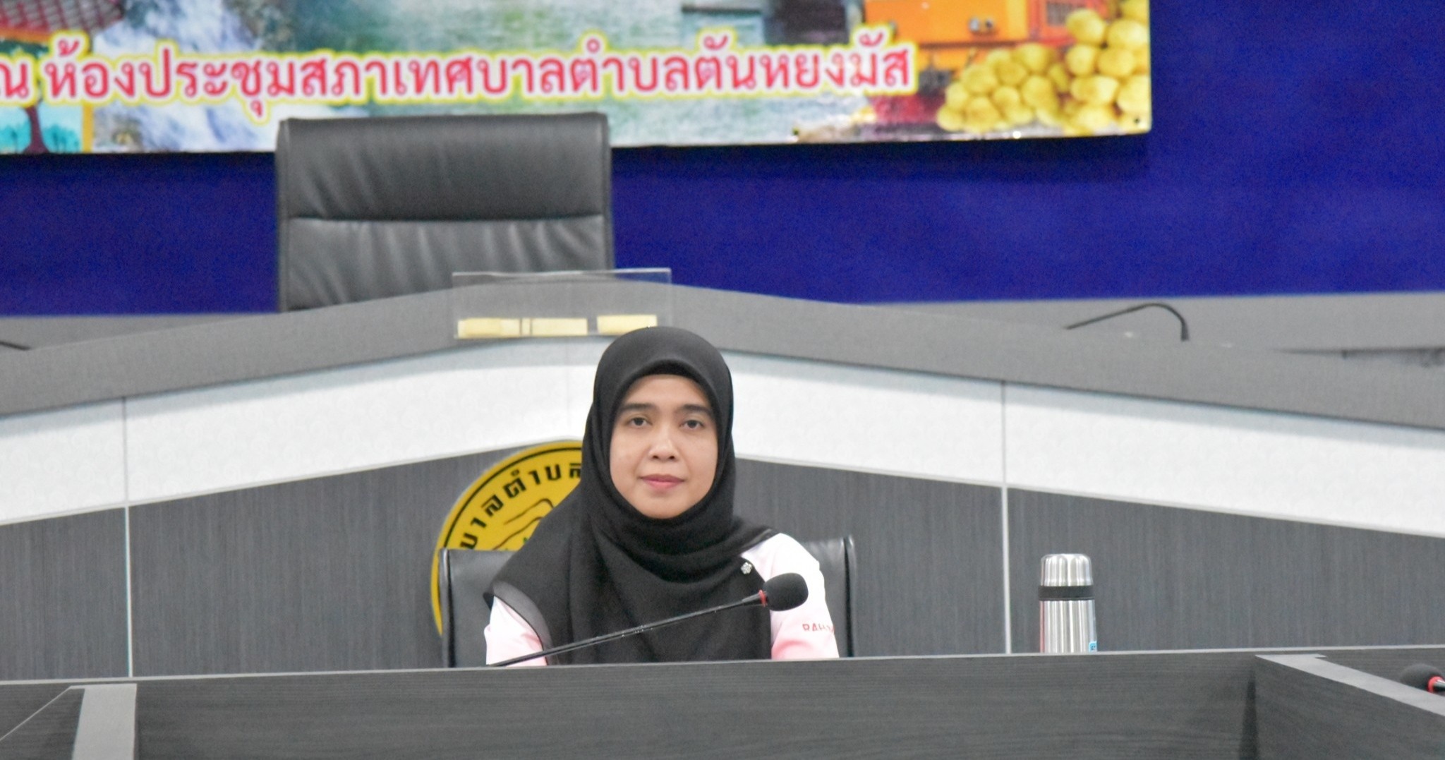 เทศบาลตำบลตันหยงมัส ประชุมคณะกรรมการศูนย์พัฒนาเด็กเล็ก พิจารณาร่างแผนปฏิบัติการประจำปี 2569
วันที่ 24 กันยายน 2568 เวลา 10.30 น. ณ ห้องประชุมสภาเทศบาลตำบลตันหยงมัส นางสาวซารีนา มานะวณิชย์ นายกเทศมนตรีตำบลตันหยงมัส เป็นประธานการประชุมคณะกรรมการศูนย์พัฒนาเด็กเล็กเทศบาลตำบลตันหยงมัส โดยมีนายสุเมธ เพ็ชรัตน์ ปลัดเทศบาล พร้อมด้วยคณะกรรมการศูนย์พัฒนาเด็กเล็ก เข้าร่วมประชุมอย่างพร้อมเพรียง
การประชุมในครั้งนี้ มีวัตถุประสงค์ เพื่อพิจารณาร่างแผนปฏิบัติการประจำปีงบประมาณ พ.ศ.2569 ของศูนย์พัฒนาเด็กเล็กเทศบาลตำบลตันหยงมัส โดยมุ่งเน้นการพัฒนาและยกระดับคุณภาพการจัดการศึกษาในระดับปฐมวัยให้มีความเหมาะสม สอดคล้องกับหลักสูตรและความต้องการของชุมชน ตลอดจนการส่งเสริมการเรียนรู้และพัฒนาการเล็กเล็กในทุกด้านอย่างมีประสิทธิภาพ
การประชุมดำเนินไปด้วยบรรยากาศที่เข้มข้นและสร้างสรรค์ คณะกรรมการได้ร่วมกันเสนอความคิดเห็นและข้อเสนอแนะที่เป็นประโยชน์ต่อการจัดทำแผน เพื่อให้การดำเนินงานของศูนย์พัฒนาเด็กเล็กในปีงบประมาณ 2569 เป็นไปอย่างมีประสิทธิภาพและตอบสนองต่อความต้องการของประชาชนในพื้นที่ได้อย่างแท้จริง
--------------------------------------------------------------------------
#งานประชาสัมพันธ์เทศบาลตำบลตันหยงมัส
#เทศบาลตำบลตันหยงมัส
📝ข่าวโดย : นางสาววรลักษณ์ ไซร้สุวรรณ
📸 ภาพถ่าย : นางสาววรลักษณ์ ไซร้สุวรรณ
--------------------------------------------------------------------------
📌งานประชาสัมพันธ์ กองยุทธศาสตร์และงบประมาณ ติดตามข้อมูลข่าวสารเพิ่มเติม ได้ที่
📱โทรศัพท์ : 0-7367-1364
📘Facebook: เทศบาลตำบลตันหยงมัส
📗Line OA : @131jynuc
💻Website: https://www.tanyongmat.go.th/front/event_all/0
