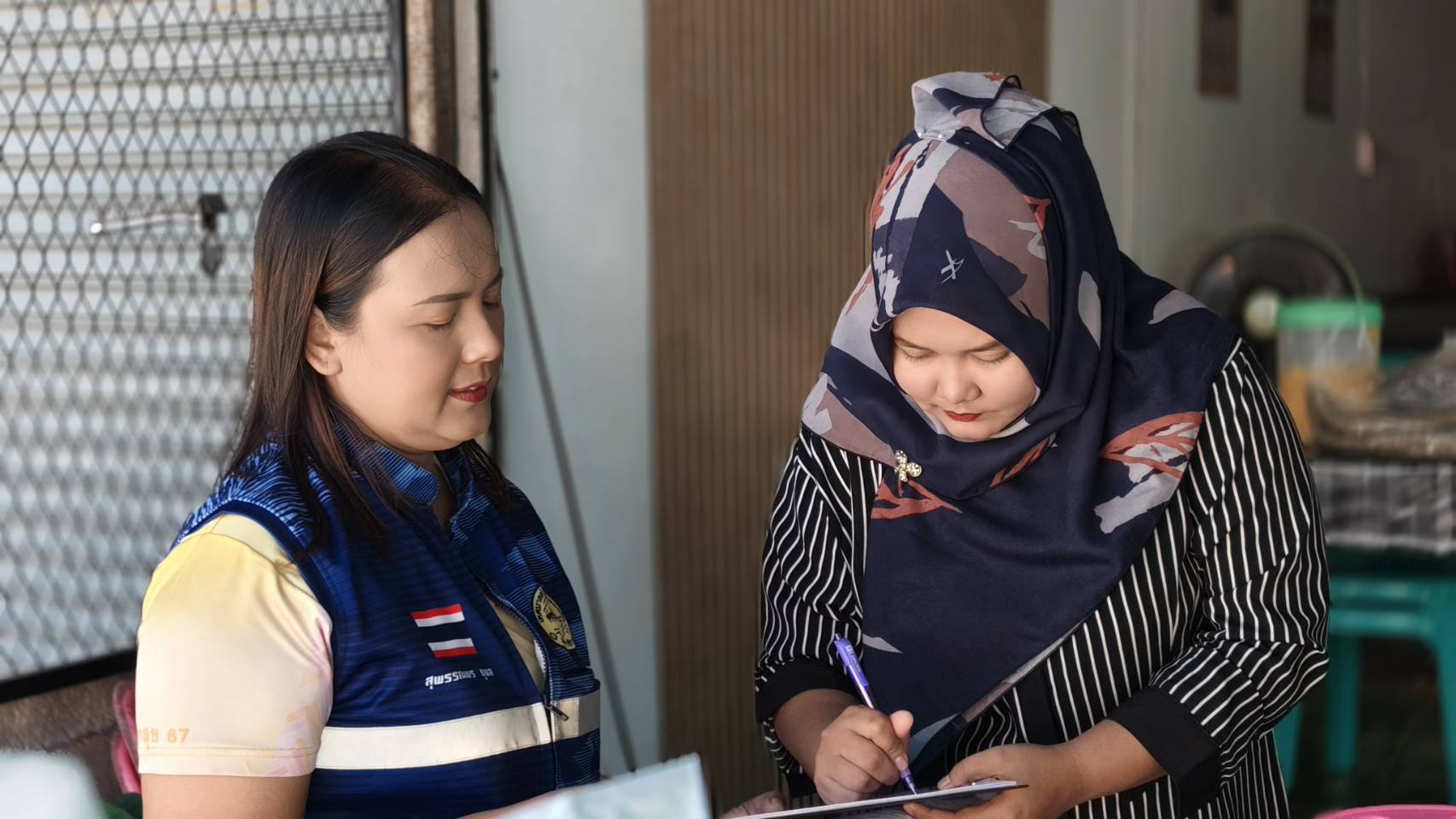วันพฤหัสบดี ที่ 2 ตุลาคม 2568 เวลา 09.30 น. นายธนพล ตันสุนีย์ ผู้อำนวยการกองสาธารณสุขและสิ่งแวดล้อม มอบหมายให้ นางสาวสุพรรณพร ชูพล เจ้าหน้าที่งานสุขาภิบาลและงานอนามัยสิ่งแวดล้อม พร้อมนายนูรดีน สาแม เจ้าหน้าที่งานสุขาภิบาลและงานอนามัยสิ่งแวดล้อม ลงพื้นที่ดำเนินการมอบใบประกอบอนุญาตสำหรับผู้ที่ดำเนินการต่อใบอนุญาตเสร็จสิ้นแล้ว ตามข้อกำหนดเทศบัญญัติ ว่าด้วยการประกอบกิจการประเภท การแจ้งสถานที่จำหน่ายอาหารหรือสะสมอาหาร และการประกอบการค้าสำหรับกิจการที่เป็นอันตรายต่อสุขภาพ เพื่อใช้ในการประกอบกิจการอย่างถูกต้องต่อไป ณ ถนนเทศบาล 7 , เทศบาล 8 ,เทศบาล 11 และถนนจิตมงคล ตำบลตันหยงมัส อำเภอระแงะ จังหวัดนราธิวาส
#งานประชาสัมพันธ์เทศบาลตำบลตันหยงมัส
#กองสาธารณสุขและสิ่งแวดล้อม
#เทศบาลตำบลตันหยงมัส
📝ข่าวโดย : กองสาธารณสุขและสิ่งแวดล้อม
--------------------------------------------------------------------------
📌งานประชาสัมพันธ์ กองยุทธศาสตร์และงบประมาณ ติดตามข้อมูลข่าวสารเพิ่มเติม ได้ที่
📱โทรศัพท์ : 0-7367-1364
📘Facebook: เทศบาลตำบลตันหยงมัส
📗Line OA : @131jynuc
💻Website: https://www.tanyongmat.go.th/front/event_all/0